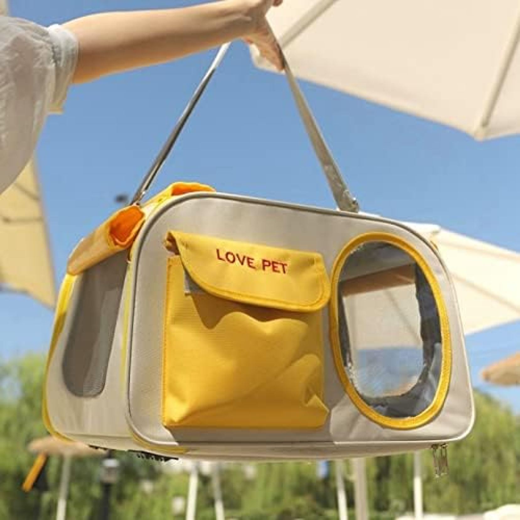 　　　 ◆◇◆売れている秘密◆◇◆ 「サイズ」：46*28*31cm 46*28*31cmという大きさで、快適に使える広々としたスペースを提供します。 ペットキャリーバッグのサイドとトップがメッシュタイプで、中の様子が見えるので、飼い主もペットも安心できます。 飛び出し防止フックが付いているので、移動中も安全にペットを輸送できます。 日常の外出や旅行に便利な、安全で快適なペットキャリーバッグを是非お試しください。 　　　◆◇◆注意事項◆◇◆ご覧のモニターの環境、撮影環境により実物と色味が異なって見える場合がございます。湿った状態で他のものと擦り合わせると色が移る恐れがあります。濃色品の洗濯時は、白色、淡色と分けて洗ってください。説明 「3wayペットキャリーバッグ - 軽量キャンバス素材で9Kgまでの耐荷重、通気性抜群の猫用リュック型！イエロー色でドライブや旅行に最適」「サイズ」：46*28*31cm 【安心設計】飛び出し防止フックが付いているので、飼い主もペットも安心してお出かけが楽しめる 【快適サイズ】46*28*31cmのサイズはコンパクトで持ち運びも便利、お出かけ時に最適 【使いやすさ】サイドとトップが開閉可能で、ペットの出し入れがスムーズ 【多目的】ペットだけでなく、小型の荷物も入れて使える便利なペットキャリーバッグ