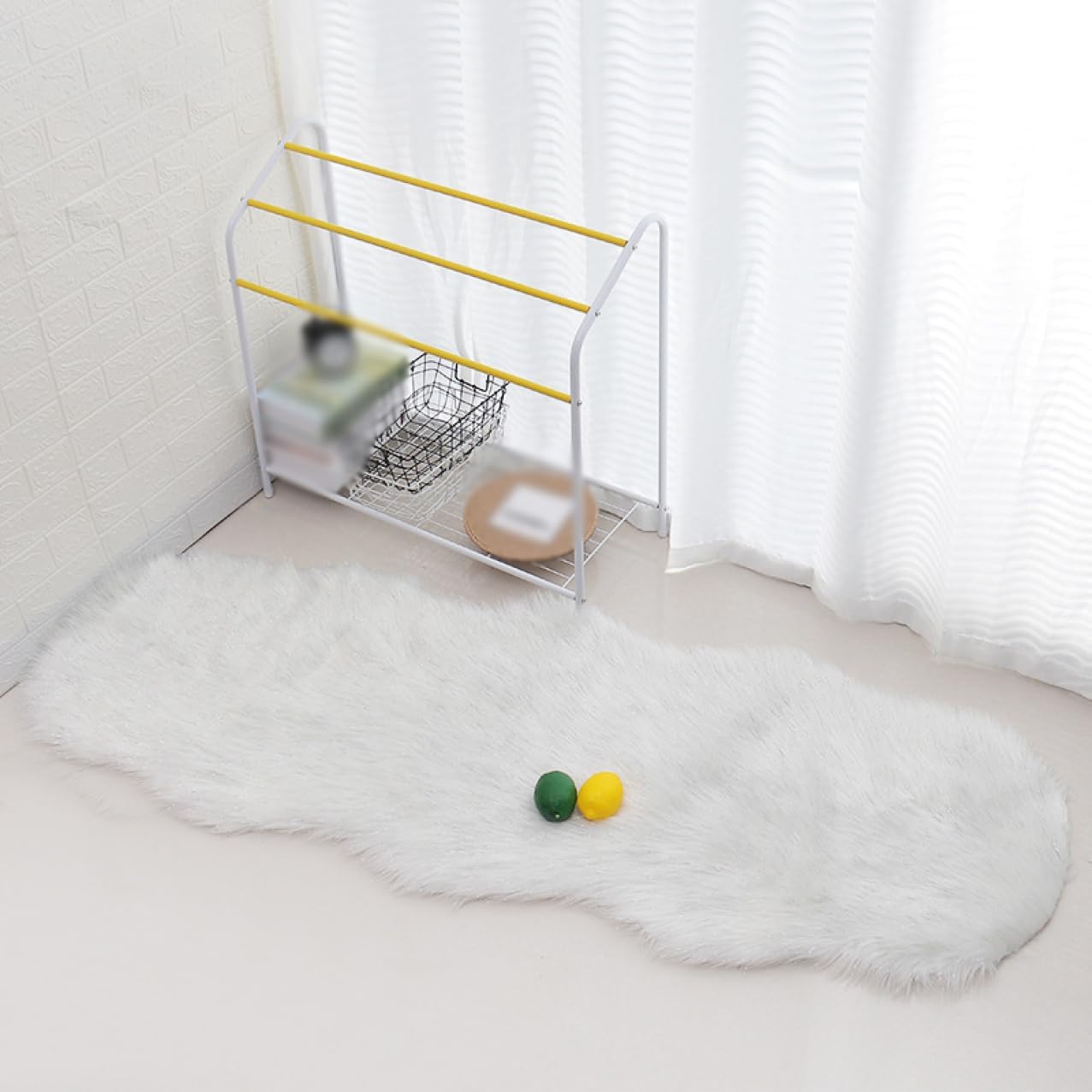 　　　 ◆◇◆売れている秘密◆◇◆ 【仕様】サイズ：毛長：約6cm　60*180cm 60*90cm 60*100cm 60*160cm 80*160cm 60*150cm 75*120cm 60*120cm 60*110cm 60*200cm 40*60cm　 機能：防音〜防ダニ〜抗菌〜消臭　洗える、上質の材料、抗菌防臭、滑り止め付き、防音、保温、手洗い エントランスマット 玄関マット オールシーズン対応 【ふわふわ】このフェイクシープスキンラグは、柔らかく、厚く、贅沢にくつろげるだけでなく、美しく見えます。 毛皮は非常に長く、豪華で絹のような柔らかさです。 【おしゃれな敷物】お姫様の部屋でフロアの敷物、ベッドラグ、ソファーの肘掛け、椅子のシートなどとして保暖性質が良い、人気がある。 【シンプルデザイン】無地のシンプルな敷物なので、人気の北欧風、カントリー、シャビーシックや姫系、かっこいいインダストリアル系などの洋室はもちろん、和モダン、アジアンリゾートにも似合います。　 リビング、寝室、書斎、畳の客間などにいかがですか？ 【お手入れ簡単?プレゼントに！】手洗い?洗濯機洗いできるのでお手入れ簡単です。おうちで洗えて、いつても清潔に。新築祝いや結婚祝い、引っ越し祝いなど、新学期や新生活には欠かせない?　 男女問わず、学生から社会人まで、どの年代の方でもご利用いただけるデザインなので、お子様、ご兄弟、ご姉妹、ご友人、ご親戚などへの贈り物にぴったり。 商品発送のタイミング：通常、ご注文から2〜3日営業日内を目安にご発送致しております。 商品到着のタイミング：通常、ご発送から6〜8日営業日以内に到着いたします。 土曜?日曜?祝日?繁忙期明けには配送が混雑いたしますので、お届け時間は多少前後する場合がございます。納期の確認等はごメールにてお気軽にお問い合わせ下さいませ。 　　　◆◇◆注意事項◆◇◆ご覧のモニターの環境、撮影環境により実物と色味が異なって見える場合がございます。湿った状態で他のものと擦り合わせると色が移る恐れがあります。濃色品の洗濯時は、白色、淡色と分けて洗ってください。説明 -