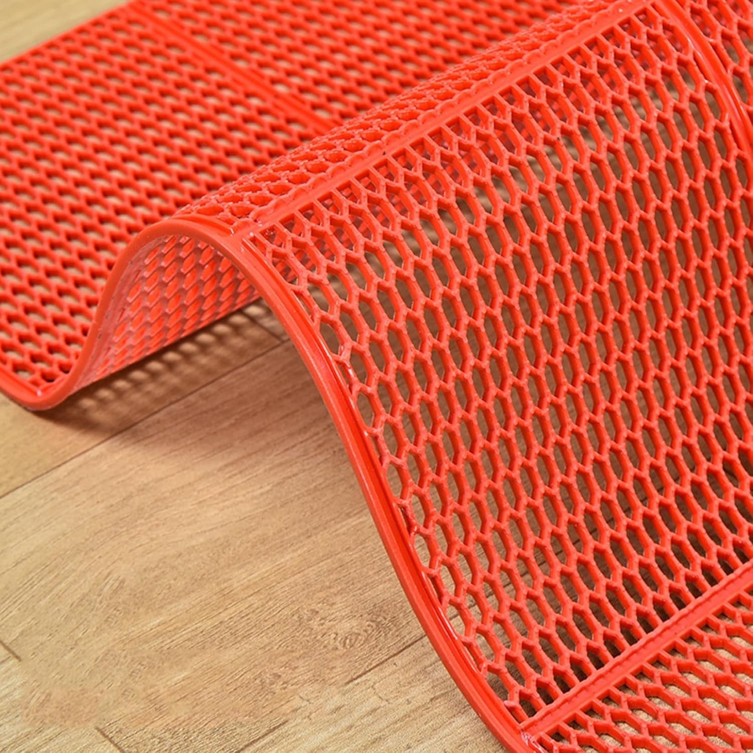 　　　 ◆◇◆売れている秘密◆◇◆ 【高品質素材】シャワーマットは環境にやさしいPVC素材を使用しており、抗菌性、柔軟性、安全性、耐久性に優れています。 【強化版滑り止め】裏面には滑り止め加工を施され、この形は強力な吸着力を発揮して、床にピタッと吸着するんですので、商業場合も小さなお子様やペットがいるご家庭でもご使用になりやすくなっております。 【耐磨耗性マット】頻?に踏むや擦りでも変形にくい玄関ラグ！ドアに引っかからない絶妙な厚さで、ズレにくく、つまずきにくさを実現いたしました。ハサミやカッターでお好みのサイズ?形にカットできるから色んな場所にピッタリ！ 【お手入れ】掃除機やほうきの使用、もしくは裏面を軽くたたいマットを揺らすのが日常清掃として十分です。定期的にブラシやホースを使って水で洗い流すのがおすすめします。マット表面が常に乾燥状態となり、雑菌やカビなどの繁殖が防げます。 【適用範囲が広い】玄関、ベランダ、ラグ、インテリア、ドア。オールシーズン大活躍の玄関マット。屋外にも屋内にも兼用で、お使いいただけます。飲食店や美容院、学校、公共施設、レジャー施設といった店舗など、業務用として最適です。※本製品を初めて使用するときは、表面が折シワや歪みになる可能があります。ご了承ください。ご使用環境、季節により異なりますが、製品のご使用につれ、数日間かけて徐々に回復できます。ご安心ください。 　　　◆◇◆注意事項◆◇◆ご覧のモニターの環境、撮影環境により実物と色味が異なって見える場合がございます。湿った状態で他のものと擦り合わせると色が移る恐れがあります。濃色品の洗濯時は、白色、淡色と分けて洗ってください。説明 ??????ご愛顧いただきありがとうございます！?????? うちの商品をご覧になる際に、以下のことを説明させていただきます。 「商品紹介」 ?素材: 高品質で丈夫なPVC素材を使って、柔らかい表面、環境にやさしく、無臭を持っています。 「商品特徴」 ?~肌が直接触れるラグだからこそ、菌の繁殖やニオイを抑制する抗菌?防臭加工とダニの繁殖を抑制する防カビ加工を施しています。洗っても効果は持続します。 ?~フロアマットは非常に耐久性があり、色あせしにくいです。 ?~浴室だけでなく、玄関、寝室、温泉、スパ、レストラン、ホテルやベランダの出入り口マットなどの所としてもOKです。 ?~酷く濡れた靴もこのマットのおかげでドライな状態を保てています。吸水性があり、さらに速乾性により、梅雨の季節など、洗濯物の乾きにくい時期にも重宝します〜いつも清潔！。 ☆★☆「ご注意」☆★☆ ★実際の製品の色は、色収差や撮影光の状態をモニターするためにここに表示されている画像とは多少異なる場合があります。 ★輸送中に完全に密閉されているために、少数の商品は匂いがするかもしれません。数日間は換気の良い場所に置いて、臭いは消えます。