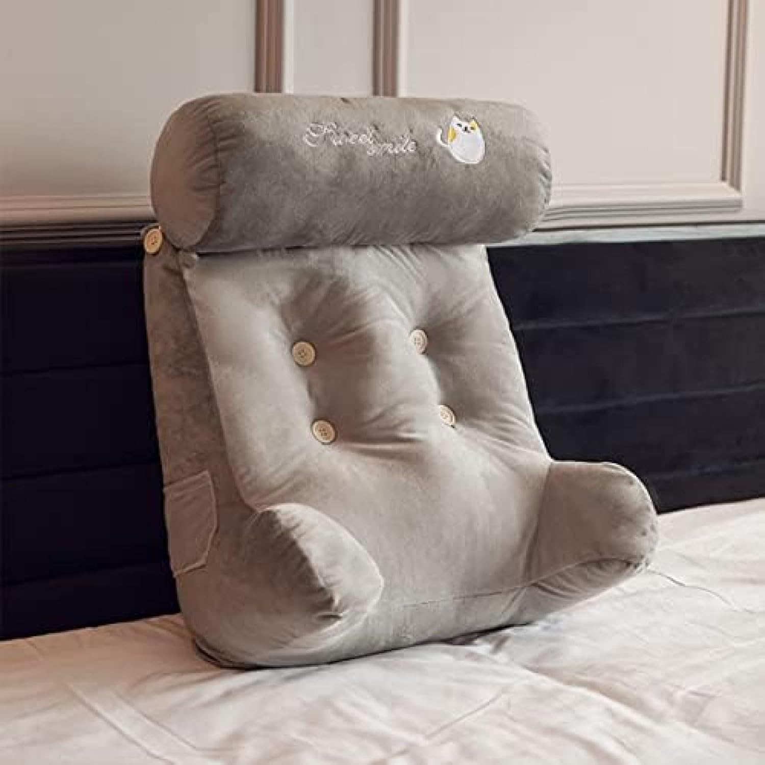 　　　 ◆◇◆売れている秘密◆◇◆ 【製品仕様】●カバー素材：シルク ●中身素材：PPコットン ●サイズ(cm)： 40*35 45*40 体の負担を軽減：サイドポケット、サポート感、いい支え、いい気持ち、体にフィットするデザイン。大きいけど軽い、使いに便利です！ 使いやすさ抜群！取り外し可能で洗える枕カバー付き！ 長時間の読書も快適！背中への負担を軽減するクッション！ テレビまくらやうつ伏せ寝にも最適！多目的使用が可能！ プレゼントにも最適！母の日やクリスマスなどの特別な日に最適な贈り物！ 　　　◆◇◆注意事項◆◇◆ご覧のモニターの環境、撮影環境により実物と色味が異なって見える場合がございます。湿った状態で他のものと擦り合わせると色が移る恐れがあります。濃色品の洗濯時は、白色、淡色と分けて洗ってください。説明 -