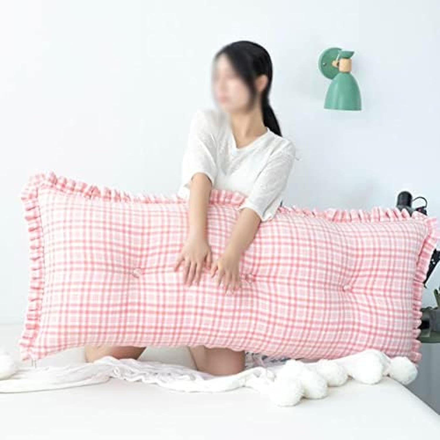 　　　 ◆◇◆売れている秘密◆◇◆ 【人間工学に基づいたデザイン】あなたの健康を考え、人体工学に基づいて設計された楔形枕は、腰、背中、首、頭を科学的に支持し、座り方を改善します。 【幅広いシーンで使える】学生、会社員、運転手、誰にでも適した枕は、ベッド、オフィスチェア、ソファなど様々な場面で活躍します。 【骨格の健康を守るサポート】子供の成長や大人の姿勢をサポートし、骨格の健康や成長に影響を及ぼすことが心配な方に最適です。 【幅広い用途で使える】ベッド、ソファ、窓側の座席、屋外のイベントなど、様々な場面で快適な背中のサポートを提供します。 【プレゼントに最適】母の日、父の日、誕生日、記念日などの贈り物にもおすすめです。人を喜ばせるプレゼントとして、喜んでいただけること間違いなし！ 　　　◆◇◆注意事項◆◇◆ご覧のモニターの環境、撮影環境により実物と色味が異なって見える場合がございます。湿った状態で他のものと擦り合わせると色が移る恐れがあります。濃色品の洗濯時は、白色、淡色と分けて洗ってください。説明 -