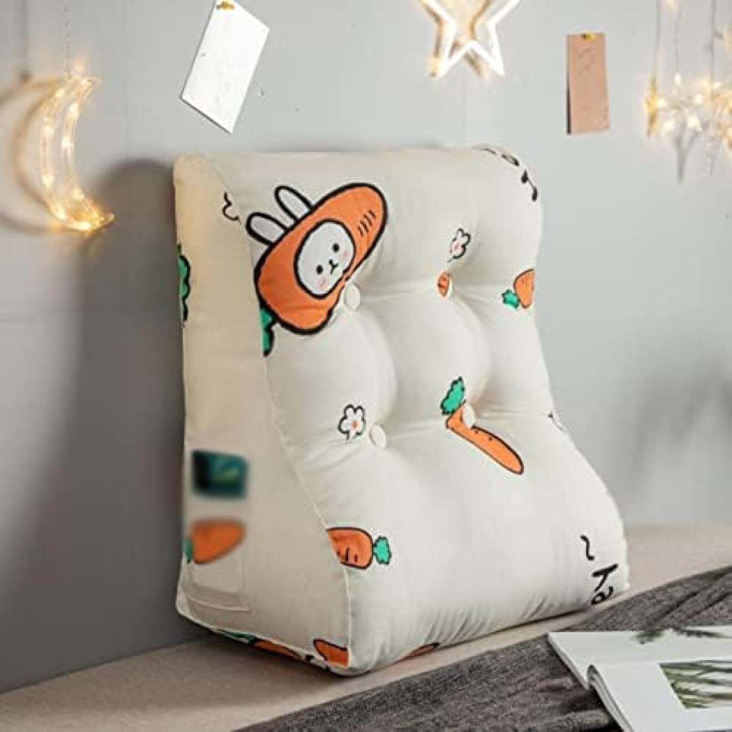 　　　 ◆◇◆売れている秘密◆◇◆ ◆「サイズ」（cm） 1枚入り 45cm 55cm ◆「オールシーズン使える素材」表面はベルベット生地で、柔らかく通気性があり、快適で、色褪せがなく、縮みがありません。ふわふわ、柔らかく、つぶれていません。春夏秋冬、一年中使えます。 ◆「姿勢をサポートする三角形デザイン」背中にフィットする三角形のクッションは、長時間のリラックスや読書時に背中への負担を軽減します。姿勢をサポートしながら、心地よくくつろぐことができます。 ◆「畳や洋室にもマッチするデザイン」無地のシンプルなデザインは、畳や北欧テイストの洋室など、さまざまなインテリアに馴染みます。お部屋の雰囲気を崩さず取り入れることができ、贈り物としても喜ばれるアイテムです。 ◆「贈り物に最適な三角クッション」兄弟?姉妹、友人、恋人など、さまざまな方への贈り物に最適。誕生日プレゼントや新築祝い、引越し祝いなど、特別な日に喜んでいただけるアイテムとしてお勧めです。豊富な色味も揃っていますので、相手の好みに合わせて選ぶことができます。 　　　◆◇◆注意事項◆◇◆ご覧のモニターの環境、撮影環境により実物と色味が異なって見える場合がございます。湿った状態で他のものと擦り合わせると色が移る恐れがあります。濃色品の洗濯時は、白色、淡色と分けて洗ってください。説明 -