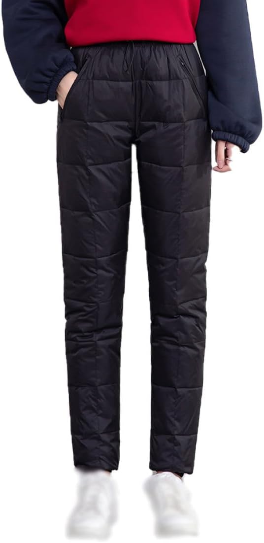 　　　 ◆◇◆売れている秘密◆◇◆ 【サイズ（cm）】S 着丈：94cm ウエスト：56cm ヒップ：90cm M 着丈：96cm ウエスト：58cm ヒップ：94cm L 着丈：98cm ウエスト：60cm ヒップ：98cm XL 着丈：100cm ウエスト：62cm ヒップ：102cm 2XL 着丈：101cm ウエスト：64cm ヒップ：106cm 3XL 着丈：102cm ウエスト：66cm ヒップ：110cm 4XL 着丈：105cm ウエスト：69cm ヒップ：114cm 5XL 着丈：107cm ウエスト：71cm ヒップ：118cm 中わたには軽くて暖かなダウン＆フェザーを使用しております。防風防寒効果が抜群、快適なき心地、丁寧な作りと優れた肌触りが特徴。 腰ヒモでフィット感の調節や固定が出来ます。ウエストは伸縮性のあるデザインで、機能的に固定できるロープに取り付けられています。裾も同じギャザーで伸縮し、足首に程よくフィットします。 足先に向かって細くなる美シルエット！薄い羽毛を使用しているからダウンパンツなのに綺麗なシルエットを実現。様々なシーンで活躍できます！ 普段着、ルームウェア、部屋着、ディリー、アウトドア、通勤、お出かけとさまざまなシーンで使い頂けるように、カタチや使用に工夫を凝らしました。お母さんへのおプレゼントも最適です。 　　　◆◇◆注意事項◆◇◆ご覧のモニターの環境、撮影環境により実物と色味が異なって見える場合がございます。湿った状態で他のものと擦り合わせると色が移る恐れがあります。濃色品の洗濯時は、白色、淡色と分けて洗ってください。説明 Item Detail ■ 品質／ポリエステル ■洗濯機時ネット使用 【サイズ（cm）】 S 着丈：94cm ウエスト：56cm ヒップ：90cm M 着丈：96cm ウエスト：58cm ヒップ：94cm L 着丈：98cm ウエスト：60cm ヒップ：98cm XL 着丈：100cm ウエスト：62cm ヒップ：102cm 2XL 着丈：101cm ウエスト：64cm ヒップ：106cm 3XL 着丈：102cm ウエスト：66cm ヒップ：110cm 4XL 着丈：105cm ウエスト：69cm ヒップ：114cm 5XL 着丈：107cm ウエスト：71cm ヒップ：118cm 【商品紹介】 ファッション性、機能性に優れたダウンパンツでこの冬の寒さを乗り切る！ 中わたには軽くて暖かな 中綿を使用しております。 両サイドに便利なポケット付き。 レジャーやアウトドアはもちろん、タウンユースにも部屋着にもおススメです。 ■ 必ずご確認ください 商品について 商品には個体差がございますので、若干のサイズ誤差は予めご了承下さい。 実物と同様の写真を掲載できるよう努力をしておりますが、撮影シーンや、お客様のモニター?環境設定により、商品の色?素材感が実物と異なる場合がございます。 機械による生産過程におきまして、どうしても生地を織る際の糸の継ぎ目や多少のほつれなどが生じている場合がございます。 キーワード検索：ダウンパンツ レディース 中綿パンツ 裏起毛 スリムパンツ ボトムス 無地パンツ カジュアルパンツ ハイウェスト ウエストゴム 暖かい 防風 冬 パンツ 防寒着 軽量 細身 ダウン ズボン 3色 お出かけ 美脚 美尻 着痩せ 厚手 きれいめ ギフト 母のプレゼント