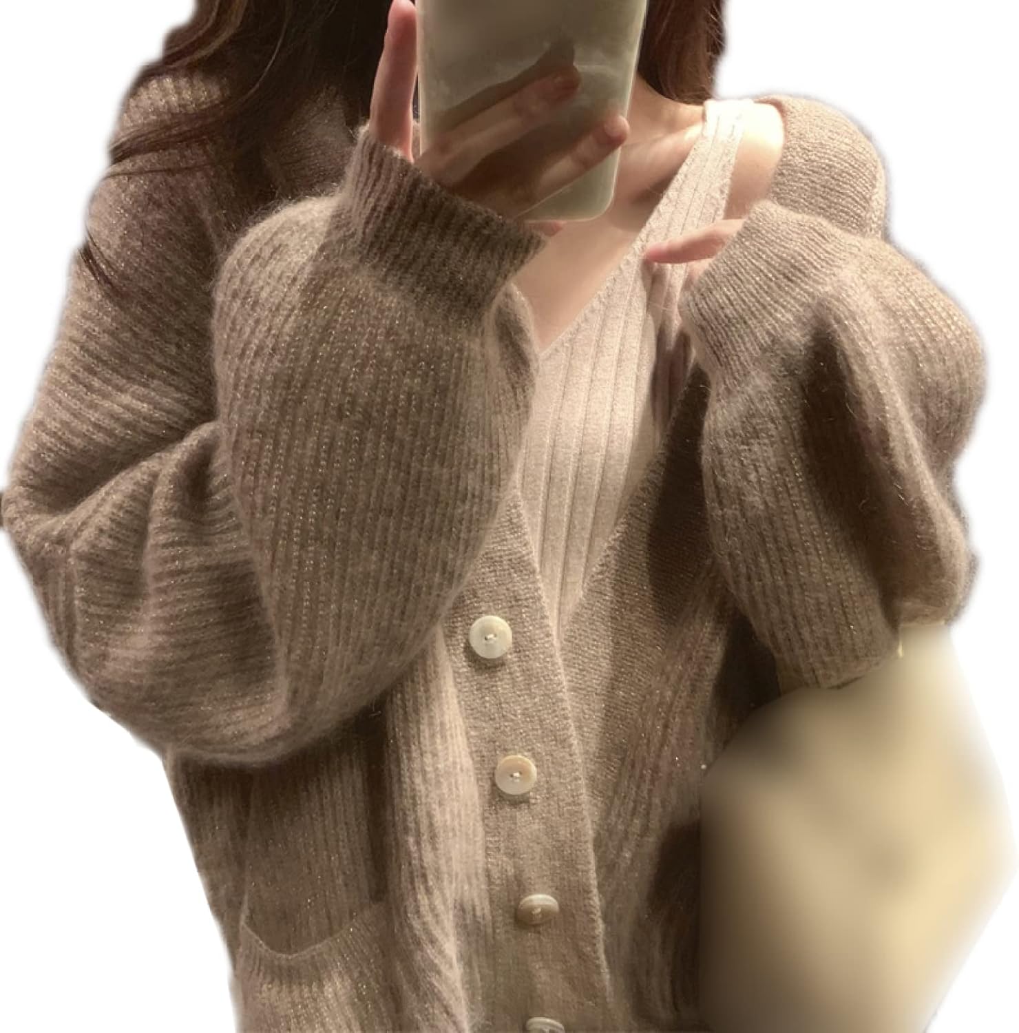 　　　 ◆◇◆売れている秘密◆◇◆ パンツからスカートまで合わせやすく、しっとりした素材感はカジュアルにもきれいめにも使える、着まわしやすい3色。 肩が落ちるドロップショルダー＆ゆとりを持たせたシルエットが、コーディネートを今年らしく映し出してくれます。 大きく開いたVネックでレイヤードに自由コーデの空間を与えていて大人フェミニンなデザインになる羽織りです。 ゆるっと大人可愛いこなれ感、リラックス感のあるシルエットと身体を包み込むような軽い気心地。伸縮性が良く、袖まわりの細いリブ編みがアクセントに。 【配送】お届け日：7〜10日　状況により変化する場合がございます。　万が一ご出荷が遅れる場合?在庫なしの場合はメールでご連絡致します。 くたっとやわらか＆ドロップショルダーのゆるシルエットで「大人なルーズ」をうまく引き出す優秀ライトカーディガン！ 　　　◆◇◆注意事項◆◇◆ご覧のモニターの環境、撮影環境により実物と色味が異なって見える場合がございます。湿った状態で他のものと擦り合わせると色が移る恐れがあります。濃色品の洗濯時は、白色、淡色と分けて洗ってください。説明 くたっとやわらか＆ドロップショルダーのゆるシルエットで「大人なルーズ」をうまく引き出す優秀ライトカーディガン！ メイン素材: 綿 カラー: ピンク、グレー、キャメル サイズ参考：着丈/バスト/肩幅/肩+袖(cm) 【M サイズ】65/110-120/57/66 コットンのニュアンスを残しながらアセテートによるキレイな表情と機能性をプラスし、シーンを問わず着用いただけるキレイ目な素材感。 ボディはライトな天竺編みでエアリーな着心地に。 伸縮性が良く、袖まわりの細いリブ編みがアクセントに。 肩を落としたドロップショルダーがゆるっとしたアンニュイなシルエットを作ります。 デコルテラインもVカットデザインで綺麗に見えます。 女性らしさ香る長め丈で体型も気にならない。 絶妙な着丈感でワンピースに羽織っても、スキニーパンツやワイドパンツにも合わせやすく仕上げました。 ※平置き採寸のため若干の誤差が生じる場合がございます、予めご了承ください。 ※商品画像と実際の色は、撮影の状況?モニターの表示等により若干異なる場合がございます。 ※詳細は商品についている洗濯表示タグをご覧ください。
