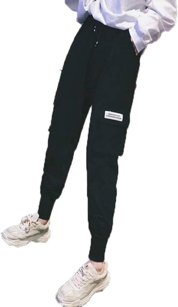 　　　 ◆◇◆売れている秘密◆◇◆ 【サイズ】 S——[ウエスト]66cm　[着丈]91cm　[ヒップ]100m　　 M——[ウエスト]69cm　[着丈]92cm　[ヒップ]103cm　　 L——[ウエスト]73cm　[着丈]92cm　[ヒップ]107cm　　 XL——[ウエスト]77cm　[着丈]93cm　[ヒップ]111cm スキニー感覚でスッキリ穿ける◎デイリーに使える定番カーゴ風パンツ！スマートなシルエットながらも伸縮性のある履き心地でレッグラインが綺麗に見えるスリムなシルエットは、トレンドのボリューム感あるトップスともバランス良く着こなせるので相性も抜群◎ オールシーズン活躍できるスタンダードなチノパンツ。股上は深めで、程よいルーズさが魅力のシルエットです。身体のラインを拾わないストンとしたシルエット&裾幅をすっきりとさせているのでチュニックやワンピース合わせでも重く見えずに◎ ゴム仕様なのでストレスフリーな穿き心地。 ハイウエストなので脚長効果抜群！ 裾を折って靴下見えも可愛いです。ベーシックにスニーカーと合わせたカジュアルなスタイルはもちろん、キレイめスタイルやカジュアルにも対応できる万能パンツです！ シンプルでカジュアルなデザインなので、Tシャツやニット、ワイシャツ、トレーナー、パーカー、スプリングコート、ミリタリージャケットなど、どんなファッションコーデにも合わせやすいです。?　デイリーユースはもちろん、ジム、ヨガ、ダンス、スポーツ、トレーニング、ウォーキング、普段着、部屋着、ルームウェアなどと幅広くお使いいただけます。お出かけやデート、オフィスなどのシーンにも活躍してくれます。 　　　◆◇◆注意事項◆◇◆ご覧のモニターの環境、撮影環境により実物と色味が異なって見える場合がございます。湿った状態で他のものと擦り合わせると色が移る恐れがあります。濃色品の洗濯時は、白色、淡色と分けて洗ってください。説明 【オススメpoint】 ■ 細身でスリムなデザインで、全体のシルエットから女性の綺麗なカーブを映し出します。 ウエストゴムが伸縮性＆腰紐で調整可能、快楽に調節できます。 ■足元が細めになっていますのでロールアップにしてパンプスに合わせて大人っぽくするのもよし、 そのままにしてスニーカーと合わせてカジュアルなスタイルもよし。 足元はスニーカーやスリッポン?サンダルはもちろんですが、カッチリめの靴なども良く似合います。 裾は丁度良い丈感でロールアップして抜け感を作るのもオススメです。 ■シンプルなデザインなので、ブラウスやカットソー等どんなトップスでも合わせやすく着回し力も抜群? 無駄な装飾を省いたシンプルなデザインがコーディネートを一気に品格ある大人の雰囲気にしてくれます。 ■ 肌触りがよく軽量タイプのパンツなので、着心地もよくフォーマルな場面やお仕事、カジュアルにもデイリーに使えますね。 シンプルなデザインで落ち着いた雰囲気なので、年齢問わず、季節問わず定番の便利テーパードパンツはカジュアルなデイリーユースにも、ビジネス、オフィス、通勤、通学、デート、フォーマルにも！ 【キーワード】 白 灰色 紫 黄 マスタード 黄 緑 青 紺 黒 レディース ボトムス パンツ ズボン チノパン カーゴ パンツ フレアパンツ スカーチョ ウエストゴム ポケット付き スカンツ フレアパンツ スカート風 ロングパンツ ロング 膝下 ひざ下 ゆったり 大きめ 大きいサイズ 体型カバー マタニティ マタニティー 綿100% コットン 天然素材 無地 ウエストゴム フレア 楽ちん 裏地 薄手 涼しい シンプル カジュアル ナチュラル 上品 きれいめ春 春服 春物 夏 夏服 夏物 春夏 服 【商品について】 ◆商品写真はできる限り実物の色に近づけるよう加工しておりますが、お客様が使用するパソコンのモニター設定や部屋の照明により多少、色の変化が感じられる場合がございます。 ◆実寸は商品によって若干の誤差(3cm〜5cm )がある場合がございますので、予めご了承ください。 ◆同じ商品でも“生産時期”や“カラー“により形やサイズに多少の“誤差“が生じる場合もございます。 ◆詳しくは商品画像や実寸サイズにてご確認くださいませ。く似合います。 裾は丁度良い丈感でロールアップして抜け感を作るのもオススメです。