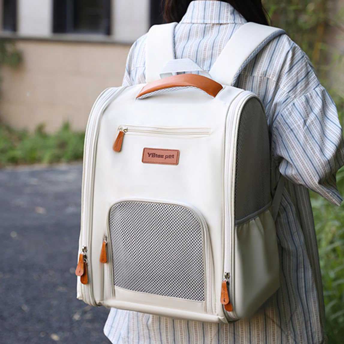 　　　 -------商品詳細------- 【お出かけ便利なリュック型 ペットキャリーバッグ】調節可能なショルダーストラップのリュックに手提げ用ハンドルがついており、そのままシートベルトに固定するとドライブ用にもなる、3way使えるリュック型ペットキャリーバッグ。 【通気性いい】メッシュ窓から中を見れるので、わんちゃん?猫ちゃんの顔を見れて安 心！ペットに窮屈感を感じることなく快適に使用できます。旅行や通院に出かけるときなど、バスや新幹線の長時間移動の疲れや辛さを軽減してくれます。 【折りたためるので、収納しやすい】使わない時は、畳めるので場所をとらずとても便利な犬猫用ペットキャリーリュック。 【飛び出し防止リード付き】車から降りて移動する場合、病院に通院する場合などいろんなシーンでご使用になるペットキャリーリュックに、飛び出し防止リード付属。ペットが落ち着いて移動できるように、また怪我などを防止することができて便利。 【様々なペットに対応】小型犬?猫に特に適しているペットキャリーリュックですが、さまざまな種類のペットに対応しています。猫や小型犬などの小型ペットにとって、安 全で快適な旅行や外出環境を提供します。説明 猫 リュック ペット ペットキャリーバッグ 猫用?小型犬お出かけ 【高い通気性で圧迫感を軽減】 ▽生地はメッシュ素材が使用されており、通気性が高く蒸れる心配がございませ。 ▽また外がある程度見えるので、小型のワンちゃんやネコちゃんも怖がらず安 心して収まってくれます。 【2Way対応?外出時に便利】 ▽ペット 持ち運び リュックはキャンピング、通院、散歩、ドライブ、旅行、災害避難などのお出かける時に非常に役に立ちます。手提げ?リュック2way利用できます、今まで大変だった移動も楽になったりするのです。 ▽猫?小型犬?うさぎ?小型ペットなどに適用の猫キャリーバッグ 【優れた安 全性】 ▽内側のリード固定していれば飛び出す心配もなくありません。 ▽ですので、普段使いや診察?ドッグカフェ?お車での移動など、顔だけを可愛く出してお散歩することも可能です。 ご注意 ※手作業で計測しているため、サイズに多少の誤差がございます。 ※商品写真はできる限り実物に近づけるようにしておりますが、お使いのモニター設定、お部屋の照明等により実際の商品と色味が異なる場合がございます。