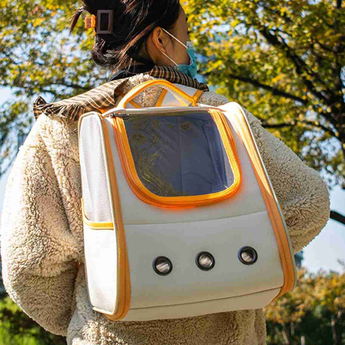 　　　 -------商品詳細------- 【お出かけ便利なリュック型 ペットキャリーバッグ】調節可能なショルダーストラップのリュックに手提げ用ハンドルがついており、そのままシートベルトに固定するとドライブ用にもなる、3way使えるリュック型ペットキャリーバッグ。 【通気性いい】メッシュ窓から中を見れるので、わんちゃん?猫ちゃんの顔を見れて安 心！ペットに窮屈感を感じることなく快適に使用できます。旅行や通院に出かけるときなど、バスや新幹線の長時間移動の疲れや辛さを軽減してくれます。 【折りたためるので、収納しやすい】使わない時は、畳めるので場所をとらずとても便利な犬猫用ペットキャリーリュック。 【飛び出し防止リード付き】車から降りて移動する場合、病院に通院する場合などいろんなシーンでご使用になるペットキャリーリュックに、飛び出し防止リード付属。ペットが落ち着いて移動できるように、また怪我などを防止することができて便利。 【様々なペットに対応】小型犬?猫に特に適しているペットキャリーリュックですが、さまざまな種類のペットに対応しています。猫や小型犬などの小型ペットにとって、安 全で快適な旅行や外出環境を提供します。説明 猫 リュック ペット ペットキャリーバッグ 猫用?小型犬お出かけ 【高い通気性で圧迫感を軽減】 ▽生地はメッシュ素材が使用されており、通気性が高く蒸れる心配がございませ。 ▽また外がある程度見えるので、小型のワンちゃんやネコちゃんも怖がらず安 心して収まってくれます。 【2Way対応?外出時に便利】 ▽ペット 持ち運び リュックはキャンピング、通院、散歩、ドライブ、旅行、災害避難などのお出かける時に非常に役に立ちます。手提げ?リュック2way利用できます、今まで大変だった移動も楽になったりするのです。 ▽猫?小型犬?うさぎ?小型ペットなどに適用の猫キャリーバッグ 【優れた安 全性】 ▽内側のリード固定していれば飛び出す心配もなくありません。 ▽ですので、普段使いや診察?ドッグカフェ?お車での移動など、顔だけを可愛く出してお散歩することも可能です。 ご注意 ※手作業で計測しているため、サイズに多少の誤差がございます。 ※商品写真はできる限り実物に近づけるようにしておりますが、お使いのモニター設定、お部屋の照明等により実際の商品と色味が異なる場合がございます。