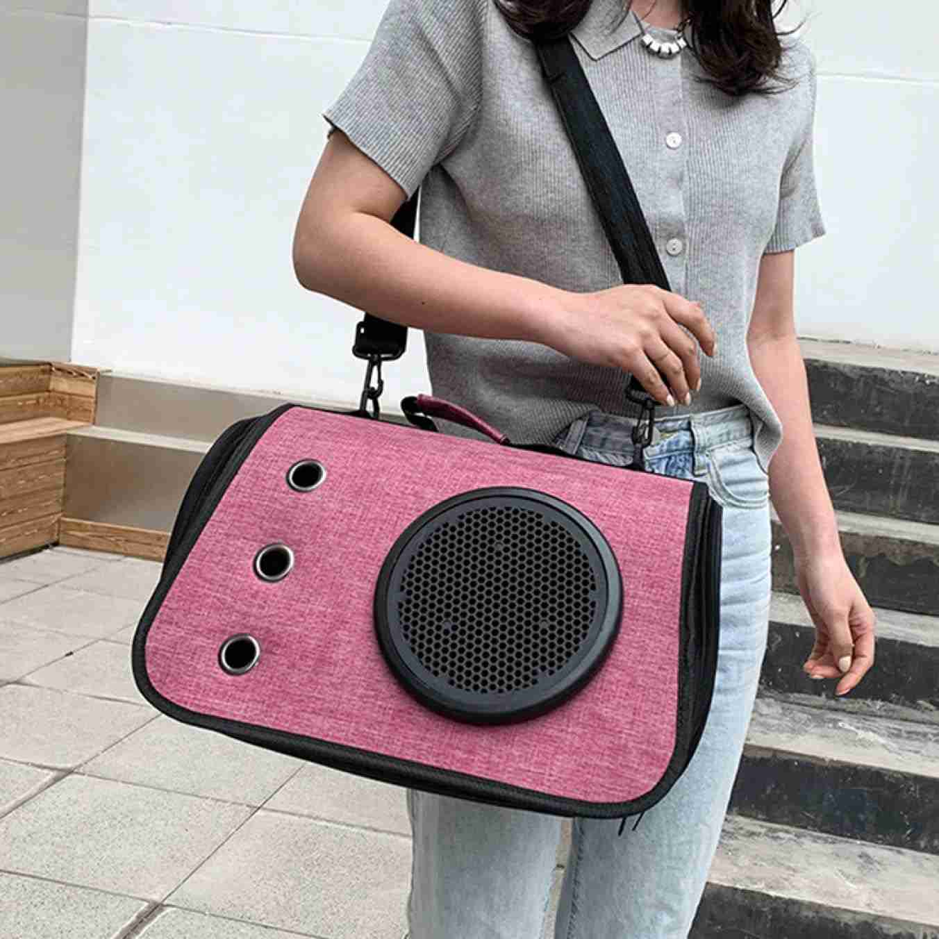 　　　 -------商品詳細------- 【商品仕様】サイズ：40*27*25cm（猫：推奨体重5kg以下、犬：推奨体重2.5kg以下）;窮屈感とバイバイ、自由に動け、多くの活動空間を与えることができます。 【通気性、安定性が抜群】：ペットキャリーバッグ素材製なので、このバッグは持ち歩きやすく、肩に負担をかけません。かわいい形をしていて、通気孔がペットの呼吸をよくしてくれます。 【2WAY】：手提げバッグ、斜めがけショルダーバッグ。 納期について、お支払い確定後在庫のある商品は通常7〜10営業日ほどでのお届けとなります。祝日になると出荷時間が少し遅くなります。ご理解をお願い致します。 【収納しやすい】使わない時は、たためるので場所をとらずとても便利な犬猫用キャリーバッグ。 【多機能】：動物病院へ連れて行かなければならない時や、トリミングへ連れていくとき。バスや電車に乗る時なども便利です。ワンちゃん ネコちゃんと、公園へ行く時や、旅行に一緒に行けたら、いい思い出になりますね！説明 可愛い愛犬とおでかけできる ペットキャリーバッグに見えないおしやれな仕上がりは、性別や世代を問わずどなたでもお使いいただけます。 ?犬?愛描との移動に欠かせない、公共交通機関(電車?バス?タクシー)の利用時やペット可施設への入館や通院時、災害時などさまざまな場面で活躍します。 ▼Mサイズ：40*27*25cm（猫：推奨体重5kg以下、犬：推奨体重2.5kg以下） ▼適用場所：ペット連れの旅行や登山、帰郷、通院、ドライブ、お散歩などのお出かけに常にお役に立つペットキャリーバッグ。ペットにとって安心で快適なこのペット?キャリーは、電車や車での旅行や、獣医への定期健診にも最適です。 活躍の場合 ◎車に乗る ◎買い物に行く ◎旅行をする ◎家事をする ◎病院に連れる ◎傷ついたペットの介護 1、犬用キャリーバッグ 外フタを開けておけば、愛犬の様子を外から見ることができるのがポイント。 ワンちやんも常に外が見えるので、バッグに入りながらお散歩気分を楽しむことができます。 2、ペット用マット付き 水洗いできるマットがついていますので、ペットはペットバッグの中で快適に過ごせます。 3、収納しやすい 使わない時は、たためるので場所をとらずとても便利な犬猫用キャリーバッグ。 4、飛び出し防止 全部開けてお顔を出せます。飛び出し防止リード付きだから安心。 ペットショルダーバッグ ペットリュック 小型犬 拡張 猫 透明 メッシュタイプ お出かけ用 ブラック 犬猫用 m ペットキャリーバッグ キャリー リュック 犬用ペットリュック 中型犬 自転車 犬 アウトドア うさぎ 2頭 キャリーバッグ ペットキャリー 2匹 バッグ 拡張可能 折りたたみ 大容量 通気性 軽量 宇宙船 猫キャリーバッグ ねこ ネコ ペット ドライブ かわいい 猫用 通院 猫キャリー おしゃれ 防災 車 多頭飼い用 3way 可愛い 大きめ 2匹用 車載 災害 二匹 猫のキャリーバッグ 猫用キャリーバッグ ペットバック 小動物 犬キャリーバッグ 犬リュック 猫リュック 猫用キャリー 折り畳み 電車 猫用品 猫用キャリー?カート ペット用品 ホーム&キッチン スポーツ&アウトドア