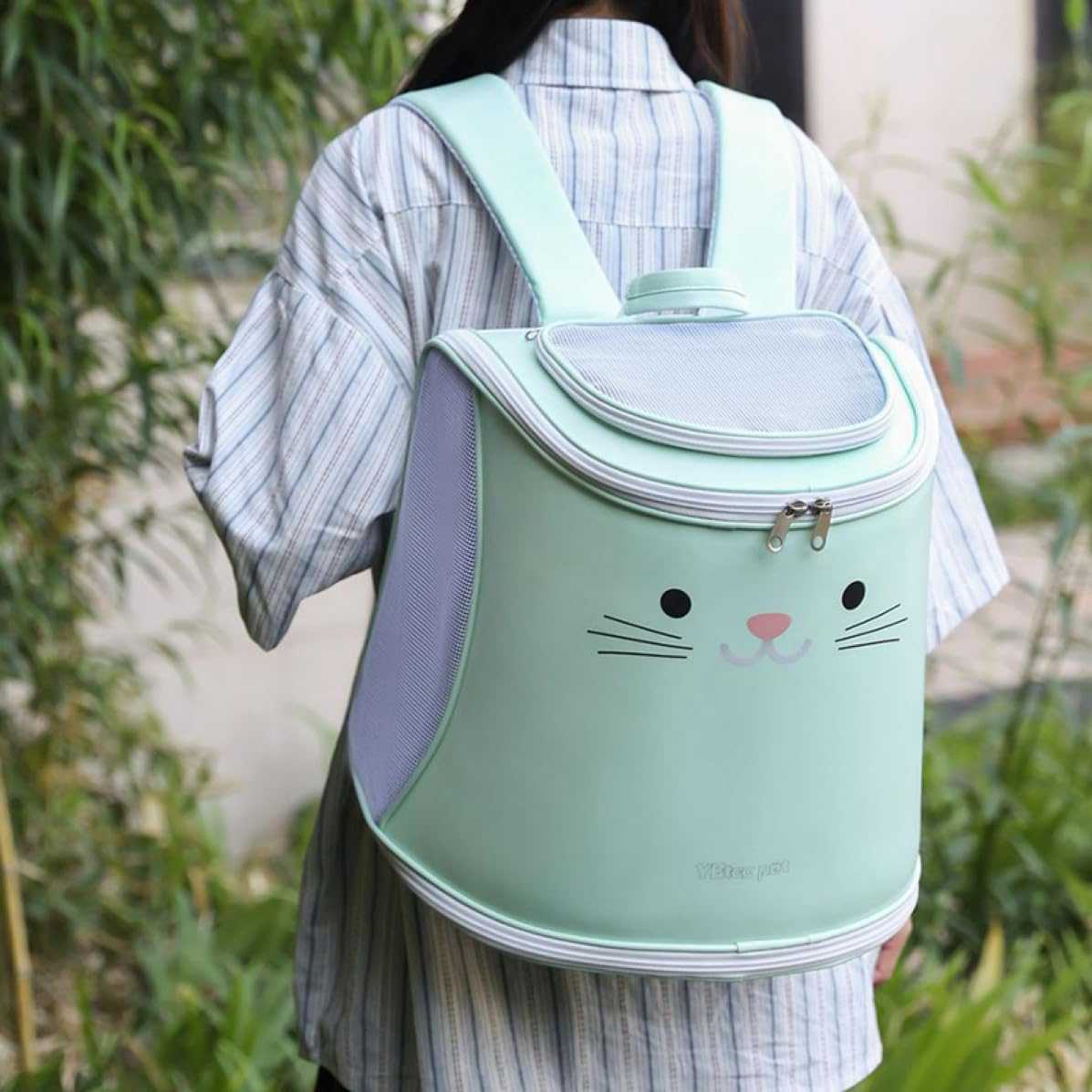 　　　 -------商品詳細------- 【通気性】ペットキャリーバッグの側面に高品質なメッシュ窓が備え、引っ掻き傷に強いです。通気性をアップさせ、空気の循環を確保できます。さらに、メッシュ窓からペットの様子を観察するのに便利で、ワンちゃん?猫ちゃんの顔を見れてより安 心です。 【適用対象】柔らかいペットバッグは小型犬（例えばチワワ犬、ハガス犬、博美犬、ミニチュアダックスフンド、マルキーズ犬など）や猫に最適です。ご注意:購入前にペットの長さと高さを測定してください。 【多数の使用場所】日常の散歩、旅行、買い物、出張にも適しており、ペットがどこにでも連れて行ってくれます。 【調節可能なショルダーストラップ】猫のバックパックの太くて調節可能なショルダーストラップは、あなたにとって快適な位置に調節することができます。 【収納可能】折りたたみ式なので、ツールなしで簡単に収納します。使わない時にスペースを取らずに収納可能です。説明 猫 リュック ペット ペットキャリーバッグ 猫用?小型犬お出かけ 【高い通気性で圧迫感を軽減】 ▽生地はメッシュ素材が使用されており、通気性が高く蒸れる心配がございませ。 ▽また外がある程度見えるので、小型のワンちゃんやネコちゃんも怖がらず安 心して収まってくれます。 【2Way対応?外出時に便利】 ▽ペット 持ち運び リュックはキャンピング、通院、散歩、ドライブ、旅行、災害避難などのお出かける時に非常に役に立ちます。手提げ?リュック2way利用できます、今まで大変だった移動も楽になったりするのです。 ▽猫?小型犬?うさぎ?小型ペットなどに適用の猫キャリーバッグ 【優れた安 全性】 ▽内側のリード固定していれば飛び出す心配もなくありません。 ▽ですので、普段使いや診察?ドッグカフェ?お車での移動など、顔だけを可愛く出してお散歩することも可能です。 ご注意 ※手作業で計測しているため、サイズに多少の誤差がございます。 ※商品写真はできる限り実物に近づけるようにしておりますが、お使いのモニター設定、お部屋の照明等により実際の商品と色味が異なる場合がございます。