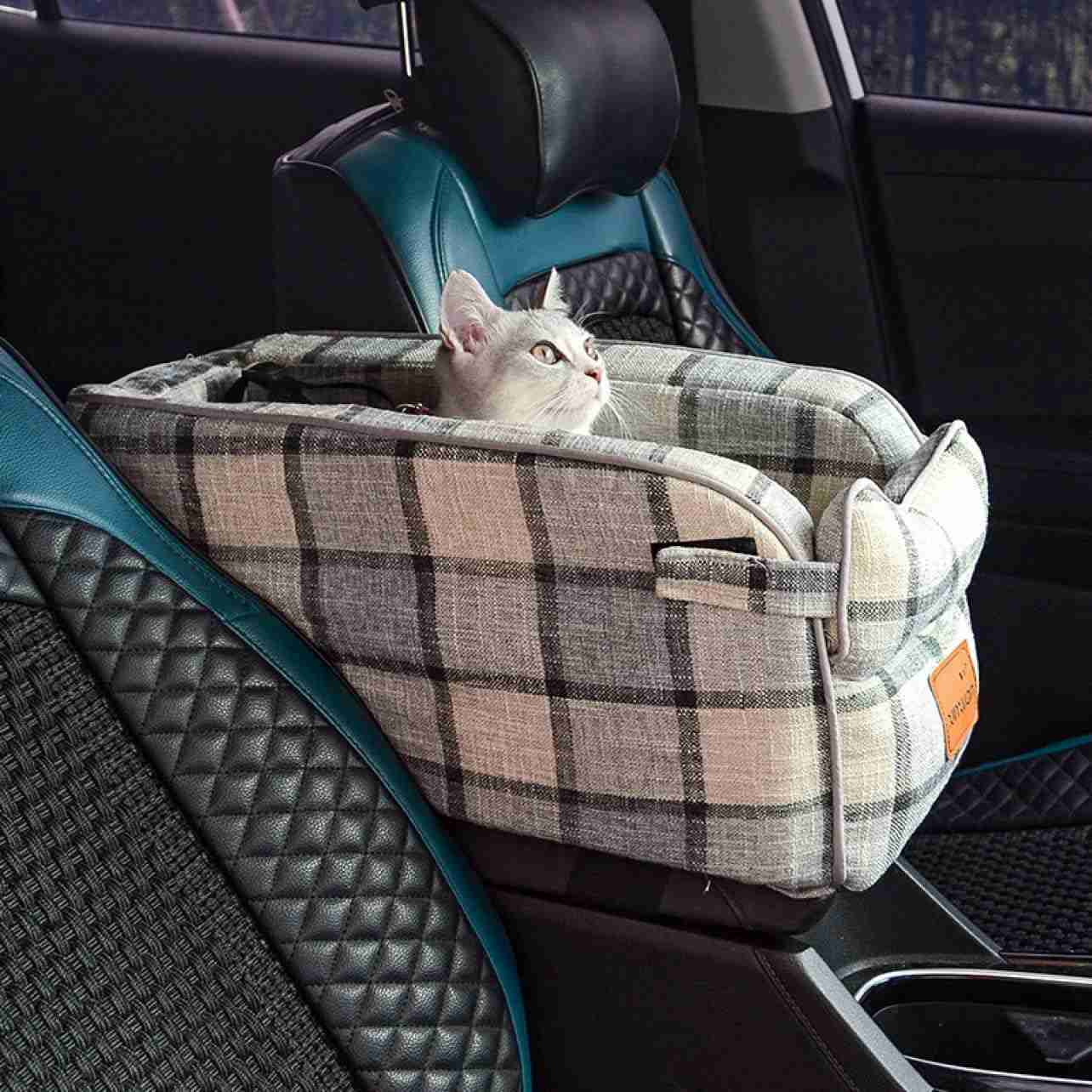 　　　 -------商品詳細------- ☆【サイズ】49*25*21cm（推奨体重5kg以下）;【機能】車酔い防止、飛び出し防止 、汚れ防止、破れ防止、落す防止 、邪魔防止 【全車種対応】適用対象：中小型犬、猫。 対応車種：全車種 ☆【オシャレ】高級感のある定番人気のペット用 ドライブベッドです。肌着にも安心の基準をクリアしていますので、安心してご使用になれます。 ☆【2WAYタイプ】兼用式ペットベッドなので、様々なシーン対応可能です。ご自宅も旅行先もペットちゃんが楽しんで満喫できます。ペットのための理想的な感謝祭とクリスマスギフト。 納期について、お支払い確定後在庫のある商品は通常7〜10営業日ほどでのお届けとなります。祝日になると出荷時間が少し遅くなります。ご理解をお願い致します。 ☆【シートベルト設計】：このドライブシートはシートベルトが付いています。ペットの安全が保証され、ペットが運転中に邪魔をすることを心配する必要はありません。 ☆【品質保証】：より優しいペットドライブボックスとして、弊社製品の品質に自信を持っています。気に入ったら、メールでお問い合わせを楽しみにしています。説明 ペット ドライブボックス 2WAY 全車種 1、カバーは~ さらさらとした肌触り 2、優れる吸水性 汗ばむ季節はさらっと快適に、肌に密着せず、やさしい爽やかな肌触りを実感いただけます 3、通気性?保温性に優れ、通年適した素材 寒い冬は体温で暖まった空気が体を暖かく包み込み、汗ばむ季節は上手に水分を逃がしサラッとした肌触りで過ごすこと ☆【サイズ】49*25*21cm（推奨体重5kg以下） ☆【機能】車酔い防止、飛び出し防止 、汚れ防止、破れ防止、落す防止 、邪魔防止 ☆【全車種対応】適用対象：中小型犬、猫。 【安定感抜群?飛び出し防止】 座席はもちろん、後部座席にも取り付けができます。シートベルトを通すことで、しっかり座席に固定して、ショルダーストラップをヘッドレストにかけて固定できます。安定感抜群！また、シート中に飛び出し防止のリードも付き、ドライブする時、犬や猫ちゃんが車酔いなどの心配がありません 【高品質素材?居心地良い】 やさしい爽やかな肌触りで汗ばむ季節もさらっと快適に。マットは低反発クッションを使用しており、柔らかく身体が沈み込み、やわらかな居心地を実現 【お手入れ楽々】 ペットベッドは直接に洗うことができ、汚れをきれいに洗い流せます。ほこり、汚れ、ダニなどは残らず、いつも爽やかで清潔に保ちます。 【防水?滑り止め底部】 防水加工を施した車用ペットチェアーなら汚れても簡単にお手入れできいつでも清潔に保てます。透湿に優れ動物に優しい心地良さを提供します ※ご注意 ▼製品を受け取ったらパッケージを開き、パンパンと叩いて、ふわふわするように手動で調整してください。数時間置いて、空気が十分入り込むようにして、商品が自動的に原状を恢復されます 車用 ペット用 ドライブボックス 中小型犬用 2WAY ドライブベッド 折りたたみ 通年 ペット ドライブシート ベッド クッション マット ペットベット ペットソファ アームレスト 犬ベット 猫ベット ドライブ用品 犬 猫 カー用品 おでかけ用品 車載用 お出かけ 自宅 後部座席 安い 車酔い防止 飛び出し防止 カバー取り外し可能 清潔簡単 滑り止め 汚れに強い 水洗い可能 柴犬 チワワ プードル 春用 夏用 秋用 冬用