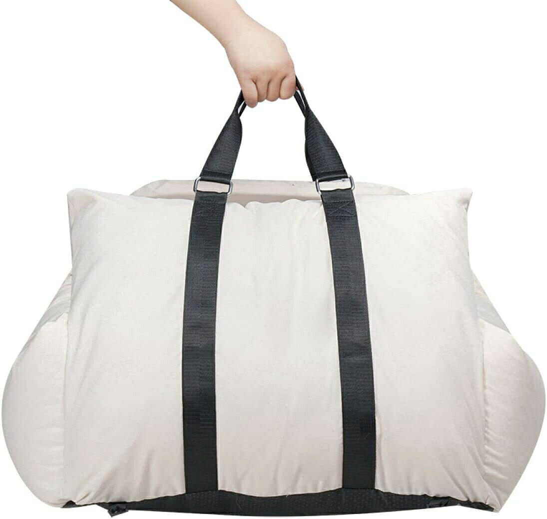 　　　 -------商品詳細------- ☆【サイズ】50*55*40cm（推奨体重7kg以下）;【機能】車酔い防止、飛び出し防止 、汚れ防止、破れ防止、落す防止 、邪魔防止 【全車種対応】適用対象：中小型犬、猫。 対応車種：全車種 ☆【2wayデザイン】ドライブボックスは、ほとんど車の後部座席でペット用ベッドとして使用することも、自宅で使用することもできます。ペットの快適性を大幅に向上させ、旅行時間をよりよく楽しんでください ☆【車を清潔に保つ】ペットと一緒に旅行するとき、ドライブボックスはペットによる傷つけないからシートを保護し、車内の環境を汚さないようにすることができます。 納期について、お支払い確定後在庫のある商品は通常7〜10営業日ほどでのお届けとなります。祝日になると出荷時間が少し遅くなります。ご理解をお願い致します。 ☆【安全ロープのデザイン】ドライブボックスは2つの調整可能なバックルストラップでシートにしっかりと固定されており、底部分の生地は滑り止めあり、安心して使用できます。同時に、フックが飛び出すのを防ぎ、ペットが突然逃げるのを防ぎ、運転やペットの安全を確保します ☆【使用範囲広い＆保障あり】ドライブ、アウトドアの旅行、獣医への定期健診、災害などの緊急時などの場合に適用します。愛犬?愛猫と一緒に楽しく旅行に行くことが実現できます。折り畳み式の構造で、収納?持ち運びに便利です。弊社の製品は出荷前に全ての商品の検品を行っておりますのでご安心して購入ください。万が一不良品や傷の付いた商品が届く事がございましたら、お気軽にご連絡ください。説明 車用 ペット用 ドライブボックス アームレスト 中小型犬用 2WAY ドライブベッド 折りたたみ 通年 ペット ドライブシート ベッド クッション マット ペットベット ペットソファ 犬ベット 猫ベット ドライブ用品 犬 猫 カー用品 おでかけ用品 車載用 お出かけ 自宅 後部座席 安い 車酔い防止 飛び出し防止 カバー取り外し可能 清潔簡単 滑り止め 汚れに強い 水洗い可能 柴犬 チワワ プードル 春用 夏用 秋用 冬用 ペット ドライブボックス 2WAY 全車種 1、カバーは~ さらさらとした肌触り 2、優れる吸水性 汗ばむ季節はさらっと快適に、肌に密着せず、やさしい爽やかな肌触りを実感いただけます 3、通気性?保温性に優れ、通年適した素材 寒い冬は体温で暖まった空気が体を暖かく包み込み、汗ばむ季節は上手に水分を逃がしサラッとした肌触りで過ごすこと ☆【サイズ】50*55*40cm（推奨体重7kg以下） ☆【機能】車酔い防止、飛び出し防止 、汚れ防止、破れ防止、落す防止 、邪魔防止 ☆【全車種対応】適用対象：中小型犬、猫。 【安定感抜群?飛び出し防止】 座席はもちろん、後部座席にも取り付けができます。シートベルトを通すことで、しっかり座席に固定して、ショルダーストラップをヘッドレストにかけて固定できます。安定感抜群！また、シート中に飛び出し防止のリードも付き、ドライブする時、犬や猫ちゃんが車酔いなどの心配がありません 【高品質素材?居心地良い】 やさしい爽やかな肌触りで汗ばむ季節もさらっと快適に。マットは低反発クッションを使用しており、柔らかく身体が沈み込み、やわらかな居心地を実現 【お手入れ楽々】 ペットベッドは直接に洗うことができ、汚れをきれいに洗い流せます。ほこり、汚れ、ダニなどは残らず、いつも爽やかで清潔に保ちます。 【防水?滑り止め底部】 防水加工を施した車用ペットチェアーなら汚れても簡単にお手入れできいつでも清潔に保てます。透湿に優れ動物に優しい心地良さを提供します ※ご注意 ▼製品を受け取ったらパッケージを開き、パンパンと叩いて、ふわふわするように手動で調整してください。数時間置いて、空気が十分入り込むようにして、商品が自動的に原状を恢復されます