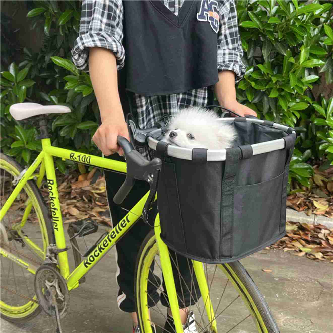 　　　 -------商品詳細------- 【お出かけ便利】今までペットと一緒に自転車で出かたい時に困っていた方も、こちらは自転車の前カゴに収まるキャリーバッグです。安全フックも取り付けできるので、安心して一緒にサイクリングができます。 【大容量?防水】カバンや食べ物や生花やペットなどを入れられます。ペットも中で快適に座ることができます。耐久性と耐水性に優れたオックスフォード布を使用で、悪い天気でも大丈夫です。 【着脱簡単】自転車のハンドル部分に引っ掛けるタイプのカゴ。さっと手軽に脱着できるから折りたたみにも支障なく買い物のときは手提げにもなるあると便利なカゴです。 納期について、お支払い確定後在庫のある商品は通常7〜10営業日ほどでのお届けとなります。祝日になると出荷時間が少し遅くなります。ご理解をお願い致します。 【適用範囲が広い】ほとんどの折り畳み自転車やマウンテンバイクに適しています。また、置物バスケットとしても使用できます。 【品質保証】弊店の自転車かごは出荷前に厳しい品質検査を行いました。ペットや人の健康のために、安全無毒、刺激がない素材を採用します。説明 犬 猫 ペットキャリー バッグ 自転車 ペット キャリー バッグ ペットショルダーバッグ 自転車アウトドア ショッピング 【お出かけ便利】 今までペットと一緒に自転車で出かたい時に困っていた方も、こちらは自転車の前カゴに収まるキャリーバッグです。安全フックも取り付けできるので、安心して一緒にサイクリングができます。 【通気性抜群】 自転車 犬 猫 ペットキャリー バッグ ペット キャリー バッグ ペットショルダーバッグ 自転車アウトドア ショッピングペットキャリーバッグは上部にメッシュが採用され、通気性抜群で、ペットに安全、快適な旅行を提供することができます。上部のメッシュ扉で中の様子が見れます、安心な猫キャリーバッグです。 【品質保証】 弊店のペットベッドは出荷前に厳しい品質検査を行いました。ペットや人の健康のために、安全無毒、刺激がない素材を採用します。