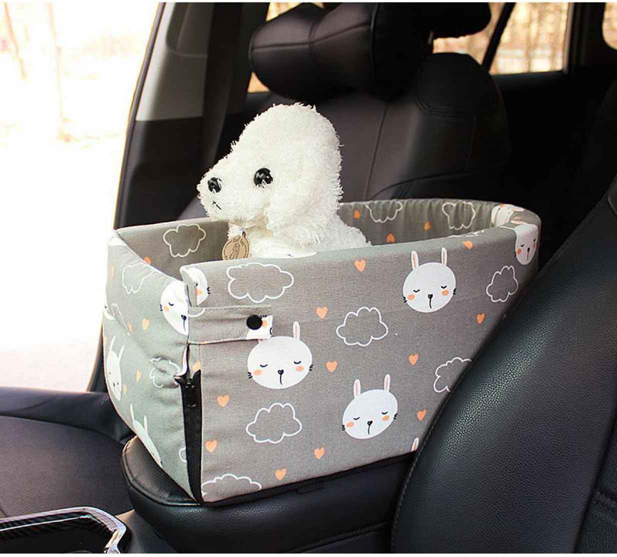 　　　 -------商品詳細------- 【安定】犬用ブースターカーシートにはフック付きの安全ロープが付いています。ペットの首輪にフックで固定して逃げることを防ぎ、運転中の注意散漫を防ぎます。 【しっかりと固定される】ベルトで車のシートに固定できます。取り付け方が簡単！短時間でしっかりと装着でき、ベッドがズレてしまう心配をせずにドライブできます。 【軽量で持ち運びも楽チン】本体は軽量で愛犬を乗せたままでも簡単に持ち運びが可能です。 【相互作用の増加と不安の軽減】センターコンソールの犬用シートはペットに超広角視野を提供し、ペットの不安を軽減します。 【マルチパーパスコンソールドッグカーシート】子犬との長期旅行をする場合、この小型犬用カーシートはコンソールドッグシートとして使用できます。前席と後部座席の肘掛けの間に置くことができます。キャンプや屋外で使用する場合、猫犬用シートは携帯用トラベルバッグとして使用できます。家にいるときには、この小型犬用ペットカーシートはペットの寝床として使用できます。説明 運転席と助手席のあいだにつけられる3WAYドライブベッド ▼ペットは大切な家族で、ドライブボックスはワンちゃんの安全を守られ、 ▼しっかり固定して急ブレーキでも安心できます。外の景色や飼い主さんの顔を見ることができるので、 ▼ドライブがもっと楽しくなります。犬だけではなく、猫、兎などにも適用します。 お手入れ方法：手洗い可能 取り外しデザイン、お手入れ楽です。 中身とカバーは分解して洗濯することができます。 ジッパーでカバーを簡単に取って、手洗いと洗濯機に入れて丸洗いが可能です。 いつでも清潔を保つことができます。 安定感と視野抜群 従来のものとは違い、直接アームレストのところに固定できます。 半閉鎖式空間はワンチャンに包まれるような安心感を感じさせます。 ワンチャンの足跡、毛、フケ、水、砂、土、泥から大事な車席を守ってくれて、小型犬、猫、うさぎにけの犬ドライブシート兼ドライブボックスです。 安定感あり、飛び出し防止リード付き 飛び出し防止の安全ベルトも付きます。 ペット（ご愛犬、猫など）とのお出かけを快適に楽しめましょう。 適正犬種 チワワ、ヨークシャーテリア、ポメラニアン、パピヨン、マルチーズ、トイプードル、ミニチュアダックスフンド、シーズー、小型のミニチュアシュナウザー、子犬。 ※あくまでも参考です。必ずワンちゃんのお体の幅とお座りまたは伏せをした際のサイズ感をご確認ください。 ご注意点： ※サイズの誤差は多少発生します。ご了承下さい。 ※モニターの発色の具合によって実際のものと色が異なる場合があります。 ※圧縮された状態で圧縮袋に梱包されており、圧縮袋を開封すると徐々に膨らみます。（開封後、24時間を経てふわふわになった後に使用するのはオススメです） キーワード検索： 犬 ドライブボックス 車 中小型犬 猫用ドライブボックス 小型犬 アームレスト 助手席 柴犬 洗える ペット用ドライブボックス コンソール ソフト クッション 犬用カー用品 犬用ブースター?カーシート 犬用ベッド?マット 犬用ベッド?クッション ドライブベッド 犬用ドライブベッド ペット ペット用ドライブシート 猫 ドライブシート キャリー ペットドライブボックス 車用 ペットベッド ペットクッション 車用ペットクッション ソファー 2way ペットソファー ドライブ用品 ペット用品 車用ベッド