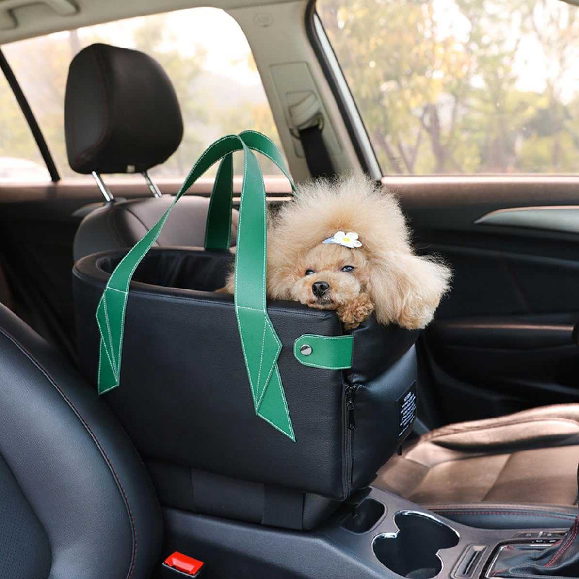 　　　 -------商品詳細------- ★運転席と助手席の間につけられる！ペットソファ！大切な家族と車でお出かけ?病院やドッグランへの移動、旅行や行楽に！ ★肘置き部分に滑り止め付きバンドでしっかり固定！ソファに飛び出し防止リード付きで首輪やハーネスをつないで安全対策！ ★ソファフロント部分からお顔をのぞかせる姿が超可愛い?あごを乗せてリラックス！ ★軽量素材仕様で持ち運びにも便利?ジッパー付きで折り畳んで収納することも出来るコンパクトサイズ！ ★ワンちゃんの体高に合わせて飛び出し防止リードの長さを調節して下さい。説明 -