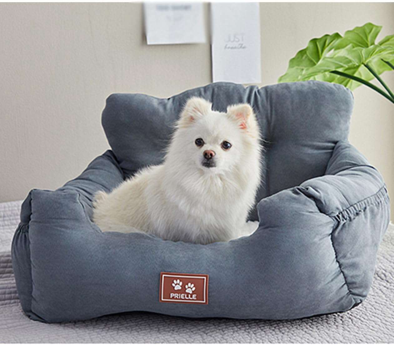 　　　 -------商品詳細------- 【多機能ドライブボックス】毛皮で覆われた仲間と一緒に旅行するのが大好きなペット所有者に最適なソリューションです。長い旅行を計画している場合でも、街中で用事を実行している場合でも、車の犬小屋はペットがリラックスできる快適なスペースを提供できます。 【2用途デザイン】ほぼすべての車の後部座席でペットベッドとして使用できます。また、家庭内でも利用可能です。ペットの快適性を大幅に向上させ、旅行時間をより楽しむことができます。 【滑り止め】底部には防塵素材と滑り止めデザインを採用しており、転倒の予防策となっています。柔らかく暖かい、もちもちとした弾力のあるクッションで、まるで餅のようにしっかりと詰まったクッションです。 【簡単に取り付け可能】シートベルトを使用してシートにしっかりと固定し、ショルダーベルトをヘッドレストに掛けて固定します。安定感抜群！さらに、シート内部にも飛び出し防止のガイドがあり、ドライブ中のペットの車酔いを心配する必要はありません。 【適用対象】中小型犬、猫。対応車種：全車種。※圧縮された状態で圧縮袋に梱包されており、圧縮袋を開封すると徐々に膨らみます。（開封後、24時間を経てふわふわになった後に使用するのはオススメです）説明 多機能ドライブボックス 多目的犬用ドライブボックスのご紹介 - 毛皮で覆われた仲間と一緒に旅行するのが大好きなペット所有者に最適なソリューションです。長い旅行を計画している場合でも、街中で用事を実行している場合でも、車の犬小屋はペットがリラックスできる快適なスペースを提供できます。 ペット用ドライブボックスを選ぶ理由 ●ペット ドライブボックス 2WAY 全車種 ●多犬種対応 おしゃれで長持ち 全年通用タイプ ●愛するわんちゃんとのドライブを快適にするドライブペットソファーです。 ●ペットドライブボックスは、長期旅行にも短期旅行にも最適です。 ●ドライブボックスは、2つの固定具でカーシートに固定されます。ペットも一緒に旅を満喫できます。 ●シートベルトも付きますので、ワンちゃんの安全をちゃんと守られ、しっかりと固定して急ブレーキでも安心できます。車酔い子に最適です。飼い主さんが運転に集中できます。 ●どの車種にも適用：クリップデザインを調節することが出来ます。車種によって素早く取り付けられ、各種の車種に使用可能です。 ●ドッグソファやドッグベッドとしてもご家庭でオールシーズンお使いいただけます。 【使用方法】 1、車のシートにコネクターやストラップを使用してシートを確実に固定します。 2、シートの上にペット用のクッションを敷き、ペットが快適に座るようにします。 3、ペットをシートに乗せ、付属のベルトで確実に固定します。 【諸注意】 ※予告なくリニューアルとなる場合があり、こちらに掲載の情報がパッケージデザイン含め実際の商品と一部異なる場合がございます。詳しくはメーカーサイトをご確認ください。 ※なお、メーカーによるリニューアルと弊社在庫の切り替えのタイミングが異なります為、お届けする商品の新旧タイプのご指定は出来ません。予めご了承の上ご注文を頂きますよう何卒お願い申し上げます。 キーワード検索： 犬 ドライブボックス 中型犬 車 中小型犬 大型犬 ペット用ドライブボックス 2匹 小型犬 後部座席 シートベルト シート ベッド ペット 車用 大型犬用 防水 キャリー 頑丈 ドライブキャリー 犬用カー用品 ドライブベッド 犬用ドライブベッド ペット用ドライブシート 犬のドライブベッド2匹 多頭 洗える 軽自動車 車用ベッド 犬用ブースター?カーシート 犬用ベッド?クッション