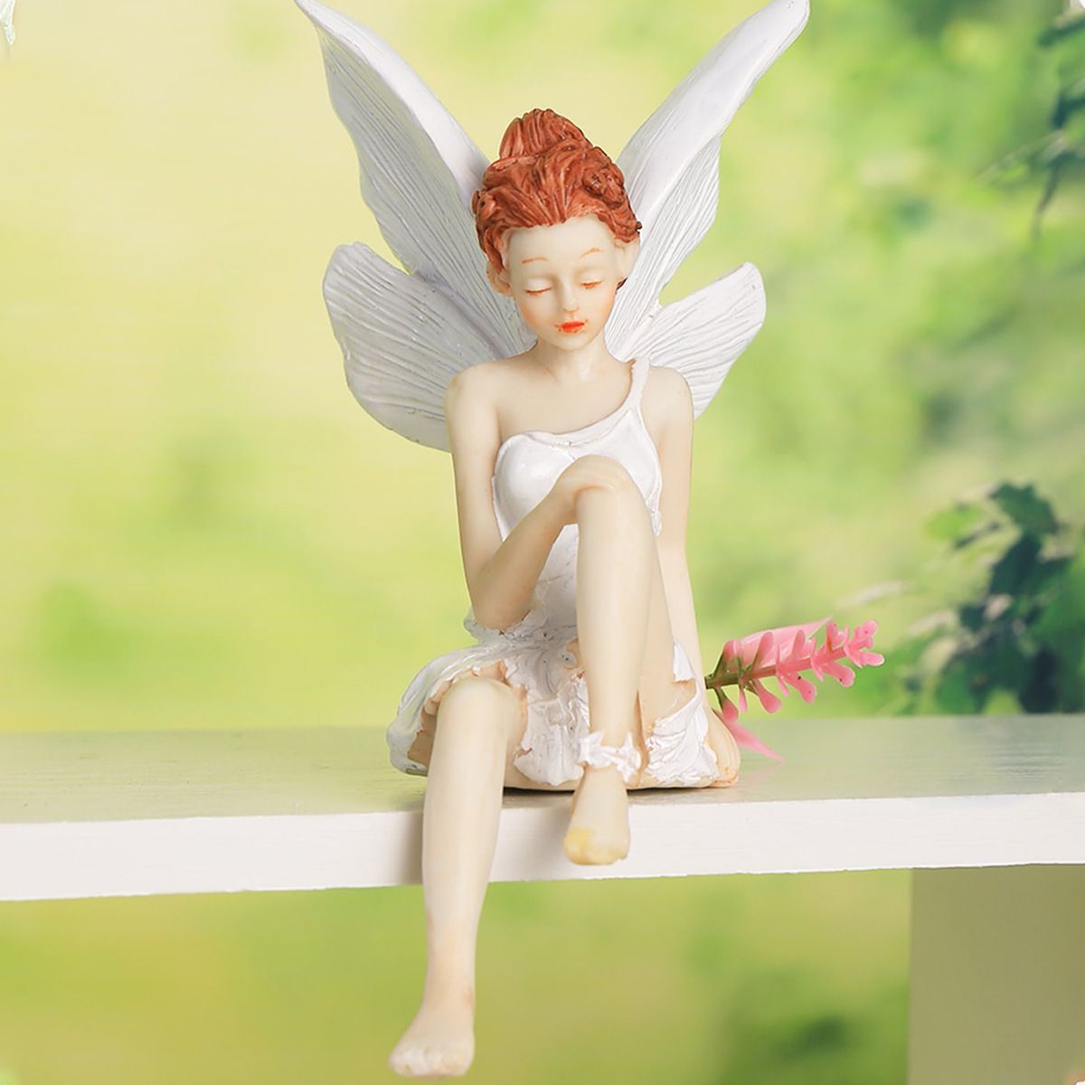 　　　 ◆◇◆売れている秘密◆◇◆ 【優雅なフェアリー 置物】細部まで丁寧に手作りされた美しい樹脂製オブジェです。紫色のドレスと上品な羽を持つガーデンオーナメント 妖精が、目を閉じて穏やかに佇む姿は本物の妖精のよう。温かみのある手彩色が施された可愛いインテリア小物は、上質な空間を演出します。 【癒しの空間を作る卓上装飾品】日常の喧騒から離れ、心安らぐ瞬間をお届けするおしゃれな癒しグッズです。デスク周りや窓辺にこの可愛いインテリア小物を置くだけで、お部屋全体が優しいフェアリーテイルの世界に包まれます。見るたびに心がホッと温まる特別な妖精のオブジェです。 【多様な場所に馴染む庭 of 置物】鉢植えの縁や観葉植物の隣など、アイデア次第でどこにでも飾れるガーデンオーナメント 妖精です。オフィスのデスク上やリビングの棚、お庭のプランターなど、多彩なシーンで活躍するフェアリー 置物は、お好きな場所をあっという間にメルヘンチックなスポットに変貌させます。 【耐久性に優れた樹脂製オブジェ】で環境に優しい合成樹脂素材を採用した頑丈な庭の置物です。雨や直射日光にも強く、色褪せしにくいため、屋外のガーデニングオーナメントとしても長期間安心して飾っていただけます。水洗いやお手入れも簡単で、いつも美しい状態を長く保ち続けられます。 【大切な方へ贈るプレゼント 置物】妖精やファンタジーが好きなご友人、ご家族への特別なプレゼント 置物として最適です。新築祝い、お誕生日、母の日、引越し祝いなど、多彩なギフトシーンで喜ばれること間違いなしの可愛いインテリア小物です。コンパクトなサイズ感で、贈る相手に負担をかけず喜ばれます。 　　　◆◇◆注意事項◆◇◆ご覧のモニターの環境、撮影環境により実物と色味が異なって見える場合がございます。湿った状態で他のものと擦り合わせると色が移る恐れがあります。濃色品の洗濯時は、白色、淡色と分けて洗ってください。説明 【幻想的なデザイン】美しい紫色の羽を持つこの妖精の置物は、細部まで丁寧に作り込まれたガーデンオーナメントです。樹脂製のリアルな質感がインテリア置物としてお部屋に華やかさを添え、おとぎ話の世界から飛び出してきたような可愛らしい雰囲気を演出する、存在感抜群の卓上オブジェとして重宝します。 【癒しの空間作り】お庭やベランダを彩る園芸装飾として最適なこのガーデンフィギュアは、置くだけで周囲の空気をパッと明るくします。デスク周りの事務用品の横や窓際の棚に飾るだけで、日常の疲れを優しく癒してくれるインテリアデコレーションとして、心安らぐガーデニング雑貨の魅力を存分に発揮する逸品です。 【多用途なディスプレイ】植木鉢の縁に腰掛けるポーズが特徴的なこのフラワーポットオーナメントは、オフィスデスクやリビングの棚など、どんな場所にも自然にフィットするミニチュア像です。コンパクトなサイズ感の樹脂工芸品なので、省スペースで自由なレイアウトを楽しめるクリエイティブな装飾品として人気です。 【優れた耐久性】な合成樹脂を使用したこの屋外置物は、雨や日光に強く、長期間美しい姿を保ち続けます。色あせしにくい塗装が施された耐候性のあるガーデンオブジェのため、屋外の庭園オーナメントとしてはもちろん、室内での盆栽飾りやテラリウムのアクセントとしても、季節を問わず安心してご使用いただけます。 【大切な方への贈り物】誕生日や記念日のプレゼントにぴったりなこのラッキーアイテムは、ガーデニング好きの方へのギフト雑貨として大変喜ばれます。北欧風のおしゃれな雰囲気を持つ妖精像は、新築祝いや開店祝いの贈り物としても、贈り主のセンスの良さが光る、世界観の詰まった特別な一点物の記念品となるでしょう。