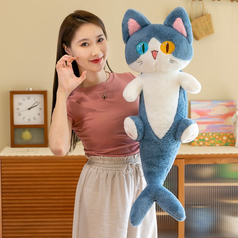 　　　 ◆◇◆売れている秘密◆◇◆ 【ユニークなデザイン】サメと猫が合体した「サメにゃん」の独創的な外観が魅力のぬいぐるみです。左右で色が異なる神秘的なオッドアイが印象的で、お部屋に置くだけでパッと華やかな雰囲気になります。可愛らしい表情のネコ ぬいぐるみは、見るたびに心を和ませてくれる癒やし系アイテムとして最適です。 【多機能な抱き枕】細長い形状が特徴の長条 抱き枕は、抱きしめたり足に挟んだりと、睡眠時の姿勢をサポートするのに最適です。デスクワークの背もたれやソファでのクッションとしても活用でき、日常生活のあらゆるシーンで活躍します。このサメ ぬいぐるみは、機能性と可愛さを兼ね備えた逸品です。 【極上の肌触り】な柔らかな素材を使用した毛絨玩具で、思わずずっと触れていたくなるようなふわふわ感を実現しました。弾力性のある中綿をたっぷり詰め込んでいるため、型崩れしにくく、しっかりとした安心感のある抱き心地を提供します。毎日のリラックスタイムのお供に最適な添い寝枕です。 【丁寧な作りと耐久性】細部までこだわった精密な縫製により、耐久性に優れた布娃娃に仕上げました。お肌に優しい安全な素材を使用しているため、お子様から大人まで安心してお使いいただけます。汚れが気になった際は優しく拭き取ることができ、お手入れも簡単で長く愛用いただけるな抱き人形です。 【大切な方へのギフトに】誕生日やクリスマス、記念日など、特別な贈り物として喜ばれること間違いなしのサメねこ ぬいぐるみです。お部屋のインテリアとしても馴染みやすく、猫好きの方やユニークな雑貨が好きな方へのプレゼントにぴったり。自分へのご褒美や友人へのサプライズギフトとしてもお勧めです。 　　　◆◇◆注意事項◆◇◆ご覧のモニターの環境、撮影環境により実物と色味が異なって見える場合がございます。湿った状態で他のものと擦り合わせると色が移る恐れがあります。濃色品の洗濯時は、白色、淡色と分けて洗ってください。説明 【愛らしいデザイン】魅力的なオッドアイが特徴の「サメ猫ぬいぐるみ」は、海の王者サメと愛くるしい猫が合体したユニークな「猫ぬいぐるみ」です。思わず触りたくなる極上のなめらかな肌触りと、爽やかなブルーカラーがお部屋の雰囲気をパッと明るくし、インテリアの可愛いアクセントとしても大活躍します。 【極上の抱き心地】程よい弾力性と伸縮性を備えた「だきまくら長条」は、就寝時の「添い寝枕」や足挟み用クッションとして最適な形状です。独特の縦長フォルムが体に優しくフィットし、体圧を分散させることで快適な寝姿勢をサポートします。毎日の睡眠時間をより贅沢でリラックスしたものに変えてくれます。 【日常に寄り添う癒やし】この「かわいいサメ猫クッション」は、ソファでの読書やテレビ鑑賞時の背もたれ、スマホ操作時の腕置きなど、多彩なシーンで活躍する「癒しグッズ」です。ぎゅっと抱きしめるだけで日々の疲れやストレスがすーっと溶けていくような、温もりあふれる安心感をたっぷりとお届けします。 【優れた耐久性と】中綿には弾力性に優れたなPP綿をたっぷりと使用しており、長期間使用しても型崩れしにくい「もこもこぬいぐるみ」です。丁寧な縫製技術により、細部までしっかりと作られているため、お子様が毎日抱きしめても安心な耐久性を誇り、長く愛用していただける仕上がりです。 【大切な人へのギフトに】個性的で可愛い「オッドアイ猫おもちゃ」は、誕生日、クリスマス、記念日など、大切な方へのプレゼントに最適です。猫好きの方はもちろん、癒しを求める大人から子供まで幅広く喜ばれるアイテムです。お部屋に置くだけで家族みんなを笑顔にするハッピーな「猫抱き枕」です。