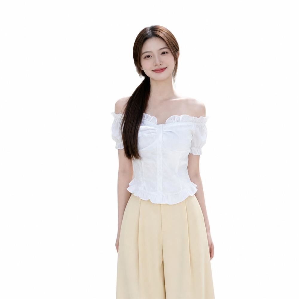 　　　 ◆◇◆売れている秘密◆◇◆ 【華やかなフリルデザイン】デコルテラインを美しく魅せるオフショルダー トップスは、大人可愛いフリル襟がフェミニンな印象を演出します。トレンドのショート丈 トップス仕様で、着用するだけで自然とハイウエスト効果が生まれ、スタイルアップが叶う洗練されたブラウスです。 【気分で選べる2WAY仕様】肩を落としてヘルシーな肌見せができる肩出し トップスとしても、肩を上げてスクエアネックの半袖 シャツとしても着用可能な2WAY トップスです。その日の気分やコーディネート、お出かけの場所に合わせて、簡単に雰囲気を変えられる万能なレディースブラウスです。 【爽やかで快適な着心地】肌触りが良く通気性に優れた素材を採用した夏服 レディースアイテムです。軽やかな薄手 トップスなので、暑い季節でも汗ばむことなく快適に過ごせます。程よいフィット感のある半袖ブラウスは、デイリー使いから特別なデートシーンまで幅広く大活躍します。 【丁寧な仕立てと簡単お手入れ】伸縮性のあるシャーリング仕様を施し、動きやすさと美しいシルエットを両立したおしゃれ シャツです。型崩れしにくく、ご家庭での洗濯やお手入れも簡単なレディース トップス。細かい縫製までこだわっており、上品でのあるカジュアルブラウスに仕上げました。 【の着回し力とギフトに】ハイウエストのパンツやスカートと相性で、簡単にファッションが完成します。普段着としてはもちろん、デート服や旅行、フェスなどにも最適です。自分用のご褒美としてはもちろん、おしゃれな女性へのプチギフトや誕生日プレゼントにも大変喜ばれます。 　　　◆◇◆注意事項◆◇◆ご覧のモニターの環境、撮影環境により実物と色味が異なって見える場合がございます。湿った状態で他のものと擦り合わせると色が移る恐れがあります。濃色品の洗濯時は、白色、淡色と分けて洗ってください。説明 【華やかなフリルデザイン】デコルテを美しく見せるフリルが目を惹くレディース 半袖 ブラウス。上品なホワイトカラーと贅沢にあしらったフリルが、女性らしく甘い雰囲気を演出します。程よいショート丈のデザインで、着用するだけでスタイルアップ効果も期待でき、爽やかな夏のコーディネートにぴったりのフェミニンな一着です。 【魅力的な2WAYスタイル】肩を落としてオフショル トップスとしても、すっきりとしたスクエアネック シャツとしても着用できる便利な2WAY ブラウス。その日の気分やシーンに合わせて異なる雰囲気を楽しめます。シャーリングとギャザー加工が体に優しくフィットし、美しいボディラインを自然に引き立てます。 【軽やかで快適な着心地】通気性に優れた柔らかい素材を採用した夏用 半袖 シャツは、暑い季節でもサラッとした肌触りをキープします。締め付け感のないシャーリングデザインにより、アクティブに動く日でも一日中快適に過ごせます。デイリーユースからデート、お出かけまで幅広く大活躍する トップスです。 【丁寧な仕立てと簡単お手入れ】細部までこだわった美しい縫製で、型崩れしにくいショート丈 トップス。自宅で手軽にお洗濯ができるため、汗をかきやすい夏でも常に清潔感を保てます。耐久性のあるレディースブラウスなので、ヘビロテしても型崩れしにくく、お気に入りのシルエットが長く続く上質なカジュアル シャツです。 【幅広い着回し力＆ギフトにも】ハイウエストのデニムやスカート、チェック柄パンツなど、どんなボトムスとも相性のフェミニン トップス。骨格をきれいに見せる着痩せ ブラウスは、おしゃれ好きな女性へのプレゼントにも大変喜ばれます。トレンド感のある春夏服 レディースとして、マストバイな優秀アイテムです。