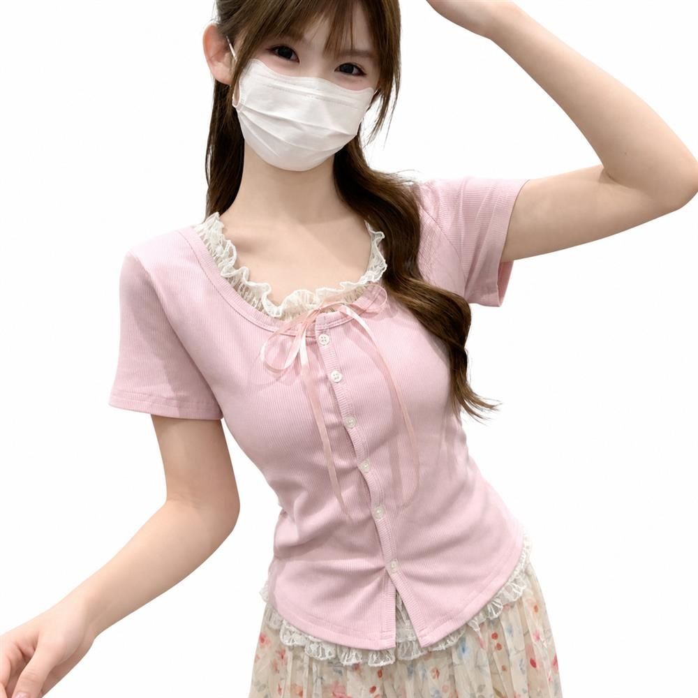 　　　 ◆◇◆売れている秘密◆◇◆ 【大人可愛いデザイン】フェミニン半袖シャツの繊細なレースフリルと、上品なリブニットtシャツの異素材ミックスが魅力です。デコルテを綺麗に見せる襟元レースと中央のリボンが、大人女子の甘すぎないフェミニンさを演出。柔らかいラベンダーカラーが肌を明るく見せ、華やかな印象を与えます。 【簡単レイヤード風】この重ね着風トップスは、1枚着用するだけで簡単におしゃれなレイヤードスタイルが完成します。暑い春夏でも重ね着のゴワつきや着膨れ感がなく、涼しくスマートに着用できるのが最大のメリット。忙しい朝のコーディネート時間を短縮しながら、こなれ感のあるお出かけスタイルを作れます。 【快適な着心地】伸縮性に優れたレディースtシャツは、体に程よくフィットするリブ素材を採用しており、動きやすさと美シルエットを両立します。通気性が良く肌触りも柔らかいため、汗ばむ季節でもサラッと快適な着心地をキープ。デイリーユースからデート、旅行まで幅広い日常のシーンで大活躍します。 【丁寧なディテール】レース付きカットソーは、首元や裾?レース部分の縫製まで細部まで丁寧に仕上げられており、ヨレにくく長くご愛用いただけます。上品なフロントボタンとリボン紐のデザインがアクセントになり、高見えする品質を実現。ご家庭での丁寧なお手入れで、美しい質感を長くキープできます。 【万能な着回し力】ファッションtシャツは、カジュアルなデニムやスウェットパンツはもちろん、甘めなスカートとも好相性です。通学や通勤、女子会など多様なライフスタイルに馴染む半袖カットソーは、おしゃれ好きな女性へのプレゼントにもおすすめ。どんなボトムスにも合わせやすい優秀な一着です。 　　　◆◇◆注意事項◆◇◆ご覧のモニターの環境、撮影環境により実物と色味が異なって見える場合がございます。湿った状態で他のものと擦り合わせると色が移る恐れがあります。濃色品の洗濯時は、白色、淡色と分けて洗ってください。説明 【甘めデザインのレディース 半袖Tシャツ】襟元に施された繊細なレース花柄が、女性らしい柔らかさを引き立てます。フェミニンな雰囲気たっぷりで、春夏の大人可愛いスタイルを演出。着るだけでパッと華やかな印象を与えてくれる、今季トレンドを押さえた主役級アイテムです。 【重ね着風デザインが魅力的】一枚着るだけでこなれ感のあるレイヤードスタイルが完成する、おしゃれな重ね着風デザインを採用しました。伸縮性のあるリブ素材を使用しており、身体のラインを綺麗に見せつつも窮屈感のない快適なフィット感を実現。忙しい朝の時短コーデにも最適です。 【フェミニン トップスとしての着回し力】シンプルながらもボタンとリボンがアクセントになり、スカートにもパンツにも合わせやすい万能なフェミニン トップスです。デートや女子会、ショッピングなど、日常のあらゆるシーンで、大人っぽさと可愛らしさが同居する上品なスタイルを楽しめます。 【柔らかな質感とレース装飾】肌触りが優しく、軽やかな着心地で暑い季節も快適に過ごせます。上品なレース装飾は丁寧に縫製されており、洗濯後も形崩れしにくい耐久性も確保しました。デイリー使いに嬉しい、お手入れのしやすさと、さりげないのある質感を両立させたこだわりの一枚です。 【春夏コーデの主役に】爽やかなカラーと軽快なシルエットで、暖かい季節の装いにぴったりです。自分へのご褒美はもちろん、甘めスタイルが好きな友人や大切な方へのプレゼントとしても喜ばれる、洗練された春夏コーデの必須アイテム。旬の甘めスタイルをぜひこの機会にお楽しみください。