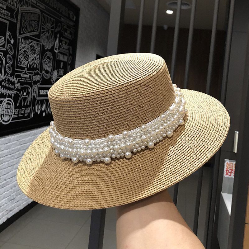 　　　 ◆◇◆売れている秘密◆◇◆ 【上品なパール付き麦わら帽子】クラシカルな平らなデザインのカンカン帽に、美しいフェイクパールをあしらった上品なストローハット レディースです。ナチュラルな編み素材とパールの組み合わせが、いつものコーディネートにエレガントで華やかな雰囲気をプラスし、お出かけを一層楽しくしてくれます。 【紫外線対策の麦わら帽子】広めのつばが日差しを遮る遮光 ハットは、気になる紫外線からお肌を守る日除け 帽子として春夏の必需品です。強い日差しを遮りながら快適な日陰を作り出すため、日傘がさせないアクティブな日でも、この紫外線対策 麦わら帽子があれば、安心して外出を楽しめます。 【軽やかで涼しいカンカン帽】通気性に優れた素材を採用した夏用 麦わら帽子は、汗ばむ季節でも蒸れにくく、爽やかな着用感をキープします。頭への負担が少ない軽量 ハットなので、旅行やピクニックなどで長時間着用しても疲れにくく、一日中ストレスフリーで快適なコーディネートをお楽しみいただけます。 【丁寧な作りのストローハット】丁寧に編み込まれた型崩れしにくいストローハット カンカン帽です。型崩れしにくいしっかりとした仕立てで、美しいシルエットを長く保ちます。手触りが良く耐久性にも優れているため、デイリーユースから特別な日のリゾートコーデまで、長く愛用できる麦わら帽子 レディースです。 【ギフトにもおすすめの日よけ帽子】上品なワンピースからカジュアルな服装まで幅広く馴染む旅行用 ハットです。小顔効果も期待できる美しいシルエットは、年代を問わず女性に喜ばれるため、母の日や誕生日の麦わら帽子 プレゼントにも最適。自分へのご褒美や大切な方への贈り物にぴったりの逸品です。 　　　◆◇◆注意事項◆◇◆ご覧のモニターの環境、撮影環境により実物と色味が異なって見える場合がございます。湿った状態で他のものと擦り合わせると色が移る恐れがあります。濃色品の洗濯時は、白色、淡色と分けて洗ってください。説明 【上品なパール付きストローハット】繊細に編み込まれた麦わら帽子に、華やかなフェイクパールを贅沢にあしらったエレガントなカンカン帽です。ナチュラルな素材感とパールの輝きが絶妙にマッチし、被るだけでお顔周りをパッと明るく華やかに演出します。フェミニンなワンピースからカジュアルなスタイルまで幅広く活躍します。 【頼れる紫外線対策日よけ帽子】広めのつばが日差しを遮り、気になる紫外線からお肌を守る遮光ハットです。春夏の強い直射日光から目元や首元をガードし、お出かけ時の日焼け予防に役立ちます。おしゃれを楽しみながらもしっかりとサンケアができる優秀なUVカット帽子として、毎日の外出に手放せないアイテムです。 【涼やかで快適な旅行用帽子】通気性に優れたストローハットは、熱がこもりにくく蒸れにくいのが特徴です。軽量設計で長時間の着用でも疲れにくく、夏のレジャーや旅行用帽子として大活躍します。風通しの良い快適な被り心地で、暑い季節のお出かけも爽やかに楽しめるレディースハットです。 【型崩れしにくいなカンカン帽】丁寧に仕上げられた編み目と立体的なフラットトップの美しいフォルムが魅力のカンカン帽レディースモデルです。パールの装飾も丁寧に施されており、細部までこだわりを感じる仕上がりです。型崩れしにくく、美しいシルエットを長く保てるため、大人のきれいめコーデに重宝します。 【ギフトにも最適な万能麦わら帽子】洗練された小粋なデザインの麦わら帽子レディース用は、普段使いはもちろん、デートやピクニック、海辺の散策など様々なシーンで大活躍します。ご自身用にはもちろん、母の日や誕生日、特別な記念日におしゃれなプレゼント用帽子としても大変喜ばれる、世代を問わず愛される逸品です。
