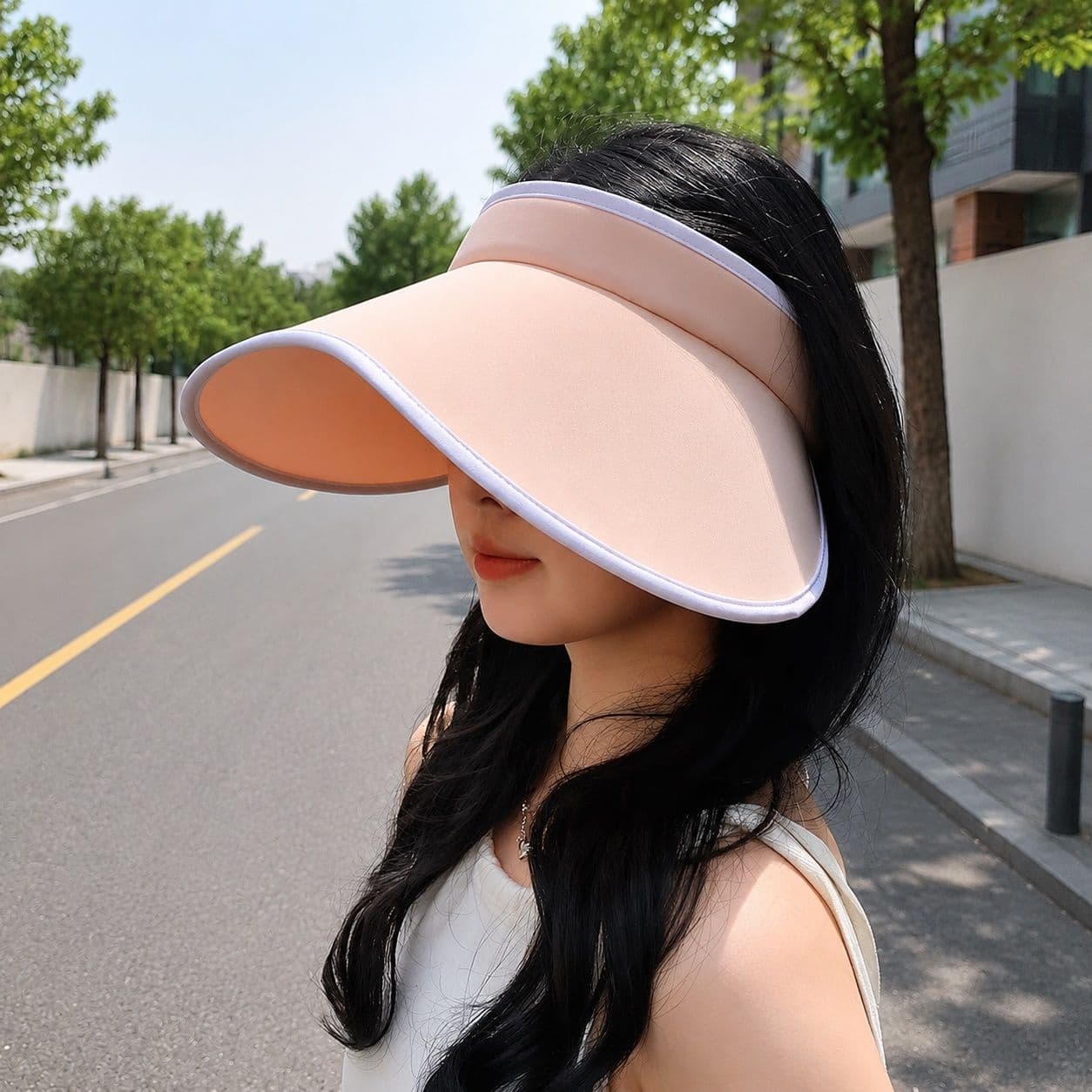 　　　 ◆◇◆売れている秘密◆◇◆ 【小顔効果のデザイン】上品なバイカラー配色とハート型のような美しい曲線が特徴のつば広サンバイザーです。大きめのつばがお顔全体を包み込み、日差しを遮りながら視覚的な小顔効果を演出します。カジュアルからフェミニンまで、夏のレディースファッションに合わせやすいおしゃれな日よけ帽子です。 【徹底的な紫外線対策】UPF50+の優れた遮光性能を備えたUVカット帽子が、夏の強い日差しや有害な紫外線からお肌を守ります。広めのつばデザインを採用することで、目元や頬、首元までしっかりカバーし、日焼け対策帽子として最適です。お出かけ時の日焼け止め対策をこれ一つで手軽に強化できます。 【髪型が崩れない空頂設計】頭頂部が開いたレディースサンバイザー仕様のため、ポニーテールなどのヘアスタイルを崩さず着用いただけます。通気性がで熱がこもりにくく、汗ばむ季節でも一日中涼しく快適です。風通しが良いので、自転車での移動や屋外でのスポーツ時にも最適な日よけハットです。 【優しい肌触りと耐久性】額に触れる内側部分には、柔らかく吸汗性の高い素材を採用しており、敏感肌の方でも安心して着用できるレディース帽子です。型崩れしにくい丈夫なつば部分はお手入れも簡単で、長くご愛用いただけます。軽量設計で長時間の着用でも頭が痛くなりにくく、快適な装着感を実現しました。 【様々なシーンで大活躍】日常の買い物や散歩、ガーデニングはもちろん、海やプール、アウトドア活動、運動会など多様なシーンで活躍する万能なアウトドア帽子です。実用性とファッション性を兼ね備えているため、母の日のプレゼントや、大切なご友人への夏ギフトとしても大変喜ばれるおすすめの紫外線対策帽子です。 　　　◆◇◆注意事項◆◇◆ご覧のモニターの環境、撮影環境により実物と色味が異なって見える場合がございます。湿った状態で他のものと擦り合わせると色が移る恐れがあります。濃色品の洗濯時は、白色、淡色と分けて洗ってください。説明 【小顔効果のデザイン】バイカラーのフチ取りがおしゃれなレディースサンバイザーです。ハートシェイプのような美しいカーブを描く幅広のつばが、お顔全体をやさしく包み込み、すっきりとした小顔効果を演出します。上品なオフホワイトと黒のパイピングが、大人の女性の夏のコーディネートを華やかに彩ります。 【強力な紫外線対策】日差しが気になる季節に最適なUVカット帽子です。遮光性に優れた大きなつばが、目元から首元までしっかりカバーし、有害な紫外線から大切な素肌を守ります。自転車での通勤やお買い物、お出かけ時の日よけ帽子として、日焼け防止に大活躍する頼もしい夏のマストアイテムです。 【蒸れずに快適な着用感】頭頂部が開いたオープンタイプの自転車用サンバイザーなので、熱がこもりにくく通気性はです。長時間の屋外作業やスポーツバイザーとしても、髪型が崩れにくく快適な状態をキープします。頭に優しくフィットし、自転車の運転中や風の強い日でもズレにくい設計です。 【型崩れしにくい高耐久性】型崩れしにくいしっかりとした素材を採用した日よけサンバイザーです。汚れても簡単にお手入れができるため、汗をかきやすい夏場でも清潔に長くご愛用いただけます。丁寧な縫製で仕上げられており、ヘビロテしてもへたりにくく、デイリーユースから旅行まで幅広く活躍します。 【ギフトにも喜ばれる万能性】フリーサイズでどなたでも使いやすいレディース帽子です。カジュアルな普段着からきれいめスタイルまで合わせやすく、母の日のプレゼントや大切な方への贈り物にもぴったりです。アウトドア、キャンプ、ガーデニングなど、様々な屋外シーンで大活躍する便利な日焼け防止帽子です。