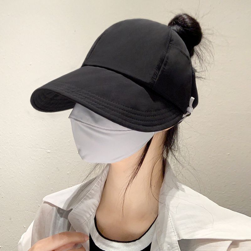 　　　 ◆◇◆売れている秘密◆◇◆ 【小顔効果のつば広デザイン】上品な色合いと美しいシルエットが特徴のサンバイザーレディースは、気になる紫外線をしっかり遮りながら、お顔周りをすっきりと見せてくれます。軽やかで肌触りの良い春夏帽子は、どんなコーディネートにも合わせやすく、毎日の外出をより華やかで楽しい時間へと変えてくれます。 【髪型を崩さないポニーテール対応】後頭部が開いたデザインのポニーテール帽子なので、髪を高く結んだままでも快適に着用いただけます。締め付け感のない弾力バンド仕様の紫外線対策帽子は、頭が痛くなりにくく、長時間の着用でもストレスフリー。大切な素肌を守る頼もしい日よけハットです。 【蒸れずに快適な吸汗速乾性】優れた通気性をもつ薄手の生地を採用した通気性帽子は、汗をかいても素早く乾き、さらさらとした爽やかな肌触りをキープします。ランニングバイザーとしてスポーツシーンにも大活躍。サイドにはマスク用の紐を掛けられるボタンも備わっており、快適な使用体験を提供します。 【持ち運びに便利な軽量設計】軽くて柔らかい素材で作られた軽量サンバイザーは、使わないときはサッと折りたたんでバッグに収納できる便利な折りたたみ帽子です。耐久性にも優れており、型崩れしにくいため、日常の通勤?通学はもちろん、旅行やアウトドアなどの外出時にも気軽に携帯できるのが魅力です。 【幅広いシーンで活躍するギフト】実用性とデザイン性を兼ね備えたレディースキャップは、ガーデニングや自転車の運転、スポーツ観戦など多用途で活躍するスポーツバイザーです。ご自身用にはもちろん、母の日や誕生日に大切な方へ贈るプレゼント帽子としても大変喜ばれる、心温まる夏のマストアイテムです。 　　　◆◇◆注意事項◆◇◆ご覧のモニターの環境、撮影環境により実物と色味が異なって見える場合がございます。湿った状態で他のものと擦り合わせると色が移る恐れがあります。濃色品の洗濯時は、白色、淡色と分けて洗ってください。説明 【おしゃれなデザイン】シンプルで洗練された「サンバイザー レディース」は、どんなコーディネートにも合わせやすい上品なベージュカラーです。トップレスの「日よけ帽子」なので、ヘアスタイルを崩さずに装着でき、お出かけ時のファッションを引き立てる万能なレディース帽子として大活躍します。 【徹底的な紫外線対策】広めのつばが日差しをしっかり遮る「つば広帽子」で、気になるお顔周りを紫外線から守ります。遮光性に優れた「UVカット帽子」は、強い日差しが降り注ぐ季節のアクティビティや日常の買い物に最適で、大切な肌を日焼けから守り、快適な外出をサポートします。 【快適な装着感】髪を後ろで結んだまま被れる「ポニーテール 帽子」仕様で、伸縮性のあるバックバンドが頭を締め付けず快適にフィットします。さらにマスク用フック付きで耳が痛くなりにくい設計の「スポーツサンバイザー」は、自転車での通勤や長時間のウォーキングでもズレにくく快適です。 【優れた通気性と速乾性】軽やかで肌触りの良い素材を採用した「薄型ハット」は、汗をかいてもすぐに乾く「速乾 帽子」としての機能性を備えています。通気性で蒸れにくいため、夏場の暑い日でもサラサラとした質感をキープし、手軽に洗濯できるのでいつでも清潔に保てます。 【幅広いシーンで活躍】ガーデニングやレジャー、ランニングなど多様な場面で重宝する「アウトドア 帽子」です。フリーサイズ仕様の「レディースハット」は、大切な家族や友人への贈り物としても大変喜ばれます。日頃の感謝を込めた母の日のプレゼントや誕生日ギフトにもおすすめです。