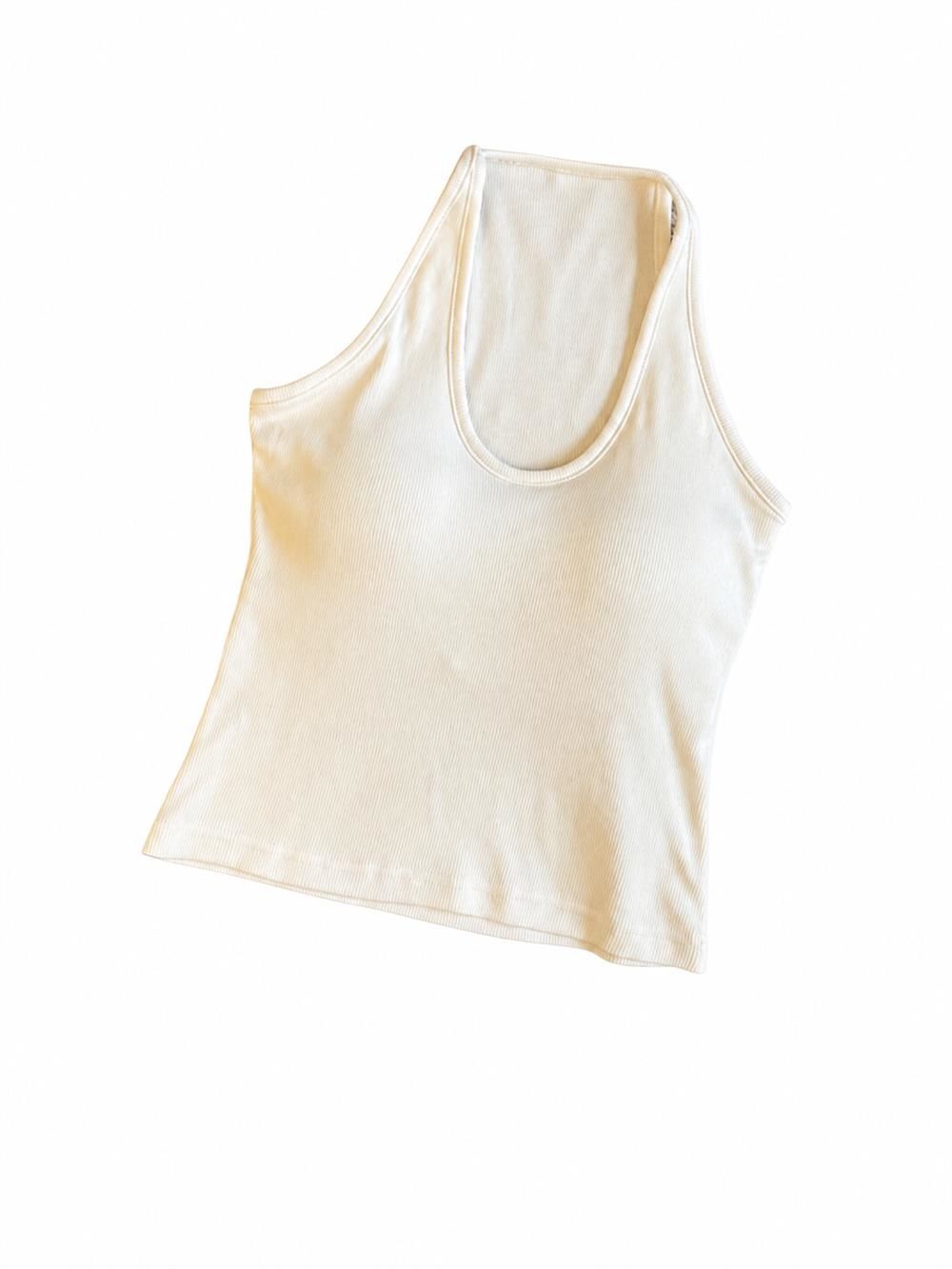 　　　 ◆◇◆売れている秘密◆◇◆ 【トレンドのデザイン】すっきりとしたラインが美しいリブタンクトップです。ヘルシーな肌見せが叶うホルターネック風のデザインで、デコルテラインを綺麗に見せます。伸縮性のある柔らかいリブ素材が体に程よくフィットし、女性らしい美しいシルエットを演出するカップ付きインナーです。 【便利な一体型カップ】ブラジャーなしで1枚で着用できるカップ付きタンクトップです。カップが固定されているため、洗濯時や着用時もズレにくく、綺麗な胸元をキープします。締め付け感の少ないノンワイヤーブラトップ仕様で、一日中ストレスフリーで快適な着心地をお届けします。 【極上のフィット感】優れた伸縮性の生地を使用しており、アクティブな動きにも優しくフィットします。通気性が良く蒸れにくいため、暑い季節のインナーとしても最適です。日常の外出はもちろん、リラックスタイムのルームウェアやヨガなどの軽いスポーツ用のキャミソールカップ付きとしても大活躍します。 【お手入れも簡単】丈夫で丁寧な縫製が施されており、毎日気兼ねなく洗濯できるレディースインナーです。型崩れしにくい一体型パッドのおかげで、美しいシルエットが長持ちします。デイリー使いに嬉しい耐久性を備えており、お気に入りの一着として長く愛用していただける上質な仕上がりです。 【幅広い着回し力】シアーシャツやジャケットのインナーとしてはもちろん、1枚で重ね着トップスとしてもお洒落に決まります。シンプルで洗練されたデザインは、スタイルなどのトレンドファッションにも相性です。ご自身用にはもちろん、大切な方へのプレゼントやギフトとしても喜ばれます。 　　　◆◇◆注意事項◆◇◆ご覧のモニターの環境、撮影環境により実物と色味が異なって見える場合がございます。湿った状態で他のものと擦り合わせると色が移る恐れがあります。濃色品の洗濯時は、白色、淡色と分けて洗ってください。説明 【トレンドのヘルシーデザイン】細めのリブ素材が上品な「リブ タンクトップ」です。ホルターネック風のすっきりとしたネックラインが、デコルテを美しく引き立てます。ヘルシーで抜け感のある「レディース タンクトップ」は、1枚でトレンド感のあるおしゃれな大人カジュアルスタイルを叶えます。 【美しいバストラインをキープ】ブラジャーなしで着用できる便利な「カップ付きキャミソール」です。一体型の固定カップを採用し、着用時や洗濯時のズレを防ぎます。締め付け感のない「ブラトップ」でありながら、自然な立体感をつくり出し、美しいバストラインを優しくキープします。 【ストレスフリーな着心地】伸縮性に優れた柔らかい生地を使用した「インナーキャミソール」です。体に優しくフィットするスリムなシルエットでありながら、窮屈感を感じさせません。通気性もで、汗ばむ季節でもサラッと快適な肌触りが続き、一日中ストレスなく過ごせます。 【毎日着たくなる優れた耐久性】型崩れしにくく、自宅での洗濯も簡単な「リブ キャミソール」です。丁寧な縫製技術により、洗濯を繰り返してもヨレにくく、長くご愛用いただけます。日常のヘビロテアイテムとして大活躍する「レディース タンクトップ」は、忙しい毎日に寄り添う心強い味方です。 【幅広いスタイルに大活躍】シャツやカーディガンのインナーとしてはもちろん、1枚でアウターとしても映える「カップ付きタンクトップ」です。毎日のコーディネートに合わせやすいカラー展開で、大切な人へのちょっとしたプレゼントにもおすすめ。どんなシーンでもこなれ感を演出します。