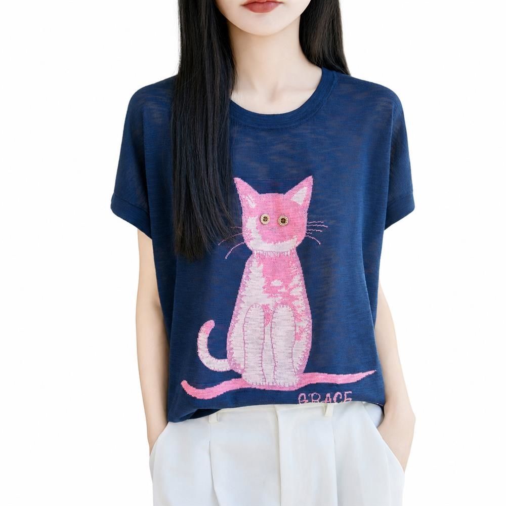 　　　 ◆◇◆売れている秘密◆◇◆ 【大人可愛い猫柄デザイン】さらりとした肌触りのテンセル素材を使用したレディース サマーニット。フロントにあしらわれた愛らしい猫柄 tシャツデザインが、日常のコーディネートに遊び心をプラスします。上品な透け感と美しい発色の半袖 トップスは、大人のカジュアルスタイルを華やかに演出します。 【涼やかで快適な着心地】通気性と吸湿性に優れた半袖 tシャツ レディースは、暑い季節でもサラッと快適に過ごせます。程よくゆったり カットソーのシルエットが体型カバーを叶えつつ、風を通すため涼しさも。蒸し暑い季節のヘビロテ確定な夏服 レディースとして大活躍する一枚です。 【デイリーに活躍する着回し力】シンプルなクルーネック tシャツのデザインは、様々なボトムスと相性。デニムと合わせたカジュアルスタイルからスカートと合わせたフェミニンな装いまで、この着回し ニット一枚で毎日のレディース カジュアル トップス選びが楽しくなり、コーディネートの幅が広がります。 【丁寧な仕立てと簡単お手入れ】細部まで丁寧に編み込まれたレディース ニット プルオーバーは、型崩れしにくく長く愛用いただけます。自宅で優しく手洗いできるため、汗をかきやすい季節でも清潔をキープ。しなやかな質感のテンセル tシャツは、いつでも上品な丸首 半袖シャツの佇まいを保ちます。 【幅広い年代に愛される一枚】トレンドを問わないレディース ファッションアイテムとして、幅広い年齢層の方におすすめです。自分へのご褒美はもちろん、猫好きな方へのギフト プレゼントにも最適。涼しげで上品な夏用 ニットは、母の日や誕生日など大切な人への贈り物としても喜ばれること間違いなしです。 　　　◆◇◆注意事項◆◇◆ご覧のモニターの環境、撮影環境により実物と色味が異なって見える場合がございます。湿った状態で他のものと擦り合わせると色が移る恐れがあります。濃色品の洗濯時は、白色、淡色と分けて洗ってください。説明 【大人可愛い猫柄デザイン】フロントにあしらわれた愛らしいキャットモチーフが目を引くレディース tシャツ 半袖です。ほんのり透け感のある薄手のサマーニット素材を使用しており、カジュアルになりすぎず大人の上品さを演出します。爽やかなネイビーにピンクのコントラストが映えるおしゃれな一枚です。 【優れた通気性と爽やかな着心地】軽やかで風通しの良い半袖 ニット トップスは、汗ばむ季節もベタつきにくく快適さをキープします。テンセル素材ならではの滑らかな肌触りと柔らかな質感が、素肌をやさしく包み込みます。暑い夏の日でも涼しく過ごせる、機能性とデザイン性を両立したサマーニットです。 【ゆったりシルエットで体型カバー】程よくゆとりのあるルーズフィットなシルエットのクルーネック tシャツです。気になる二の腕や身体のラインを自然にカバーしつつ、女性らしい抜け感のある華奢見せを叶えます。窮屈感のないノンストレスな着心地で、デイリーユースから旅行まで幅広く活躍します。 【型崩れしにくい丁寧な仕立て】首元はヨレにくい上品なクルーネック仕様で、型崩れしにくい丁寧な縫製が施されたテンセル tシャツです。薄手でありながらもしっかりとしたサマーニット レディースで、毛玉になりにくく、長く愛用いただけます。ご自宅での優しめの洗濯が可能で、お手入れも簡単です。 【夏の着回しに大活躍の一枚】デニムやワイドパンツ、スカートなど、どんなボトムスとも相性の夏用ニットです。インしてもアウトしてもきれいに決まる絶妙な丈感で、大人カジュアルなコーディネートが楽しめます。猫好きの方への誕生日プレゼントやプチギフトとしても喜ばれるおすすめのトップスです。