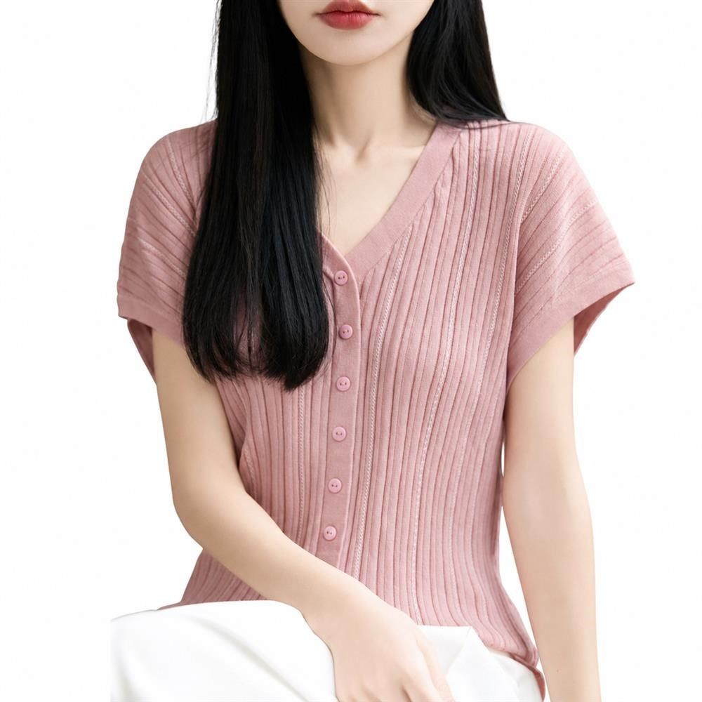 　　　 ◆◇◆売れている秘密◆◇◆ 【上品なリブデザイン】首元を美しく魅せるVネック トップスは、上品な縦リブのテンセル ニットを使用し、着痩せ効果が期待できます。二の腕をさりげなくカバーするフレンチスリーブが、女性らしく華奢な印象を与えます。この涼しげなサマーニット レディースで、毎日のコーデを格上げしましょう。 【ひんやり快適な着心地】通気性に優れたテンセル素材を採用した薄手 トップスは、汗ばむ季節でもベタつかず、さらりと爽やかな肌触りをキープします。程よい伸縮性のある夏用 ニットなので、窮屈感がなく動きやすいのも魅力です。冷房対策にも重宝する半袖 カーディガンとして、夏のお出かけに欠かせない一枚です。 【自由自在な着回し力】ボタンを閉じて1枚のカジュアル 半袖Tシャツ風に着こなすのはもちろん、前を開けて羽織りとしても使える万能なニット カーディガンです。デニムと合わせたラフな休日スタイルから、きれいめスカートと合わせたオフィスコーデまで、幅広いシーンで活躍する優秀な着回し トップスです。 【丁寧な仕立てと極上の肌触り】柔らかくしなやかな質感のリブニット 半袖は、直接肌に触れてもチクチクせず、とろけるような肌触りを実現しました。型崩れしにくく、丁寧な縫製で作られたレディース 上着は、ご家庭でのお手入れも簡単です。大人の上品さを引き立てるテンセル シャツを長くご愛用ください。 【大人女子へのギフトにも】シンプルでエレガントなオフィスカジュアル 半袖は、20代から50代まで幅広い年齢層の女性におすすめな婦人服 トップスです。上品な落ち着いたカラー展開で、母の日や誕生日、お祝いのプチギフトとしても大変喜ばれます。毎日着たくなるお気に入りのプレゼント ニットとして最適です。 　　　◆◇◆注意事項◆◇◆ご覧のモニターの環境、撮影環境により実物と色味が異なって見える場合がございます。湿った状態で他のものと擦り合わせると色が移る恐れがあります。濃色品の洗濯時は、白色、淡色と分けて洗ってください。説明 【上品なリブデザイン】すっきりとしたVネック サマーニットは、縦ラインを強調する細リブが魅力です。しなやかなリブニット トップスは、ボディラインを美しく見せつつ上品な印象を与えます。カジュアルからクリーンなオフィススタイルまで、大人の女性のデイリーコーデを格上げする1着です。 【爽やかな着心地】涼しげなテンセル レディース トップスは、汗ばむ季節でもサラッとした快適な状態をキープします。通気性に優れた薄手 ニット レディースなので、蒸れにくく夏のオフィスや外出も快適。肌に優しく寄り添う柔らかな質感で、暑い日のおしゃれもノンストレスで楽しめます。 【の着回し力】前開きボタンデザインの半袖 ニットカーディガンは、1枚での着用はもちろん、羽織りとしても活躍します。どんなボトムスにも合わせやすいサマーニット 半袖は、ワイドパンツやロングスカートとの相性も。日常のちょっとしたお出かけから旅行まで重宝します。 【型崩れしにくい品質】丁寧な縫製で作られたレディース tシャツ 半袖は、お洗濯を繰り返してもヨレにくく、長くご愛用いただけます。なめらかな手触りのテンセル tシャツは、シワになりにくくお手入れも簡単。忙しい毎日でも、アイロンがけの手間を減らしていつでも清潔感を保てます。 【幅広いシーンに最適】二の腕をさりげなくカバーするフレンチスリーブ ニットは、年代を問わず美しく着こなせます。上品なカットソー レディース 半袖は、大切な方へのプレゼントや母の日のギフトにもおすすめ。オンオフ問わず好印象を与える、大人のためのマストバイアイテムです。