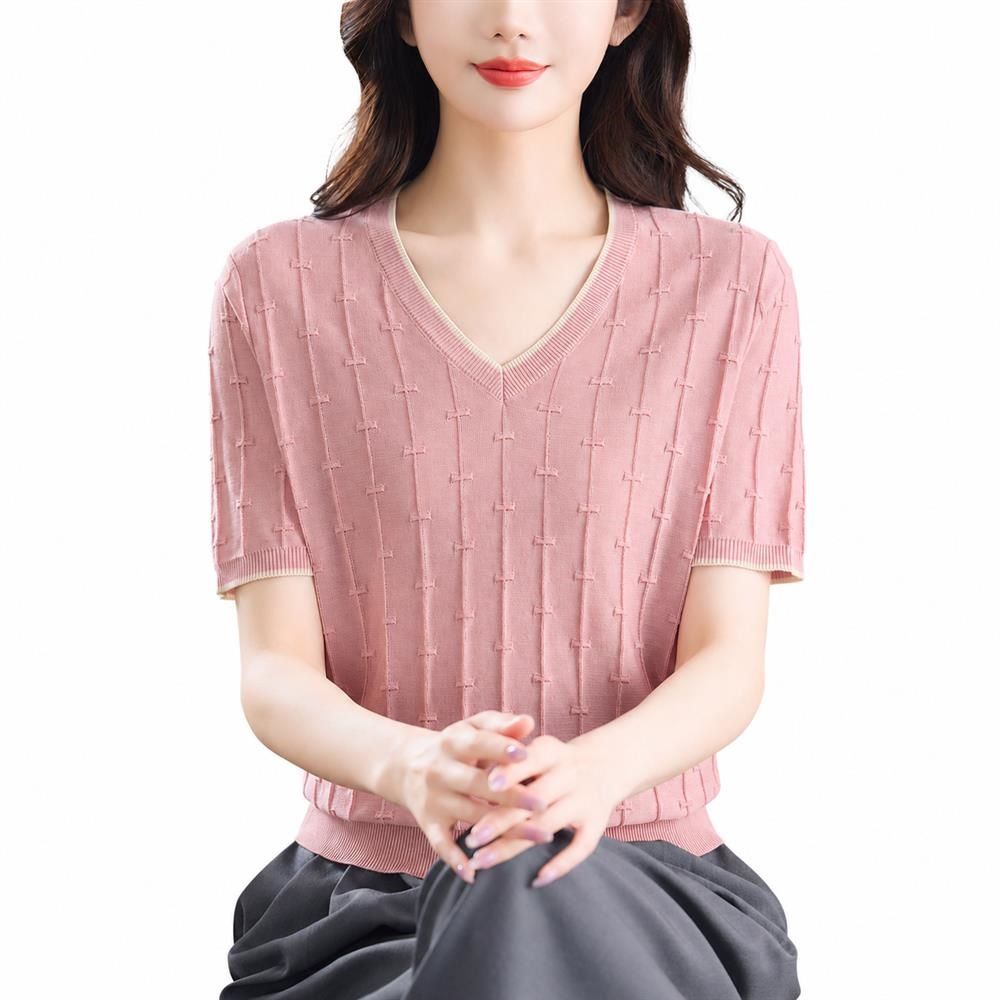 　　　 ◆◇◆売れている秘密◆◇◆ 【上品なVネックデザイン】顔周りをすっきりと見せるVネックの「レディース 半袖 ニット」です。縦ラインの編み模様が美しいシルエットを演出し、シンプルながらもおしゃれな印象を与えます。襟元と袖口の配色ラインが程よいアクセントとなり、一枚でサマになるされた「サマーニット レディース」です。 【ひんやり快適な着心地】テンセル素材を使用した「夏物 カットソー」は、なめらかな肌触りと優れた通気性が特徴です。汗ばむ季節でもベタつきにくく、サラッとした涼しい状態をキープします。暑い日のお出かけも快適に過ごせる、薄手で軽い仕上がりの優秀な「テンセル トップス」です。 【着回し力の万能アイテム】オン?オフ問わず大活躍する「オフィスカジュアル 上着」です。スッキリとしたフィット感で、きれいめスカートやカジュアルなデニムとも相性。デイリーユースからオフィスコーデまで、毎日のコーディネートを格上げしてくれる便利な「vネック トップス」です。 【丁寧な仕立てと高い耐久性】細部まで丁寧に編み上げられた「薄手 ニットソー」は、型崩れしにくく美しいフォルムを長く保ちます。柔らかく伸縮性のある生地が体に優しくフィットし、締め付け感のないストレスフリーな着心地を実現。おうちでの丁寧なお手入れで、長く愛用できる上質な「半袖 tシャツ」です。 【大切な方へのギフトにも】上品で落ち着いた色合いの「サマーニット レディース」は、幅広い年代の女性におすすめの一着です。日常使いはもちろん、母の日や誕生日などの特別なプレゼントとしても喜ばれます。トレンドに左右されないシンプルで美しいデザインの「レディース 半袖 ニット」をぜひお試しください。 　　　◆◇◆注意事項◆◇◆ご覧のモニターの環境、撮影環境により実物と色味が異なって見える場合がございます。湿った状態で他のものと擦り合わせると色が移る恐れがあります。濃色品の洗濯時は、白色、淡色と分けて洗ってください。説明 【上品な大人デザイン】すっきりとしたVネックラインがデコルテを美しく見せる「サマーニット レディース」です。爽やかなブルーのカラーと繊細な編み柄が、夏のコーディネートに上品で華やかな印象をプラスします。 【優れた通気性と清涼感】さらりとした質感の「テンセル ニット tシャツ」は、暑い季節でも蒸れにくく快適な着心地をキープします。「薄手 半袖 ニット」なので、夏でも涼しく過ごせる高い通気性と心地よさを実現しました。 【の着心地と伸縮性】柔らかく肌に馴染む「トップス レディース 春夏」は、伸縮性に優れており、動きやすさもです。普段着としてはもちろん、通勤時や「オフィス カジュアル レディース」としても大活躍する一枚です。 【丁寧な仕立てと耐久性】首元や袖口のバイカラー配色にこだわった「Vネック tシャツ レディース」です。型崩れしにくい丁寧な縫製で仕上げており、デイリーユースで長くご愛用いただける高いクオリティをお届けします。 【幅広い年代にマッチ】トレンドに左右されないシンプルな「半袖 ニット レディース」は、オンオフ問わず使える万能アイテムです。自分用の普段着としてはもちろん、母の日や誕生日などの大切なギフトにも最適です。