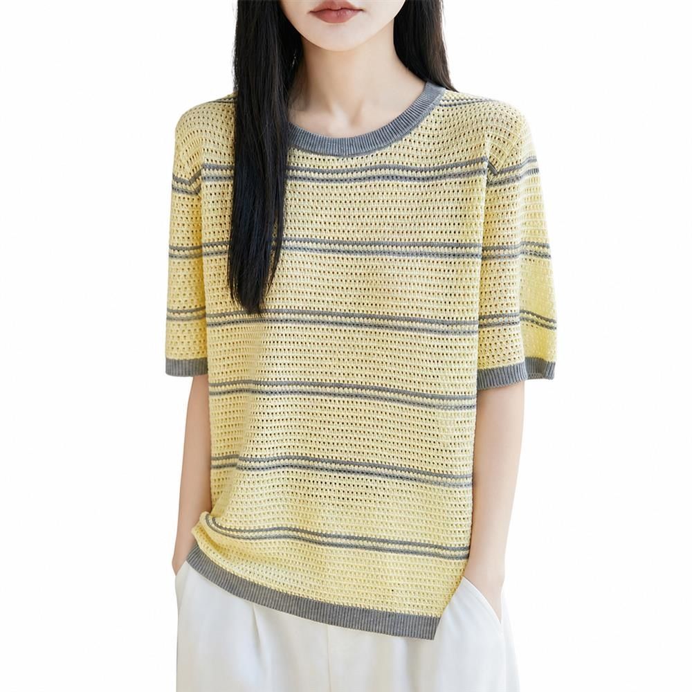 　　　 ◆◇◆売れている秘密◆◇◆ 【上品なボーダーデザイン】透かし編みの美しさとクラシカルなラインが融合したレディース サマーニット。爽やかなブルーとネイビーの配色が、大人のこなれ感を演出します。上品なクルーネック tシャツ仕様でデコルテラインを美しく見せ、日常の装いを華やかに彩るボーダー 半袖 トップスです。 【涼やかでの通気性】シルク混の贅沢な糸を使用し、涼しい肌触りを実現したシルク混 半袖ニット。風が通り抜けるメッシュ風の編み地で、汗ばむ季節も蒸れずにサラサラと快適です。涼感のあるサマーセーター レディースとして、暑い夏でも爽やかな着心地を保つ夏用 カットソーとして大活躍します。 【サラッと快適な着心地】テンセル素材ならではの滑らかでソフトな肌触りが心地よいテンセル tシャツ レディース。締め付け感のない程よいゆとりのあるシルエットで、1日中ストレスフリーに過ごせます。デイリーユースに最適なカジュアル 半袖シャツであり、毎日着たくなる優秀なプルオーバー 春夏です。 【型崩れしにくい丁寧な仕立て】襟元や袖口に同系色のしっかりとしたリブ加工を施したサマーニット 半袖 レディース。繰り返し着用しても伸びにくく、型崩れを防ぎます。丁寧な縫製による仕立てで、自宅でのお手入れも簡単でありながら、をキープできるきれいめ トップス 夏の決定版です。 【幅広いシーンで大活躍】オンとオフを問わず、様々なコーディネートに合わせやすいレディース ニットソー。スラックスやデニム、スカートとも相性で、オフィスカジュアル トップスとしても重宝します。上品なボーダー柄 カットソーは、大切な方へのプレゼントやギフトとしても喜ばれます。 　　　◆◇◆注意事項◆◇◆ご覧のモニターの環境、撮影環境により実物と色味が異なって見える場合がございます。湿った状態で他のものと擦り合わせると色が移る恐れがあります。濃色品の洗濯時は、白色、淡色と分けて洗ってください。説明 【された上品デザイン】爽やかなブルーとシックなネイビーを配したボーダー カットソーは、大人の女性らしさを引き立てます。透け感のあるレディース サマーニット 半袖は、上品な透け感と美しい編み地で、オフィスカジュアルからデイリーまで幅広いシーンで主役として活躍する一枚です。 【爽やかで軽やかな着心地】通気性に優れたテンセル トップスは、汗ばむ季節でもベタつきにくく、涼しく快適に過ごせます。サラッとした上質な肌触りの半袖 Tシャツ レディースは、熱がこもりにくく風を通すため、夏の暑い日でも一日中爽やかな着用感をキープしてくれます。 【体型カバーと美しいシルエット】首元をきれいに見せるクルーネック 半袖 レディースは、デコルテラインを美しく演出しつつ、程よいゆとりで体型を自然にカバーします。このカジュアル トップスは、きれいめなスラックスやカジュアルなデニムなど、どんなボトムスとも相性です。 【型崩れしにくい】繊細な編み目のシルク混 プルオーバーは、柔らかな風合いがありながらもヨレにくく、長くご愛用いただけます。細部まで丁寧に編み込まれたサマーニット ボーダーは、お洗濯後もシルエットをキープしやすく、デイリーのお手入れが簡単なのも嬉しいポイントです。 【幅広い世代に愛される一枚】シンプルで上品なデザインの春夏 トップス レディースは、ご自身へのご褒美にはもちろん、母の日や誕生日などのギフトにも最適です。コンパクトに畳めて持ち運びもしやすい薄手 ニットソーなので、夏の旅行やエアコンの効いた室内での防寒対策にも重宝します。