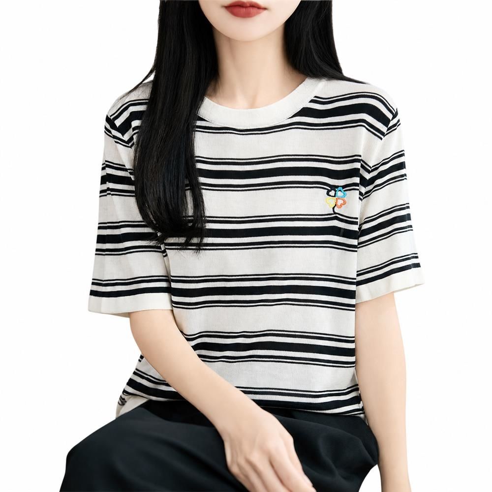 　　　 ◆◇◆売れている秘密◆◇◆ 【大人可愛いボーダーデザイン】上品なボーダー tシャツ レディースは、胸元のワンポイント刺繍がアクセントになり、シンプルながらもおしゃれ度を引き立てます。しなやかな落ち感のあるテンセル トップス 半袖は、カジュアルになりすぎず、大人の女性らしいされたきれいめスタイルを叶える一枚です。 【サラッと涼しい高通気性】暑い夏でも快適に過ごせるサマーニット レディースは、優れた通気性と吸湿性を兼ね備えています。肌に触れた瞬間に心地よい清涼感を与え、汗ばむ季節でもベタつきにくく、1日中ドライで快適な着心地をキープするレディース tシャツ 半袖です。 【体型カバーを叶える美シルエット】程よくゆとりのあるクルーネック カットソーは、気になる二の腕や身体のラインを自然にカバーします。インでもアウトでも美しく決まる丈感で、デニムからきれいめスカートまで幅広いボトムスと相性が良く、毎日のコーディネートに大活躍します。 【上質な肌触りと高い耐久性】なめらかで柔らかな質感のシルク混のレディース服は、肌への刺激が少なく敏感肌の方にも安心です。丁寧な縫製技術により、型崩れしにくく、おうちでのイージーケアが可能なため、いつでも清潔感を保ったまま長くご愛用いただけるな一枚です。 【幅広いシーンで大活躍】普段着としてはもちろん、オフィスカジュアルや旅行、デートなど多様なシーンで映える半袖 ニット レディースです。シンプルで実用的なデザインのため、奥様やご友人への誕生日プレゼントや母の日のギフトとしても大変喜ばれるおすすめのトップスです。 　　　◆◇◆注意事項◆◇◆ご覧のモニターの環境、撮影環境により実物と色味が異なって見える場合がございます。湿った状態で他のものと擦り合わせると色が移る恐れがあります。濃色品の洗濯時は、白色、淡色と分けて洗ってください。説明 【上品なボーダーデザイン】胸元のワンポイント刺繍とクラシカルなボーダー柄が目を惹く「レディース tシャツ 半袖」です。カジュアルになりすぎず、上品で落ち着いた大人の女性の魅力を引き立てます。シンプルながらも華やかさがあり、これ一枚でおしゃれなデイリーコーディネートが完成します。 【シルクのような極上の肌触り】真シルクのような滑らかさと柔らかさを兼ね備えた「シルクタッチ トップス」です。肌に優しく寄り添うような軽やかな着心地で、通気性にも優れているため、汗ばむ季節でも涼しく快適に過ごせる優秀な「半袖 トップス 夏」アイテムとして大活躍します。 【体型カバー＆美シルエット】程よくゆったりとした抜け感のある「クルーネック tシャツ」です。体のラインを拾いすぎない絶妙なサイズ感で、気になる二の腕やお腹まわりを自然にカバーします。インでもアウトでも美しく決まり、毎日のオフィスやお出かけの着こなしに自信を与えてくれます。 【型崩れしにくくお手入れ簡単】細部まで丁寧に仕上げられた縫製により、高い耐久性を誇る「ボーダー カットソー」です。デイリーに着用してもよれにくく、ご自宅でのケアも簡単なのでいつでも綺麗なシルエットを保てます。日常のカジュアルからフォーマルなインナーまで幅広く着用可能です。 【着回しでギフトにも最適】パンツにもスカートにも合わせやすいデザインの「サマーニット レディース」は、夏のワードローブに欠かせない万能アイテムです。世代を問わず愛される定番のボーダーデザインなので、ご家族や大切なご友人への誕生日プレゼントや贈り物としても大変喜ばれます。