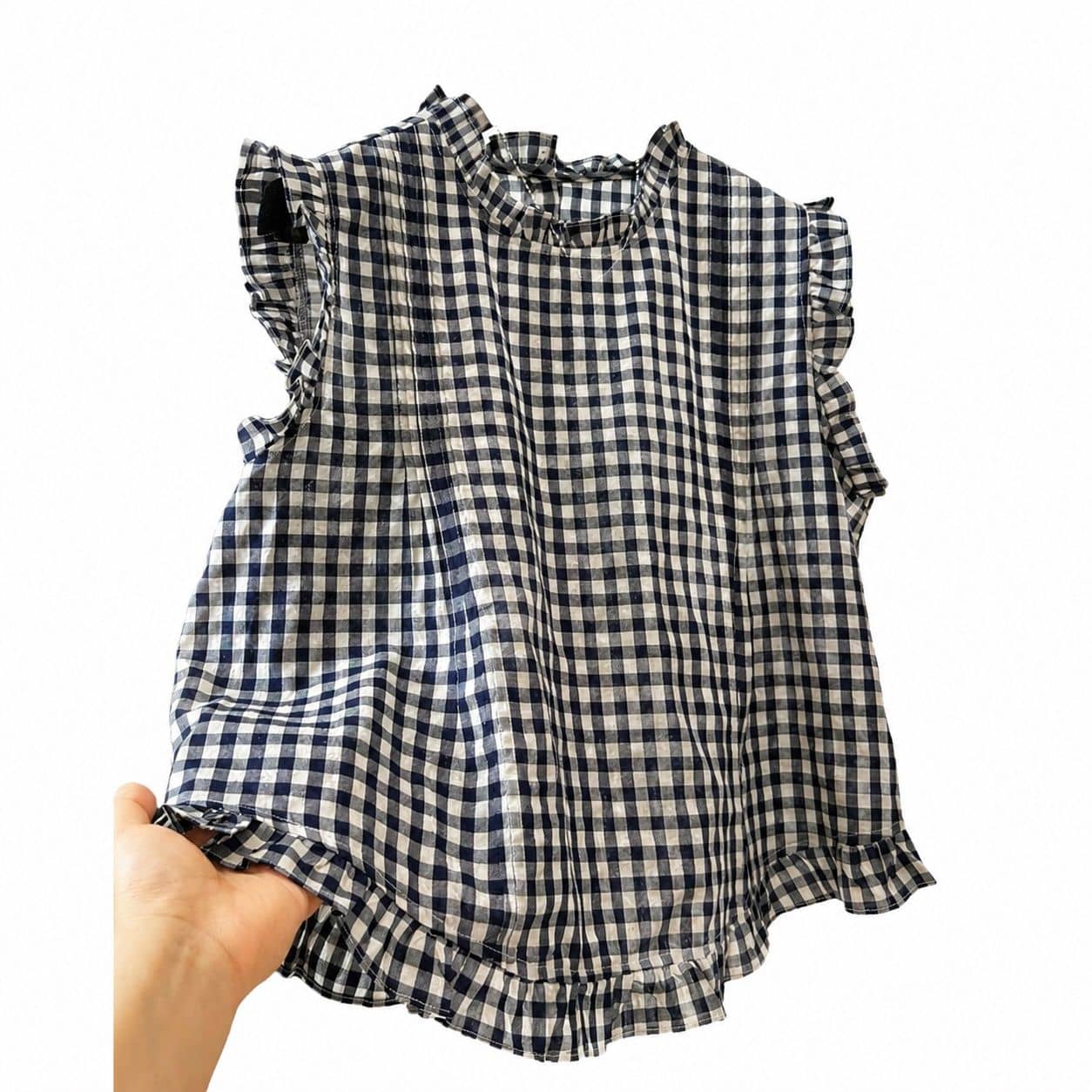 　　　 ◆◇◆売れている秘密◆◇◆ 【大人可愛いデザイン】華やかなフリルをあしらった「フリル トップス」です。定番の「ギンガムチェック ブラウス」は、着るだけで爽やかで大人可愛い印象を与えてくれます。落ち着いたナチュラルな色合いで、カジュアルから上品なスタイルまで幅広いコーディネートに自然と馴染みます。 【涼やかで軽やかな着心地】通気性に優れた薄手の生地を採用した「レディース ノースリーブ トップス」です。暑い夏でもベタつかず、さらりと快適に過ごせます。程よいゆとりのあるシルエットが風を通し、涼しげな印象を与える「夏物 ベスト レディース」として、毎日の外出をサポートします。 【幅広い着回し力】1枚でメインの「ノースリーブ シャツ」として着用するのはもちろん、Tシャツやワンピースと合わせる「重ね着 ベスト」としても大活躍。カジュアルなデニムパンツからきれいめのスカートまで合わせるボトムスを選ばず、日々のスタイリングがもっと楽しくなる一枚です。 【丁寧な仕立てと簡単お手入れ】シワになりにくく、ご自宅で簡単にお手入れができる「春夏 トップス レディース」です。フリルや細部の縫製まで丁寧に仕上げており、デイリーユースでも型崩れしにくいのが魅力です。普段使いにぴったりの「カジュアル ノースリーブ」として長く愛用していただけます。 【日常からお出かけまで】トレンドの「 トップス」として、休日のお出かけや女子会、旅行など様々なシーンにぴったり。体型カバーを叶えつつ女性らしさを引き立てる「フェミニン ブラウス」は、大切な方へのプレゼントやギフトとしても喜ばれる、夏のマストバイアイテムです。 　　　◆◇◆注意事項◆◇◆ご覧のモニターの環境、撮影環境により実物と色味が異なって見える場合がございます。湿った状態で他のものと擦り合わせると色が移る恐れがあります。濃色品の洗濯時は、白色、淡色と分けて洗ってください。説明 【大人可愛いデザイン】クラシカルな雰囲気が漂うギンガムチェック ブラウスです。首元や袖口にあしらわれた繊細なフリル ノースリーブのデザインが、女性らしさと若々しい印象を引き立てます。ナチュラルで温かみのあるチェック柄は、毎日のコーディネートに優しい華やかさをプラスしてくれます。 【軽やかで涼しい素材感】汗ばむ季節でも快適に過ごせる夏 ノースリーブ シャツです。通気性に優れ、肌触りが柔らかい薄手の生地を採用しており、サラッとした清涼感が持続します。暑い日の外出でも蒸れにくく、一日中爽やかでリラックスした着心地をキープできるレディース ノースリーブ トップスです。 【多彩なレイヤードスタイル】一枚での着用はもちろん、カーディガンやジャケットのインナーとしても映える トップスです。カジュアルなデニムからフェミニンなスカートまで幅広くマッチし、ベスト感覚で重ね着するのもおすすめ。このチェック柄 タンクトップがあれば、毎日のコーデがもっと楽しくなります。 【イージーケアで毎日清潔】細部まで丁寧に仕上げられたフリル ノースリーブは、型崩れしにくく耐久性にも優れています。ご自宅で簡単にお手入れができるため、デイリーユースに最適なレディース ノースリーブ トップスです。洗うたびに肌に馴染むような心地よさを、ぜひ毎日の暮らしの中で実感してください。 【大切な方へのギフトにも】上品な甘さを備えた夏 ノースリーブ シャツは、ご自身へのご褒美にはもちろん、母の日や誕生日など大切な方への贈り物としても大変喜ばれます。幅広い年齢層の方に似合う落ち着いたカラー展開で、夏のコーディネートに新しい風を吹き込むギンガムチェック ブラウスです。