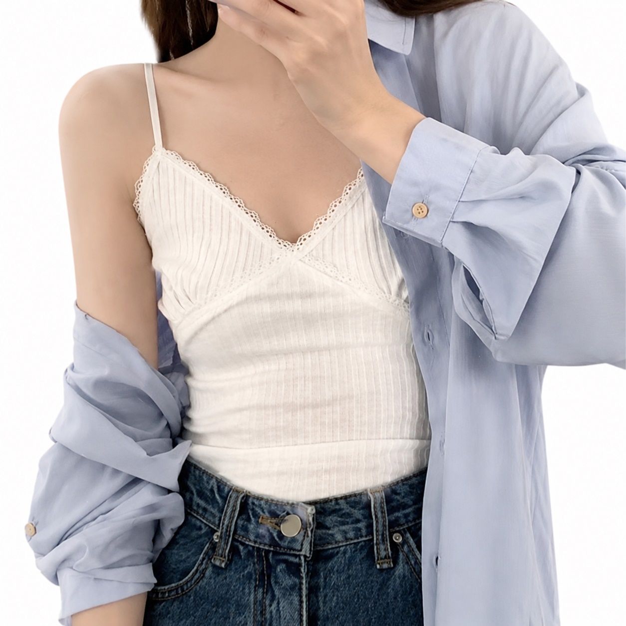 　　　 ◆◇◆売れている秘密◆◇◆ 【フェミニンなデザイン】デコルテを美しく見せるVネックに繊細なレースをあしらったレース キャミソールです。縦ラインを強調するリブ キャミソール生地が、スマートに見せつつ女性らしい柔らかい雰囲気を演出します。甘すぎない大人の可愛らしさで、毎日のコーディネートを華やかに彩ります。 【便利なカップ付き】ブラジャーなしで着用できる便利なキャミソール カップ付き仕様です。ホールド感のある立体的なパッドがバストを優しく包み込み、自然で美しいラインをキープします。締め付け感が少なく、下着のストラップが見える心配もないため、一日中リラックスして快適に過ごせます。 【マルチに使える万能インナー】シャツやカーディガンの羽織りアイテムのインナーとしてはもちろん、1枚でアウターとしても映えるカップ付き インナーです。伸縮性と通気性に優れた素材で、デイリー使いからリラックスタイムのルームウェア、旅行のインナーとしても幅広く活躍します。 【優しい肌触りとイージーケア】柔らかく肌触りの良いストレッチ素材を採用し、ストレスフリーな着心地を実現したレディース インナーです。型崩れしにくく、丁寧な縫製で仕上げているため、毎日の洗濯でも長く愛用いただけます。ノンワイヤーで圧迫感がなく、美しさと快適さを両立します。 【幅広いシーンとギフトに】トレンド感のあるお洒落なデザインで、年代を問わず着用いただけるキャミソール レースです。デニムやスカートなど、どんなボトムスとも相性で、自分用にはもちろん、彼女や友人へのちょっとした実用的なプレゼントとしても大変喜ばれるアイテムです。 　　　◆◇◆注意事項◆◇◆ご覧のモニターの環境、撮影環境により実物と色味が異なって見える場合がございます。湿った状態で他のものと擦り合わせると色が移る恐れがあります。濃色品の洗濯時は、白色、淡色と分けて洗ってください。説明 【大人可愛いレースデザイン】胸元に繊細なレースをあしらった上品なレースキャミソールです。細めのリブ素材が体に程よくフィットし、女性らしい華奢なシルエットを演出します。カジュアルなデニム合わせから、きれいめのカーディガンやジャケットのインナーまで、このリブ キャミソール1枚で幅広いお洒落が楽しめます。 【便利なカップ付き仕様】締め付け感のない自然なホールド感を実現したカップ付きキャミソールです。ブラジャーなしで着用できるブラトップ仕様なので、お家でのリラックスタイムから外出まで、これ一枚で軽やかに過ごせます。美しいバストラインをキープしつつ、一日中ストレスフリーな着心地を提供します。 【の着心地と伸縮性】柔らかく肌触りの良いインナーとして、デイリー使いに最適なレディース インナー キャミソールです。伸縮性に優れたストレッチ素材を使用しており、体の動きに合わせてしなやかに伸び縮みします。通気性も良く、汗ばむ季節でもムレにくく、オールシーズン快適にお使いいただけます。 【美背中を魅せるデザイン】背中をすっきりと美しく見せるバックデザインが特徴のインナーウェアです。細いストラップがデコルテや背中のラインを綺麗に引き立て、ヘルシーな肌見せスタイルを叶えます。お腹まわりをすっきりと見せる着痩せ キャミソールとして、シアーシャツやトップスのインナーに大活躍します。 【豊富な活用シーン＆ギフトにも】毎日のコーディネートに合わせやすい重ね着 インナーとして、何枚あっても嬉しいインナーウェアです。シンプルながらも華やかなデザインは、ご自身用としてはもちろん、母の日や誕生日、大切な方へのプチギフトとしても大変喜ばれる、大人の女性に寄り添う優秀な一着です。