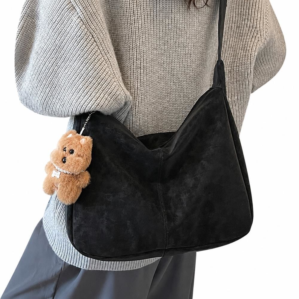 　　　 ◆◇◆売れている秘密◆◇◆ 【クラシックな魅力】温かみのあるモカベージュのカラーリングが魅力的なレディース トートバッグです。シンプルでありながらされた餃子型のシルエットが、秋冬のコーディネートに上品なアクセントをプラス。どんな服装にも合わせやすいレトロ ショルダーバッグとして、大人の魅力を引き立てます。 【優れた収納力】マチが広く設計された大容量 バッグなので、お財布やスマートフォン、ポーチなど、日常の必需品をたっぷり収納できます。ファスナー開閉式で中身が見えず安全面も安心。通勤通学から休日のお出かけまで、幅広いシーンで大活躍する便利な斜めがけバッグです。 【快適な掛け心地】幅広のショルダーストラップを採用し、肩への負担を軽減する2way ショルダーバッグです。長さ調整が可能で、肩掛けバッグとしても斜め掛けとしても自由にお使いいただけます。柔らかい素材感が体に優しくフィットし、一日中持ち歩いても疲れにくい仕様です。 【上品な質感と耐久性】しっとりとした柔らかい肌触りで、ヴィンテージ感を楽しめるレディースバッグです。水や汚れに強く、日々のお手入れも簡単で長く愛用いただけます。細部の縫製まで丁寧に仕上げられたカジュアルバッグで、デイリーユースから旅行のサブバッグまで最適です。 【可愛いチャーム付き】愛らしいクマのぬいぐるみチャームが付属しており、気分に合わせて取り外し可能な斜め掛けバッグです。上品なデザインは年代を問わず使いやすく、彼女や奥様、ご友人へのプレゼントにも最適。日常のコーディネートに寄り添い、毎日を少し特別にするアイテムです。 　　　◆◇◆注意事項◆◇◆ご覧のモニターの環境、撮影環境により実物と色味が異なって見える場合がございます。湿った状態で他のものと擦り合わせると色が移る恐れがあります。濃色品の洗濯時は、白色、淡色と分けて洗ってください。説明 【レトロでおしゃれな餃子型バッグ】温かみのあるメイラードカラーと丸みのある餃子型シルエットが特徴のレディースショルダーバッグです。ヴィンテージ感漂う上品なフェイクレザー調の生地を採用し、秋冬のコーディネートに自然なこなれ感をプラスします。毎日のカジュアルファッションを引き立てるおしゃれな斜め掛けバッグです。 【の収納力を誇る大容量トートバッグ】コンパクトに見えて広めのマチ設計を採用しており、お出かけに必要なスマホ、長財布、コスメポーチ、折り畳み傘などがすっきり収まります。開閉部はファスナー付きで、荷物のこぼれ落ちを防ぐ安心設計のショルダーバックレディース仕様で、毎日の通勤通学にも最適です。 【肩への負担を軽減する斜めがけバッグ】幅広で柔らかいショルダーストラップを備えたカジュアルバッグなので、荷物が重くなっても肩が痛くなりにくい仕様です。長さ調整も可能で、肩掛けや斜め掛けなどシーンに合わせて自由に使えます。アクティブに動く旅行やお買い物デート、日常の散歩にもぴったりです。 【耐久性に優れた日常使いのショルダーバッグ】柔らかくしっとりとした触り心地でありながら、傷や汚れに強い実用的な素材を使用した大容量トートバッグです。雨の日でもサッと拭くだけで簡単にお手入れができるため、デイリーユースとして長くご愛用いただけます。丁寧な縫製でがある仕上がりです。 【幅広い世代に愛されるレディースショルダーバッグ】落ち着いたレトロなカラーリングで、10代から40代以降の大人の女性まで幅広くマッチするカジュアルバッグです。ご自身用にはもちろん、クリスマスや誕生日、記念日のプレゼントにもおすすめの斜めがけバッグで、大切な方への贈り物としても喜ばれます。