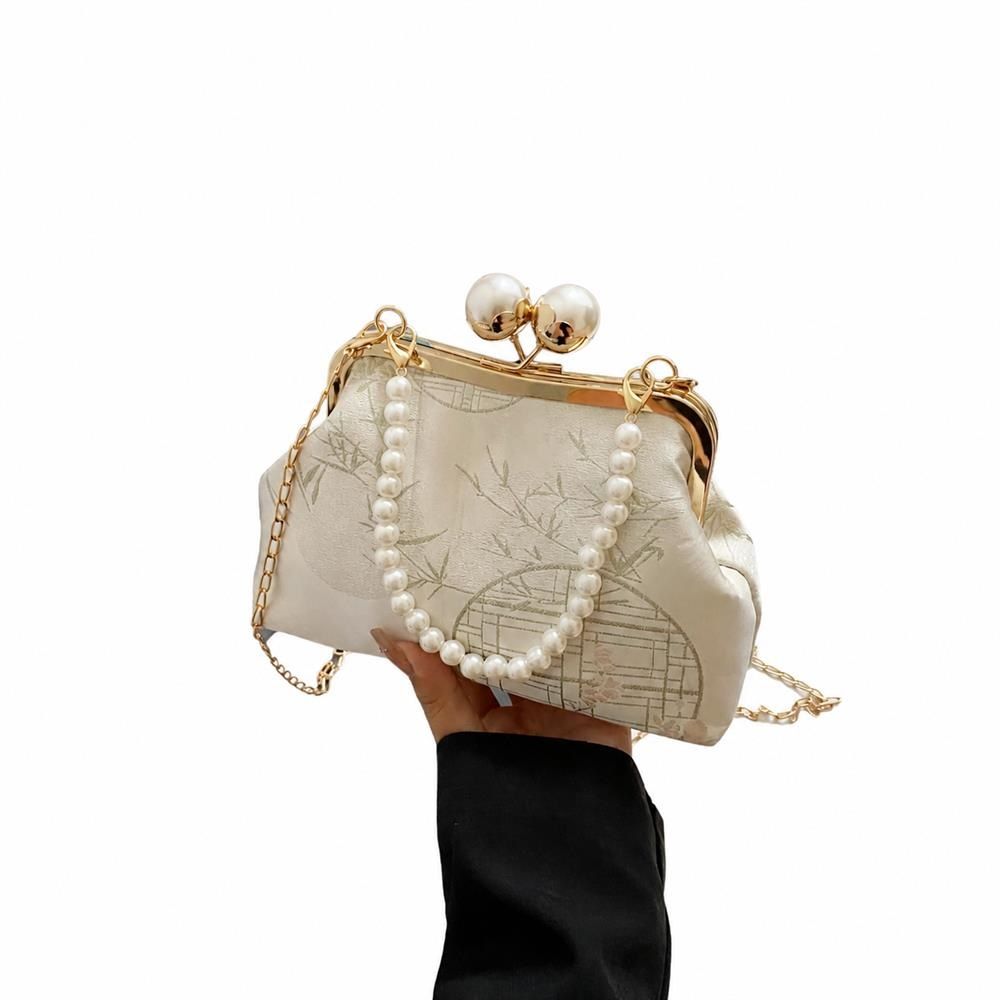 　　　 ◆◇◆売れている秘密◆◇◆ 【上品な中華風デザイン】美しい刺繍が施されたチャイナ風がま口バッグは、持つだけでされた大人の気品を演出します。上品な光沢感と繊細な絵柄が、コーディネート全体をパッと華やかに引き立てます。和装にはもちろん、カジュアルな普段使いにもぴったりな、個性が光るおしゃれなハンドバッグです。 【便利な2way仕様】上品なパールチェーンと、スタイリッシュな金属製チェーンが付属した斜め掛けバッグです。ハンドバッグとしても、ショルダーバッグや斜め掛けバッグとしてもシーンに合わせて自由に使い分けが可能です。持ち方を変えるだけで、コーディネートの雰囲気をガラリと変えられます。 【片手で開閉できるがま口】クラシカルながま口財布風の留め具を採用しており、片手でワンタッチで大きく開くため、荷物の出し入れがスムーズに行えるミニショルダーバッグです。大きなパール調の留め金が、デザインのキュートなアクセントになり、レトロでかわいい雰囲気をプラスします。 【で安心の仕上がり】耐久性に優れた上質な素材を使用し、細部の縫製まで丁寧に仕立てられたパーティーバッグです。しっかりとした作りで型崩れしにくく、大切な荷物を優しく守ります。汚れが付きにくくお手入れも簡単なので、お出かけの際にも安心して長く愛用できる優秀なカバンです。 【特別な贈り物やイベントに】結婚式や二次会、謝恩会などのパーティーシーンはもちろん、チャイナドレスや着物を着るイベントにもおすすめなレディースバッグです。上品で個性的なデザインは、大切な恋人や友人、ご家族への誕生日プレゼントや特別な記念日のギフトとしても大変喜ばれる逸品です。 　　　◆◇◆注意事項◆◇◆ご覧のモニターの環境、撮影環境により実物と色味が異なって見える場合がございます。湿った状態で他のものと擦り合わせると色が移る恐れがあります。濃色品の洗濯時は、白色、淡色と分けて洗ってください。説明 【華やかな中華風デザイン】上品な刺繍と光沢感のあるジャカード生地を贅沢に使用した中華風がま口バッグです。繊細な竹や伝統柄が美しいチャイナ風ショルダーバッグは、艶やかなパールチェーンがアクセントになり、持つだけでコーディネートに華やかさとされた上品さをプラスします。 【片手で開閉できるがま口】パチンと簡単に開閉できるゴールドのがま口金具を採用したレディースミニバッグです。開口部が大きく開くため、スマートフォンやリップ、鍵などの必需品をスムーズに出し入れできます。しっかり閉まるがま口仕様で、大切な小物の紛失を防ぎ、お出かけ時も安心です。 【便利な2WAY仕様】取り外し可能な金属チェーンと上品なパールハンドルが付属しており、手提げバッグとしても斜め掛けショルダーバッグとしても活躍する2wayバッグです。チャイナドレスや着物などの和洋折衷コーデにはもちろん、普段着のアクセントとしてデイリーユースにも幅広くご活用いただけます。 【細部までこだわった】型崩れしにくい丁寧な縫製と、漂う艶消しゴールドの金具が特徴の刺繍クラッチバッグです。しっかりとした底マチ設計により、荷物を入れても美しい立体的なシルエットをキープします。細部の装飾まで美しく、長く愛用できる耐久性と実用性を兼ね備えた逸品です。 【大切な方へのギフトにも】個性的でレトロなチャイナ風ハンドバッグは、おしゃれな女性への特別なプレゼントに最適です。誕生日や記念日、母の日などのギフト用として、大切な方に喜ばれること間違いありません。普段のカジュアルな装いから、華やかなパーティーシーンまで幅広く大活躍する一品です。