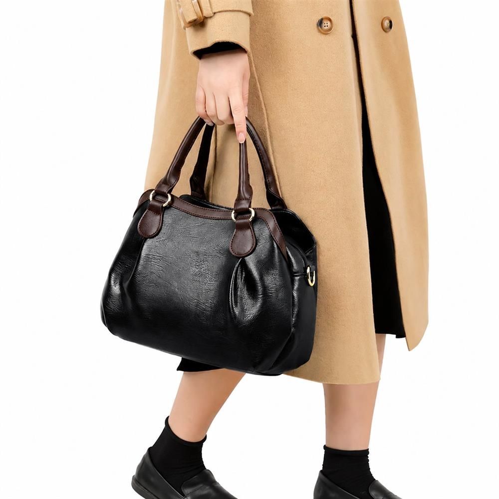 　　　 ◆◇◆売れている秘密◆◇◆ 【上品なデザイン】落ち着いたカラーと美しいシルエットが魅力のレディースバッグです。シックなブラックにブラウンの持ち手を合わせ、大人のエレガンスを演出します。柔らかくしっとりとした上品な質感のレザー調素材を使用しており、毎日のコーディネートをワンランク上のスタイルへと格上げしてくれます。 【の収納力】内部は荷物を整理しやすい多層構造になっており、スマホや財布、化粧ポーチなどの必需品がすっきりと収まる大容量バッグです。ファスナー付きポケットも備えているため、小物の整理整頓に困りません。必要なアイテムがサッと取り出せる機能的なショルダーバッグで、毎日のお出かけが快適になります。 【便利な2WAY仕様】手提げとしても、付属のストラップを取り付けて斜めがけバッグとしても使える万能な2wayバッグです。その日の気分やシーンに合わせてスタイルを自由に変えられます。軽やかな持ち心地なので、お買い物や旅行はもちろん、毎日の通勤バッグとしてもストレスなくお使いいただけます。 【優れた耐久性と丁寧な仕立て】細部までこだわり抜かれたステッチやゴールドの金具が、レディースショルダーバッグのを引き立てます。傷や汚れに強い耐久性の高い素材を使用しているため、お手入れも非常に簡単です。日常使いのトートバッグとして、雨の日でも気兼ねなく長くご愛用いただけます。 【大切な方へのギフトにも】上品で落ち着いた雰囲気のミセスバッグは、幅広い年齢層の女性に似合うデザインです。母の日や誕生日、記念日に贈る母親へのプレゼントとしても大変喜ばれます。実用性とファッション性を兼ね備えた肩掛けバッグで、日頃の感謝的気持ちを伝える贈り物にぴったりです。 　　　◆◇◆注意事項◆◇◆ご覧のモニターの環境、撮影環境により実物と色味が異なって見える場合がございます。湿った状態で他のものと擦り合わせると色が移る恐れがあります。濃色品の洗濯時は、白色、淡色と分けて洗ってください。説明 【上品な大人デザイン】シックな黒と茶色のバイカラーが目を引くレディース ハンドバッグです。質感の良い合成皮革を採用し、落ち着いた雰囲気を演出します。どんな服装にも合わせやすい斜めがけバッグで、毎日のコーディネートをワンランク上の上品なスタイルへと導いてくれます。 【整理整頓できる大容量】仕切りやポケットが充実した多収納ショルダーバッグは、お財布やポーチなどの必需品をすっきりと整理できます。荷物が多い日でも中身が散らかりにくく、欲しいものがすぐに取り出せるため、忙しい毎日の通勤バッグやお出かけ用トートバッグとしてスマートに活躍します。 【便利な2WAY仕様】気分や装いに合わせて使い分けられる2way ショルダーバッグです。持ちやすいハンドルで手提げとして使えるだけでなく、付属のストラップを装着すれば肩掛けバッグや斜め掛けバッグとしても活躍します。両手を空けたいアクティブなお出かけやお買い物にも最適です。 【耐久性とお手入れの軽さ】水や汚れに強い合成皮革の合皮バッグなので、雨の日でも気兼ねなくお使いいただけます。汚れてもサッと拭くだけで綺麗になり、特別なお手入れは不要です。丁寧な縫製とゴールドの金具がを演出し、長く愛用できるカジュアルバッグとして日常に寄り添います。 【大切な人へのギフトに】落ち着いた雰囲気と実用性を兼ね備えた婦人用バッグは、大人の女性にふさわしいデザインです。ご自身へのご褒美としてはもちろん、母の日や誕生日、特別な記念日のプレゼントにも大変喜ばれます。お母さんへの日頃の感謝を伝えるマザーズバッグとしてもおすすめです。
