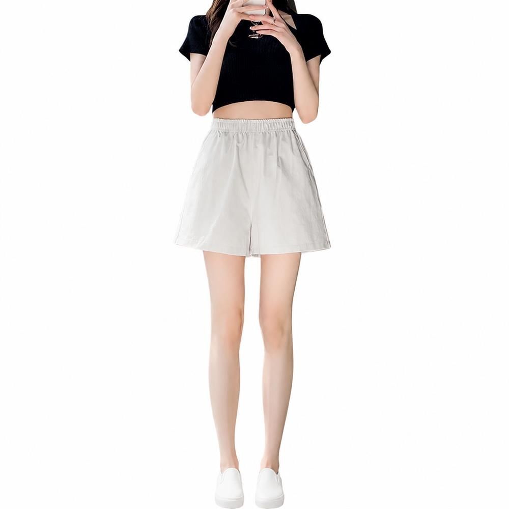 　　　 ◆◇◆売れている秘密◆◇◆ 【トレンドのデザイン】おしゃれなデザインを採用したショートパンツレディースは、シンプルでされたシルエットが魅力のカジュアルハーフパンツです。広がりすぎないすっきりとした裾幅が、上品な印象を演出します。定番のカラーバリエーションで、どんなトップスにも合わせやすい万能なトレンドボトムスです。 【ひんやり快適な冷感素材】夏でも涼しく過ごせる冷感ショートパンツは、肌触りがなめらかで通気性に優れた薄手半ズボンです。汗をかいてもベタつきにくく、爽やかな着用感が一日中持続します。暑い季節のランニングやヨガなど、アクティブなシーンでも大活躍する涼しいスポーツパンツとして重宝します。 【ストレスフリーな履き心地】お腹周りを締め付けないウエストゴム短パンは、リラックスタイムに最適なルームウェアレディースです。伸縮性に優れた幅広のゴム仕様なので、着脱もスムーズで動きやすさもです。普段着としてはもちろん、自宅でのリラックスタイムに最適な快適イージーパンツです。 【スタイルアップを叶える美脚設計】ハイウエスト仕様の美脚ショートパンツは、脚長効果が期待できるワイドパンツショートです。程よいゆとりを持たせたAラインシルエットが、気になる太もも周りをさりげなくカバーします。体型カバーをしつつ、された大人の着こなしを叶える着痩せハーフパンツです。 【幅広いシーンで大活躍】学生の通学から大人のデイリーカジュアルまで使える夏用ショートパンツです。ヨガやジムなどの軽運動用半ズボンとしてはもちろん、おうち時間を快適に過ごすための部屋着レディースとしても活躍します。シンプルで実用性が高いため、ご家族やご友人へのプレゼントにも最適です。 　　　◆◇◆注意事項◆◇◆ご覧のモニターの環境、撮影環境により実物と色味が異なって見える場合がございます。湿った状態で他のものと擦り合わせると色が移る恐れがあります。濃色品の洗濯時は、白色、淡色と分けて洗ってください。説明 【爽やかな接触冷感素材】さらっとした肌触りのレディース ショートパンツです。トレンド感のあるのゆったりとしたシルエットで、気になる太もも周りを自然にカバーしつつ、脚長効果も期待できます。落ち着いた色合いのハーフパンツ レディースは、夏のデイリーコーディネートに大活躍します。 【軽やかで涼しい穿き心地】通気性と吸水性に優れた薄手のスポーツ ハーフパンツです。汗ばむ季節でもベタつきにくく、ドライで快適な状態をキープします。ランニング ショートパンツとしても優秀で、熱がこもりにくく涼しいため、暑い夏の日のアクティブな運動や普段のお出かけを快適にサポートします。 【ストレスフリーな着心地】ウエストは伸縮性のあるゴム仕様になっており、お腹周りを締め付けず優しくフィットするイージーパンツ レディースです。おうち時間のリラックスタイムにぴったりな部屋着 短パンとしてはもちろん、ちょっとした外出時のカジュアルパンツとしても幅広くご着用いただけます。 【お手入れ簡単で長持ち】型崩れしにくくシワになりにくい丈夫な生地を採用したルームウェア ボトムスです。ご家庭の洗濯機で簡単に丸洗いできるため、いつでも清潔に保てます。丁寧な縫製で作られたワイドショートパンツは、ヘビロテしても傷みにくく、お気に入りの一着として長く愛用いただけます。 【幅広いシーンで大活躍】シンプルで飽きのこないデザインのレディース 短パンは、学生から大人まで幅広い年齢層の方におすすめです。どんなトップスとも相性が良いゆったり ハーフパンツなので、スニーカーやサンダルと合わせて簡単にトレンドスタイルが完成します。大切な人へのプチギフトにも最適です。