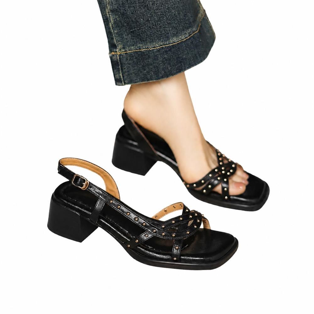　　　 ◆◇◆売れている秘密◆◇◆ 【エッジの効いたスタッズデザイン】大人可愛い「スタッズサンダル」で、足元から個性を演出。柔らかいPUレザー調の素材感とクロスストラップが、足首を華奢に美しく見せます。スクエアトゥサンダルとしてのトレンド感もで、モダンな「レディースサンダル」として活躍します。 【安定感のあるミドルヒール】程よい高さの「ローヒール サンダル」で、美脚効果と歩きやすさを両立。安定感のある太ヒールがしっかりと体重を支え、歩行時のグラつきを防ぎます。長時間の歩行でも足が疲れにくい設計の「レディースサンダル」で、毎日のお出かけに最適です。 【快適な履き心地とフィット感】バックストラップが足を優しくホールドし、脱げにくい仕様の「ストラップサンダル」。柔らかいソールが足裏の動きにフィットし、衝撃を和らげます。一日中履いても痛くなりにくい、快適な「歩きやすい サンダル」に仕上げました。 【丁寧な作りとお手入れのしやすさ】ディテールにこだわったスタッズ装飾が足元にをプラス。水や汚れに強い素材を使用した「レディース サンダル」なので、汚れても拭き取るだけで簡単にお手入れが完了します。忙しい毎日でも気軽に履ける優秀な「太ヒール サンダル」です。 【様々なスタイルに合う万能デザイン】甘辛MIXのモダンな雰囲気が漂う「黒 サンダル」。カジュアルなデニムからきれいめワンピースまで幅広いコーディネートに馴染みます。大切な方へのギフトや、普段のスタイリングを格上げするトレンドの「スクエアトゥサンダル」です。 　　　◆◇◆注意事項◆◇◆ご覧のモニターの環境、撮影環境により実物と色味が異なって見える場合がございます。湿った状態で他のものと擦り合わせると色が移る恐れがあります。濃色品の洗濯時は、白色、淡色と分けて洗ってください。説明 【エッジの効いたスタッズデザイン】トレンドのスクエアトゥ サンダルに、繊細なスタッズを贅沢にあしらったお洒落なレディース サンダルです。甘さと辛さの絶妙なバランスで、足元からこなれ感を演出します。柔らかい素材を採用し、エッジィながらも上品で女性らしい足元に仕上げます。 【安定感のミドルヒール】程よい高さのチャンキーヒール サンダルなので、美脚効果をキープしながらも安定した歩行をサポートします。ヒールが苦手な方でも挑戦しやすい歩きやすい サンダルで、お出かけや通勤など、日常のあらゆるシーンで大活躍する心強い味方です。 【快適な履き心地を追求】足なじみの良い柔らかいストラップサンダルで、靴擦れしにくく優しく足にフィットします。調整可能なアンクルストラップ サンダル仕様なので、ご自身の足首に合わせてしっかりと固定でき、長時間の着用でも疲れにくく快適に過ごせます。 【丁寧なディテールと上質さ】細部にまでこだわった丁寧な縫製と、漂うソフトレザー調の質感が魅力のレディース サンダルです。汚れもサッと拭き取れるお手入れが簡単なスタッズ サンダルなので、デイリーユースとしてはもちろん、特別な日のお出かけにも長く愛用いただけます。 【幅広いコーデに映える一足】カジュアルなデニムスタイルからフェミニンなワンピースまで、様々なコーディネートに調和する万能なストラップサンダルです。トレンド感のある歩きやすい サンダルは、おしゃれ好きな女性へのプレゼントや自分へのご褒美ギフトとしても喜ばれます。