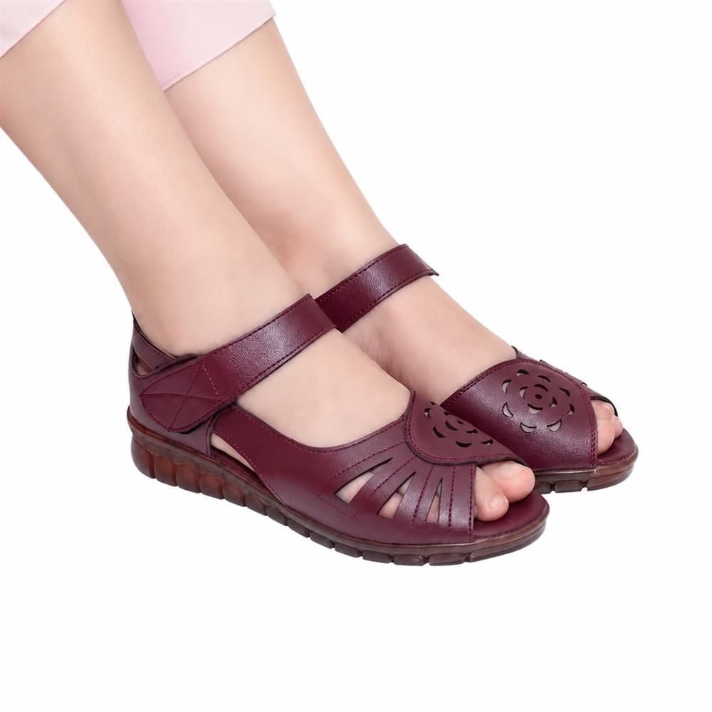 　　　 ◆◇◆売れている秘密◆◇◆ 【上品なパンチングデザイン】美しいカットワークが足元に華やかさを添えるレディース サンダルです。落ち着いた風合いの上質な素材を使用し、大人の女性にふさわしい上品な印象に仕上げました。涼しげなオープントゥデザインは夏のお出かけにぴったりで、カジュアルから上品な装いまで幅広くマッチします。 【極上の柔らかさと歩きやすさ】柔軟性に優れたアウトソールを採用したぺたんこ サンダルです。足の動きに合わせてしなやかに曲がり、長時間の歩行でも足への負担を軽減します。クッション性の高いインソールが衝撃を吸収し、素足で歩いているかのような快適な歩行体験をサポートするコンフォートサンダルです。 【着脱スムーズな面ファスナー】足首をしっかりホールドするストラップ付きの歩きやすい サンダルです。マジックテープ仕様になっているため、ご自身の足のサイズに合わせて簡単にフィット感を調整でき、脱ぎ履きもスムーズに行えます。靴擦れしにくく、アクティブに動く日でも脱げる心配がありません。 【優れた通気性と耐久性】甲部分に施されたお洒落な透かし彫りデザインにより、熱がこもりにくく一日中快適な履き心地をキープする夏用サンダルです。型崩れしにくい丁寧な縫製と耐久性の高い靴底により、長シーズンにわたって愛用いただけます。お手入れも簡単で、いつでも清潔感を保てます。 【幅広い年齢層へギフトにも最適】デイリーの買い物から旅行、リゾートまでマルチに活躍するカジュアルサンダルです。安定感のある平底設計のため、お母様や祖母様への母の日?敬老の日のプレゼントとしても大変喜ばれます。歩きやすさと美しさを兼ね備え、夏のお出かけを快適に彩る婦人靴です。 　　　◆◇◆注意事項◆◇◆ご覧のモニターの環境、撮影環境により実物と色味が異なって見える場合がございます。湿った状態で他のものと擦り合わせると色が移る恐れがあります。濃色品の洗濯時は、白色、淡色と分けて洗ってください。説明 【上品なパンチングデザイン】されたカットワークが施されたレディースサンダルは、足元を美しくエレガントに演出します。落ち着いた色合いの夏用サンダルとして、大人の女性のコーディネートに上品になじみます。柔らかい質感のアッパーが優しく足を包み込み、毎日の外出を軽やかに彩る一足です。 【歩きやすいフラットソール】しなやかに曲がる柔軟な靴底を採用したフラットサンダルは、足への負担を軽減し、長時間歩いても疲れにくい設計です。滑りにくいアウトソールが安定した歩行をサポートするため、お出かけ時も安心。普段履きから旅行まで幅広く活躍する歩きやすい サンダルです。 【面ファスナーで簡単着脱】足首をホールドするベルトはマジックテープ仕様になっており、脱ぎ履きがとてもスムーズです。甲の高さや足首の太さに合わせて微調整できるため、甲高幅広の方でも足にぴったりフィットします。足を締め付けず、一日中快適に過ごせるコンフォートサンダルです。 【通気性で蒸れにくい】つま先が開いたオープントゥとアッパーの透かし彫り加工により、風通しが良く涼しい履き心地をキープします。汗をかきやすい季節でも、蒸れない サンダルとして足元を爽やかに保ちます。丁寧な仕立てで耐久性にも優れており、長く愛用できるな婦人靴です。 【大切な方へのギフトにも最適】歩きやすさと安全性を重視して作られたシニアシューズは、お母様やお祖母様へのプレゼントにも喜ばれます。日常の散歩や買い物、旅行など様々なシーンで大活躍。幅広い年代の方に愛されるシンプルで温かみのあるデザインのレディースシューズです。