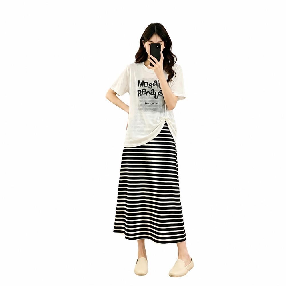　　　 ◆◇◆売れている秘密◆◇◆ 【大人可愛いデザイン】トレンド感溢れる半袖ロゴTシャツと、細見え効果のボーダー柄キャミソールワンピースがセットになったレディース セットアップです。シンプルながらもスタイリッシュな英字プリントがアクセントを加え、カジュアルでありながら女性らしさを引き立てるされたレイヤードスタイルを演出します。 【スタイルアップ効果と体型カバー】縦のラインを強調するボーダー柄が全体のシルエットをすっきりと見せ、気になるお腹周りやヒップを自然に体型カバー ワンピースです。ゆったり ロングワンピースとTシャツはそれぞれ単品でも着用可能で、お手持ちのアイテムと組み合わせることでコーディネートの幅が広がります。 【快適な着心地と多用途なシーン】肌触りが柔らかく通気性に優れた素材を採用し、汗ばむ季節も一日中快適に過ごせるリゾートワンピースです。デイリーの外出から旅行、おうち時間の夏用 ルームウェアまで幅広く活躍します。締め付け感のない仕様で、リラックスした大人のカジュアルスタイルを叶えます。 【簡単お手入れで毎日清潔】ご自宅の洗濯機で手軽に洗えるイージーケア仕様のカジュアル 2点セットです。シワになりにくいワンピースと耐久性の高いTシャツの組み合わせで、忙しい朝や旅行先でもアイロンがけの手間がなく、いつでも綺麗なシルエットを維持できます。型崩れしにくく、長くご愛用いただけます。 【幅広いサイズ展開とギフトにもおすすめ】Mサイズからゆったり着られる大きいサイズ レディースまで豊富に取り揃えており、体型を選ばず美しくフィットします。シンプルで上品なデザインの夏用 婦人服は、年代を問わず着用できるため、ご自身へのご褒美はもちろん、大切な方へのプレゼントとしても選択できちんしはもちろん、大切な方へのプレゼントとしても喜ばれます。 　　　◆◇◆注意事項◆◇◆ご覧のモニターの環境、撮影環境により実物と色味が異なって見える場合がございます。湿った状態で他のものと擦り合わせると色が移る恐れがあります。濃色品の洗濯時は、白色、淡色と分けて洗ってください。説明 【大人可愛いデザイン】カジュアルなプリントTシャツとスタイリッシュなボーダー柄キャミソールワンピースのレディースセットアップです。縦ラインを強調する細ボーダーと程よくルーズなトップスの組み合わせが、トレンド感のある大人カジュアルな雰囲気を演出し、こなれ感たっぷりのコーディネートがこれ一枚で完成します。 【優れた着痩せ効果】ゆったりシルエットの半袖Tシャツとすっきり広がるAラインロングワンピースの組み合わせが、気になる体型を自然にカバーします。腰回りをさりげなく隠しながら美しいシルエットを作り出すため、ぽっちゃり体型の方やマタニティウェアとしてもおすすめな、体型カバー力の婦人服です。 【の着心地と肌触り】柔らかく通気性に優れた軽量な素材を採用したレディース夏服です。汗ばむ季節でもベタつきにくく、サラッとした快適な着用感をキープします。伸縮性があるため窮屈感がなく、日常の動作もスムーズに行えるため、デイリーユースから旅行、レジャーまで幅広く活躍する一着です。 【着回し力の2点セット】セットでの着用はもちろん、それぞれ単品としても使える万能なカジュアルワンピースセットです。お手持ちのデニムやワイドパンツにロゴTシャツを合わせたり、ノースリーブワンピースにカーディガンやシアーシャツを羽織ったりと、アイデア次第で様々な夏コーデをお楽しみいただけます。 【豊富なサイズ展開】ゆったり着られる大きいサイズもご用意しており、幅広い体型の方にフィットするレディースツーピースです。ご自宅で簡単にお手入れができるイージーケア仕様で、毎日のワードローブに大活躍します。大切なご友人へのプレゼントや、ご自身へのご褒美ギフトとしても喜ばれる逸品としても選品としても衣類ギフトとしてもおすすめの実用的なアパレルギフトにおすすめです。
