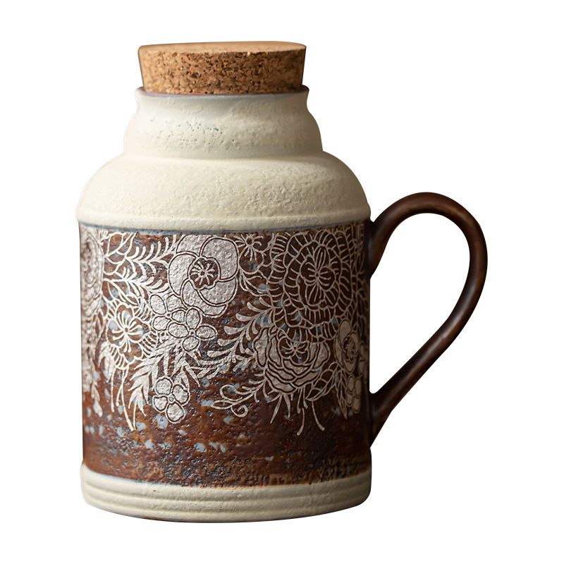 　　　 ◆◇◆売れている秘密◆◇◆ 【レトロで美しい陶器の茶壺】伝統的な老岩泥の風合いを活かした陶器の茶壺は、繊細な銀装飾の華やかな花柄が目を引く美しいデザインです。手になじむ温かみのある質感とされた佇まいが、毎日のティータイムを特別な癒しの時間へと演出します。上品なデザイン急須としてインテリアにも美しく調和します。 【お茶の旨味を引き出す大容量茶壺】気密性に優れたコルク栓を採用した大容量茶壺は、茶葉の風味をじっくりと引き出すの保温?密閉効果を発揮します。深みのある味わいを楽しめる大容量ティーポットとして、日本茶から中国茶、紅茶まで、お好きな茶葉本来の豊かな香りをお手軽に堪能していただけます。 【持ち運びしやすいポータブル茶器】しっかりとした持ち手付きのポータブル茶器は、お出かけ時の持ち運びも快適です。車内でのリラックスタイムやキャンプなどのアウトドア、旅行用茶器としても大活躍。いつでもどこでも、淹れたての温かいお茶を楽しめるモバイル茶器として、贅沢なひとときをお届けします。 【頑丈で扱いやすい手作りの茶器】厳選された粗陶土を使用した手作りの茶器は、頑丈で耐久性に優れており、長く愛用できるのが魅力です。広口設計のおかげで、茶葉の出し入れや毎日の洗浄もスムーズに行えます。日々の丁寧なお手入れにより、使うほどに味わい深い独特の艶と風合いが増していく陶磁器急須です。 【贈り物に最適な高級ティーポット】実用性と芸術性を兼ね備えた高級ティーポットは、ご自宅用にはもちろん、お茶好きな方へのプレゼントにも最適です。敬老の日や誕生日、新築祝いなど、大切な方へ日頃の感謝を伝えるギフト用茶器としても喜ばれます。暮らしに寄り添う一生物の伝家壺としてご愛用ください。 　　　◆◇◆注意事項◆◇◆ご覧のモニターの環境、撮影環境により実物と色味が異なって見える場合がございます。湿った状態で他のものと擦り合わせると色が移る恐れがあります。濃色品の洗濯時は、白色、淡色と分けて洗ってください。説明 【温かみのあるレトロデザイン】職人技が光る陶器製急須は、素朴な土の質感と美しい花柄が調和した芸術的な佇まいです。表面には銀彩工芸があしらわれ、光の加減で上品に輝く花柄 ティーポットがお茶の時間を優雅に彩ります。手になじむ温もりとヴィンテージな風合いで、置くだけでインテリアとしても映える逸品です。 【優れた保温性と深い味わい】厚みのある陶土で作られた陶器 魔法瓶は、熱を逃がさずお茶の旨味をじっくりと引き出します。密閉性の高いコルク栓を採用した密封 ティーポットなので、茶葉がしっかり蒸らされ、まろやかで香り高い一杯を楽しめます。お湯の温度を長く保ち、冬でも温かいお茶をゆっくり堪能できます。 【持ち運びやすいハンドル付き】しっかりとした持ち手が付いた携帯用 泡茶器は、自宅での使用はもちろん、オフィスや旅行先への持ち運びにも最適です。車のドリンクホルダーやアウトドア 急須としてキャンプなどの野外でも大活躍。手軽に本格的なお茶が淹れられるため、外出先でも心休まるティータイムを過ごせます。 【丁寧な作りと高い耐久性】厳選された老岩泥を使用した耐久性 茶器は、傷が付きにくく、長年使い込むほどに味わい深い艶が増していきます。広口設計のおしゃれ 陶器ボトルはお手入れが簡単で、茶殻の片付けや内部の洗浄もスムーズに行えます。天然木コルクを採用し、環境にも優しく長くご愛用いただける品質です。 【大切な方へのギフトにも最適】日常使いに十分な大容量 ティーポットは、ご家族での団らんや来客時のおもてなしに最適です。漂う上品な仕上がりのため、お茶好きな方へのプレゼント用 茶器として、敬老の日や新築祝い、母の日の贈り物にも大変喜ばれます。毎日の生活に彩りと癒やしを添える特別な贈り物です。
