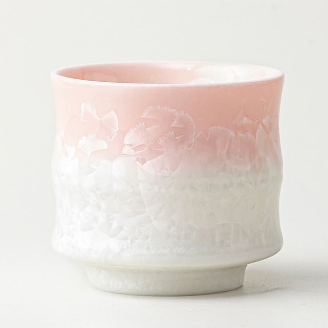 　　　 ◆◇◆売れている秘密◆◇◆ 【幻想的な花結晶デザイン】美しい結晶釉を施したこの陶器は、咲き誇る花々のような模様が魅力です。独特な竹の節の形状を取り入れた和食器は、手元を美しく彩り、毎日のティータイムを芸術的な芸術品に触れるような特別なひとときに変えてくれます。 【優れた保温性と心地よい手触り】独特の窯変技術による豊かな表情を持つ湯呑みは、熱が伝わりにくく、温かいお茶の温度を優しくキープします。程よい厚みの湯飲みコップは、お茶本来の豊かな風味を損なわずに最後の一滴まで美味しく楽しめます。 【日常に寄り添う快適な使い心地】手になじむお茶カップとして、中国茶器の優雅さと煎茶碗の実用性を兼ね備えています。竹の節をモチーフにした凹凸が指先に心地よくフィットし、滑りにくいため、リラックスした読書や仕事のお供に最適です。 【職人の技が光る高い耐久性】高温でじっくり焼き上げたな茶器は、傷がつきにくく耐久性に優れています。汚れが落ちやすいセラミックカップなので、毎日のお手入れも簡単で、長くご愛用いただける茶道具としてテーブルを上品に引き立てます。 【大切な人への温かい贈り物】自分へのご褒美にはもちろん、お茶を愛する方への上品な湯のみとしても喜ばれます。繊細な職人技が光るこの茶盞は、敬老の日や記念日、お祝いの席など、特別な日のプレゼントとして深い感謝の気持ちを伝えるのにぴったりです。 　　　◆◇◆注意事項◆◇◆ご覧のモニターの環境、撮影環境により実物と色味が異なって見える場合がございます。湿った状態で他のものと擦り合わせると色が移る恐れがあります。濃色品の洗濯時は、白色、淡色と分けて洗ってください。説明 【美しい結晶釉デザイン】窯の温度変化が生み出す結晶釉の輝きが美しい湯呑みです。竹の節をモチーフにした上品なデザインの陶器コップは、光の角度によって様々な表情を見せ、テーブルを華やかに彩ります。お茶を飲むたびに、芸術品を眺めているような贅沢な時間を演出する陶磁器製茶碗です。 【窯変が生み出す唯一無二の魅力】職人の技が光る窯変茶盞は、焼き上がりの表情が一つ一つ異なるため、あなただけの特別なマイカップになります。この独特なグラデーションと立体感のある結晶模様が美しい湯飲みは、日々のティータイムをワンランク上の優雅なひとときに変えてくれます。 【手になじむ快適な持ちやすさ】竹節の絶妙な凹凸形状が指先に優しくフィットする煎茶碗です。温かいお茶を入れても熱が伝わりにくく、安定して持てる工夫が施されています。この実用性に優れたお茶碗は、緑茶やウーロン茶、ハーブティーなど、様々なお茶を五感で楽しむのに最適です。 【職人仕上げの優れた耐久性】高温でしっかりと焼き上げたなセラミックカップです。日常使いに耐える丈夫さを持ちながら、陶磁器ならではの滑らかな質感と美しい輝きを長く保ちます。お手入れも簡単で衛生的ですので、毎日の暮らしに寄り添う普段使いの和食器として長くご愛用いただけます。 【大切な方への特別な贈り物に】された佇まいがおしゃれな一人用茶杯は、ご自宅用としてはもちろん、誕生日や新築祝い、敬老の日などのギフトにも最適です。美しい化粧箱に入れて大切な方へのプレゼントにすれば、日頃の感謝の気持ちと丁寧な暮らしを提案する素敵な贈り物になります。