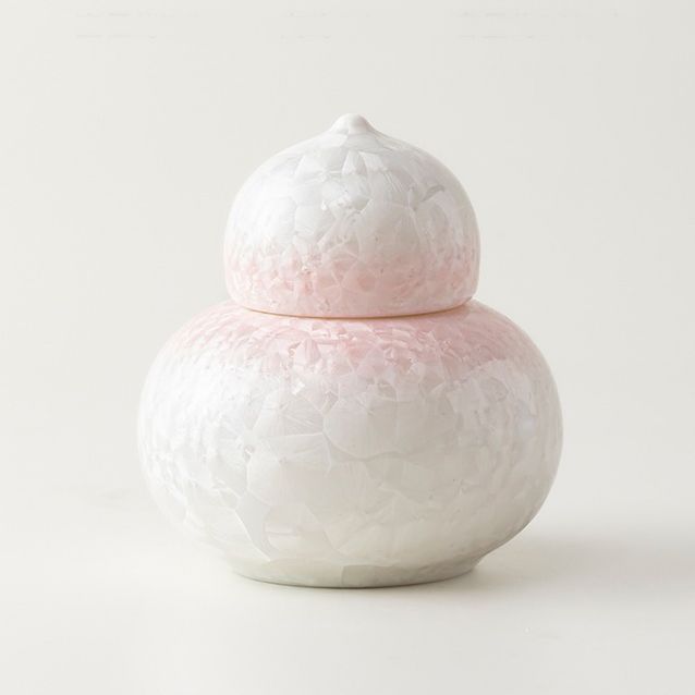 　　　 ◆◇◆売れている秘密◆◇◆ 【美しい結晶釉デザイン】窯変の芸術的な結晶釉が輝く美しい陶器茶筒です。ひょうたん型の優雅なフォルムと、光の加減で表情を変える上品な色合いが、お茶の時間を華やかに彩ります。和室や洋室問わず、インテリアに溶け込むされたデザインが魅力の茶缶です。 【の密封性と保存力】大切な茶葉を湿気や酸化からしっかり守る高密封な蓋を採用した密封保存容器です。この小さな陶器茶壺は、茶葉の風味や香りを長期間みずみずしい状態に保ちます。コーヒー豆や調味料の保管にも適した多機能なキャニスターです。 【片手で持てるコンパクト設計】手に優しくなじむ丸みを帯びたミニ茶筒は、扱いやすいサイズ感が特徴です。キッチンでの普段使いはもちろん、デスク周りや旅行用としても手軽に持ち運べる携帯用茶缶です。毎日のティータイムをもっと快適で身近なものにします。 【職人技が光る丁寧な仕上げ】なセラミック素材を丁寧に焼き上げた、耐久性に優れた陶器製保存容器です。滑らかな手触りとしっかりとした厚みがあり、長く愛用できる逸品です。お手入れも簡単で、いつでも清潔な状態でお気に入りの茶葉をストックできます。 【大切な方へのギフトにも最適】縁起の良いひょうたんの形をした茶器は、お祝いやプレゼントにぴったりのギフト用茶筒です。おしゃれな収納ポットとして、お茶好きな方への誕生日プレゼントや新築祝い、敬老の日の贈り物としても大変喜ばれる上品な保存缶です。 　　　◆◇◆注意事項◆◇◆ご覧のモニターの環境、撮影環境により実物と色味が異なって見える場合がございます。湿った状態で他のものと擦り合わせると色が移る恐れがあります。濃色品の洗濯時は、白色、淡色と分けて洗ってください。説明 【美しい窯変結晶釉デザイン】このセラミック茶缶は、美しい光沢を放つ結晶釉を施した瓢箪型のデザインが特徴です。グラデーションの色彩と上品な質感をもつ陶器製茶筒は、茶席やリビングのインテリアに華やかさを添え、目にするたびに心を和ませてくれる上品な和風茶缶です。 【優れた密封性の茶倉】この気密性の高い保存容器は、内側に精巧な密封加工を施しており、湿気や光から大切な茶葉を守ります。お茶の風味や香りを長期間新鮮に保つための密閉キャニスターとして優れており、大切な煎茶や紅茶、烏龍茶などを安心して保管できる陶器製キャニスターです。 【快適な使い心地と多機能】このミニ茶筒は、手になじみやすいひょうたん型で、蓋の開閉もスムーズに行える使いやすい茶器です。茶葉入れとしてだけでなく、調味料入れや小物入れ、コーヒー豆入れなど、ライフスタイルに合わせて多用途に使える便利な蓋付き保存容器です。 【職人技が光る丁寧な仕上げ】なセラミック素材を使用し、細部まで丁寧に焼き上げられたこの小さな茶缶は、滑らかな手触りと高い耐久性を兼ね備えています。日常のお手入れも簡単で、長く愛用できる卓上収納キャニスターとして、毎日のティータイムに寄り添います。 【ギフトにも最適なコンパクト仕様】このポータブル茶缶は、持ち運びにも便利な小ぶりなサイズ感で、自宅用はもちろんオフィスでの使用にも適しています。上品なパッケージデザインはおしゃれな和食器ギフトとして、お茶好きな方へのプレゼントや新築祝いにもおすすめの贈り物にも喜ばれる記念日や新築祝いの贈り物にも喜ばれます。