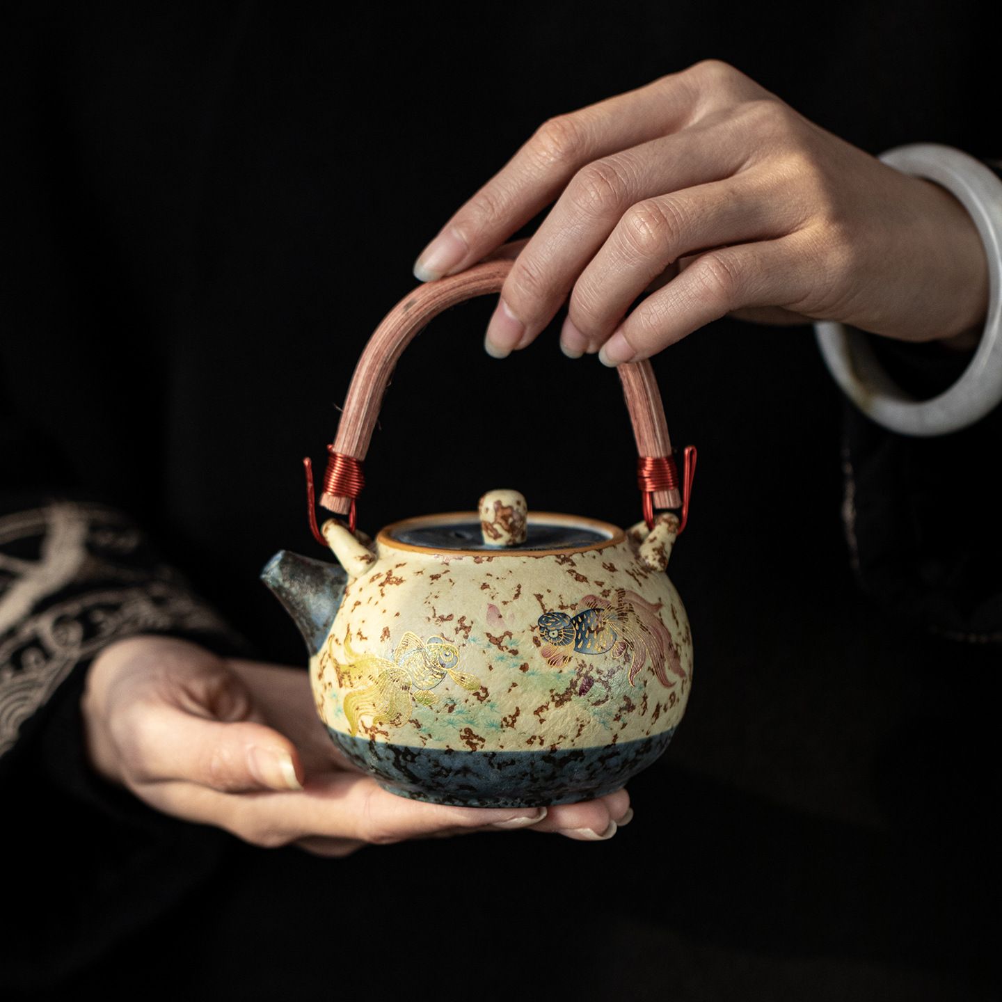 　　　 ◆◇◆売れている秘密◆◇◆ 【上品なレトロデザイン】吉祥の象徴である金魚を描いたレトロ中国茶急須は、温かみのある火石紅の質感が魅力です。職人技が光るこのセラミック急須は、置くだけでテーブルを華やかに彩り、毎日のティータイムに特別な癒やしをもたらします。和洋どちらの空間にも美しく調和する佇まいです。 【防熱仕様で安心安全】持ちやすいアーチ型のハンドルを採用した提梁急須は、熱が手に伝わりにくい防熱ハンドル付き急須です。注ぎ口は水切れが良く、お茶を注ぐ際の水垂れを防ぎます。機能性と安全性を兼ね備えた設計で、安心しておいしいお茶を最後の一滴まで注ぎ切ることができます。 【贅沢なティータイム】本格的な工夫茶を楽しめるこの中国茶器は、お茶本来の香りと旨味を引き出す陶器製茶器です。休日のリラックスタイムや、大切な来客へのおもてなしに最適です。穏やかなお茶時間を演出し、忙しい日常から離れて心がほっと温まるひとときをお届けします。 【丁寧な作りと優れた耐久性】高温で焼き上げた丈夫なセラミックティーポットは、傷がつきにくく、長くご愛用いただける陶磁器急須です。内側は洗いやすく、茶渋が残りにくい加工が施されているため、お手入れも簡単で衛生的です。日常使いでも常に美しさと清潔さを保ちます。 【大切な方への贈り物に】実用性と芸術性を兼ね備えたおしゃれな急須は、お茶好きな方へのギフトに最適です。長寿や繁栄を願うデザインの茶道具セットとして、新築祝い、母の日、敬老の日など、特別な日のプレゼントに喜ばれます。まごころを伝える特別な一品としてご活用ください。 　　　◆◇◆注意事項◆◇◆ご覧のモニターの環境、撮影環境により実物と色味が異なって見える場合がございます。湿った状態で他のものと擦り合わせると色が移る恐れがあります。濃色品の洗濯時は、白色、淡色と分けて洗ってください。説明 【風雅なレトロデザイン】職人のこだわりが光るデザイン性の高い中国茶器は、温かみのあるアンティーク調の風合いと繊細な金魚の絵柄が魅力です。独特な質感を持つ陶器 急須として、食卓に置くだけで上質な空間を演出します。毎日のティータイムにクラシカルな彩りを添える、美しいカンフー茶器です。 【火傷防止の快適設計】持ちやすい上部ハンドル（提梁）を採用したティーポットは、熱が手に伝わりにくく、安心してお使いいただけます。注ぎ口の形状にもこだわり、液だれしにくくスムーズにお茶を注ぐことができます。使い勝手の良い急須 おしゃれなデザインで、日常に快適な注ぎ心地を提供します。 【至福のティータイム】お好みの茶葉を淹れて、香り豊かな一杯を楽しむための茶器です。烏龍茶やプーアル茶などの中国茶はもちろん、日本茶や紅茶にも幅広く使える中国茶ポットとして活躍します。日々の忙しさを忘れ、ゆったりとした癒しの時間を過ごすための相棒として最適な和食器 急須です。 【優れた耐久性と職人技】な粘土を使用し、高温で丁寧に焼き上げた陶磁器 ティーポットです。手になじむ心地よい質感と、日常使いに耐える丈夫さを兼ね備えています。細部までこだわり抜いたセラミック 急須は、使うほどに味わいと愛着が湧き、末永くご愛用いただける逸品に仕上がっています。 【大切な方への贈り物に】「金玉満堂」という縁起の良い意味を持つ金魚のデザインは、お祝い ギフトに最適です。コンパクトなサイズ感のプレゼント 急須は、お茶好きな方への誕生日や記念日の贈り物として大変喜ばれます。センスの光る特別な茶器セットのようなギフトとして、温かい気持ちを届けます。