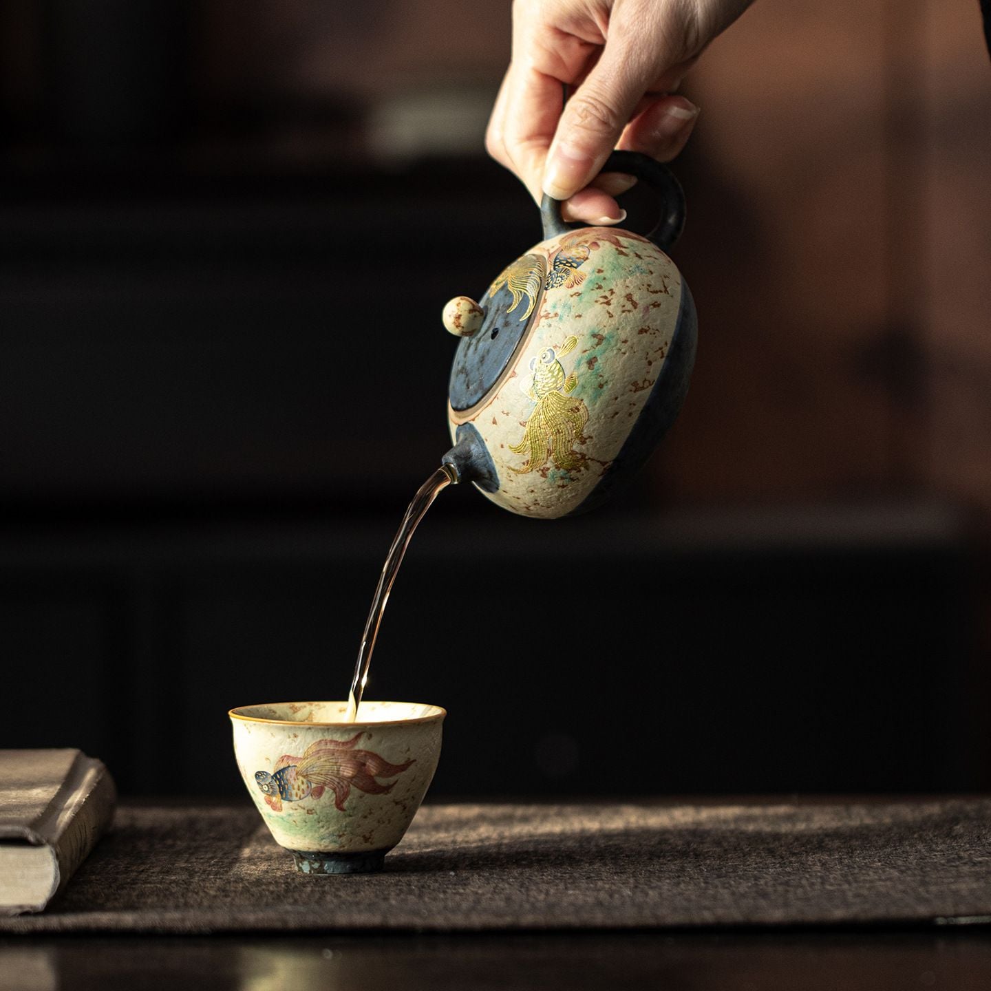 Nartoostonの急須 ティーポット 一人用 陶器 セラミック 茶器 伝統工芸 中国茶 煎茶 烏龍茶 日本茶 かわいい 金魚 和風 レトロ 職人 手作り おしゃれ ギフト プレゼント｜アングル2