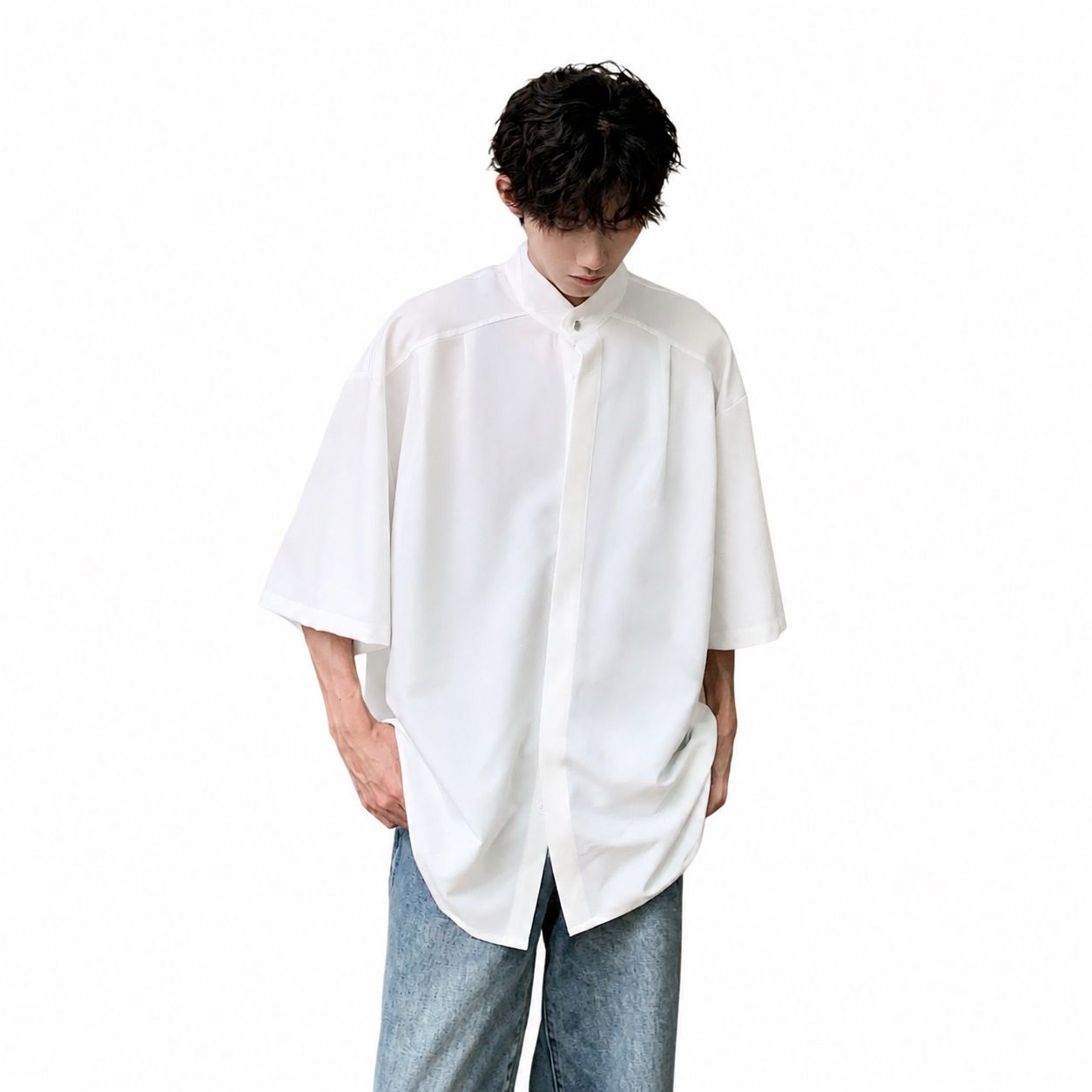 　　　 ◆◇◆売れている秘密◆◇◆ 【された和モダンデザイン】上品な落ち感のあるドレープ素材を使用し、シンプルながらも独特な存在感を放つチャイナ風メンズシャツです。美しいシルエットとマオカラーシャツのデザインが、都会的でされた大人のこなれ感を演出します。 【快適さを極めた接触冷感】ひんやりとした肌触りの接触冷感シャツは、通気性に優れ、汗ばむ季節でもベタつきにくく快適です。この涼しい半袖シャツを羽織るだけで、夏の暑い日でも涼しく軽やかな着心地をキープできます。 【抜け感漂う旬のルーズ感】トレンドのビッグシルエットシャツは、窮屈感のないゆったりとしたサイズ感が魅力です。リラックス感のあるゆったりカジュアルシャツとして、普段着からちょっとしたお出かけまで幅広く活躍します。 【シワになりにくくお手入れ簡単】耐久性に優れた素材を使用しており、シワになりにくいシャツはお手入れの手間を省きます。洗濯後も型崩れしにくく、独特な上品さを持つとろみシャツの滑らかな質感を長くお楽しみいただけます。 【幅広いコーデに映える一着】落ち着いた無地のデザインで、スラックスやデニムなど様々なボトムスと相性なメンズトップスです。個性が光るチャイナ風シャツは、大切なパートナーへの誕生日プレゼントやギフトにも喜ばれます。 　　　◆◇◆注意事項◆◇◆ご覧のモニターの環境、撮影環境により実物と色味が異なって見える場合がございます。湿った状態で他のものと擦り合わせると色が移る恐れがあります。濃色品の洗濯時は、白色、淡色と分けて洗ってください。説明 【された和モダンデザイン】上品な落ち感のあるドレープ素材を使用し、シンプルながらも独特な存在感を放つチャイナ風メンズシャツです。美しいシルエットとマオカラーのデザインが、都会的でされた大人のこなれ感を演出します。 【快適さを極めた接触冷感】ひんやりとした肌触りの接触冷感機能を備えた半袖シャツです。通気性に優れ、汗ばむ季節でもベタつきにくく、常にサラサラとした快適な着心地をキープ。夏の暑い日でも涼しく軽やかに過ごせます。 【抜け感漂うビッグシルエット】トレンドのビッグシルエットとドロップショルダーを採用したゆったりシャツ。窮屈感のないルーズなサイズ感で、カジュアルなタウンユースからリゾートシーンまで、幅広いスタイルで大活躍します。 【シワになりにくくお手入れ簡単】耐久性に優れた素材を使用し、シワになりにくいのが嬉しいポイント。洗濯後もアイロンがけの手間が少なく、デイリーユースに最適です。型崩れしにくく、美しいとろみ感を長くキープします。 【幅広いコーデに対応する万能トップス】落ち着いた無地のデザインで、幅広い年代の男性に似合うカジュアルシャツ。普段使いはもちろん、大切な人へのギフトにもおすすめです。ワイドパンツやスラックスと合わせた大人の休日スタイルに最適です。