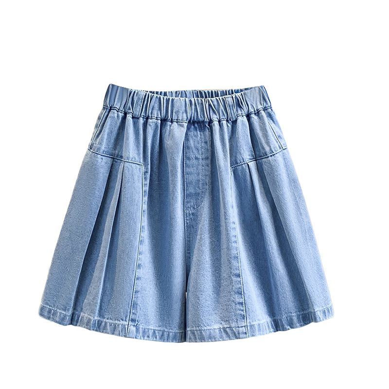 　　　 ◆◇◆売れている秘密◆◇◆ 【フェミニンなプリーツデザイン】カジュアルな「キュロットパンツ デニム」に上品なプリーツを施し、スカートのような愛らしいシルエットに仕上げました。柔らかく肌触りの良い薄手素材を採用しており、「レディース ショートパンツ ゆったり」とした快適な着心地で、夏の爽やかなスタイルを演出します。 【スタイルアップを叶える美脚ライン】お腹周りをすっきりとカバーする「ハイウエスト ハーフパンツ レディース」のデザインで、脚長効果が期待できます。裾に向かって広がるワイドなシルエットが太ももをさりげなく隠し、全身をスッキリと見せる「着痩せ デニムパンツ」として大活躍します。 【ストレスフリーなウエストゴム】ウエスト部分に伸縮性のあるゴムを採用した「デニム ショートパンツ レディース」です。締め付け感が少なく、長時間の着用でもリラックスして過ごせます。「ワイドパンツ ショート 夏」として、お出かけからデイリーユース、旅行まで幅広いシーンで快適に寄り添います。 【イージーケアで毎日洗える安心感】丁寧なステッチと丈夫な仕立てにより、日常使いでも型崩れしにくい高い耐久性を備えています。通気性が良く乾きやすい素材のため、ご家庭でのお洗濯も簡単。「キュロットパンツ デニム」の美しさを長く保ち、汗ばむ季節も常に清潔感をキープできます。 【体型を選ばない万能な1着】幅広いサイズ展開で、様々な体型の方にフィットする「レディース ショートパンツ ゆったり」仕様です。シンプルながらも華やかさがあり、Tシャツやブラウスを合わせるだけでこなれ感を演出。「ハイウエスト ハーフパンツ レディース」として夏のギフトにも喜ばれます。 　　　◆◇◆注意事項◆◇◆ご覧のモニターの環境、撮影環境により実物と色味が異なって見える場合がございます。湿った状態で他のものと擦り合わせると色が移る恐れがあります。濃色品の洗濯時は、白色、淡色と分けて洗ってください。説明 【大人可愛いAライン】ふわりと広がるプリーツデザインが魅力的なデニムショートパンツ。スカートのようなキュロットパンツ風のシルエットで、カジュアルさの中に女性らしさをプラスします。爽やかなライトブルーが、夏のコーディネートを軽やかに彩ります。 【優れた体型カバー効果】ハイウエスト ショートパンツ設計でお腹周りをすっきりと見せ、脚長効果もです。広めの裾幅が太ももを細く見せるハーフパンツ レディース仕様なので、気になる部分を自然にカバーしながら、美しいボディラインを演出します。 【ストレスフリーな履き心地】ウエストはゴム仕様で締め付け感がなく、一日中快適に過ごせるデニム キュロットです。通気性の良い薄手素材を採用したショートパンツ レディース 夏用として、汗ばむ季節でもベタつかず、旅行やレジャーでのアクティブな動きをサポートします。 【型崩れしにくい丁寧な縫製】しっかりとしたステッチワークと、型崩れしにくいプリーツ加工が施されたデニムパンツ レディース。自宅で簡単にお手入れができるので、デイリーユースに最適なショートパンツです。柔らかく肌触りの良い生地で、ヘビロテ間違いなしの1着です。 【豊富なサイズ展開】幅広い体型の方にフィットする大きいサイズ レディースをご用意いたしました。Tシャツやブラウスなど、どんなトップスとも相性なゆったり ショートパンツは、通学やお出かけなど様々なシーンで大活躍。デイリーカジュアルに欠かせない万能アイテムです。