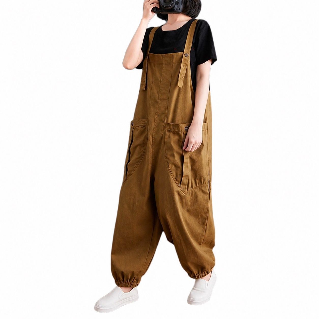 　　　 ◆◇◆売れている秘密◆◇◆ 【大人可愛いデザイン】ナチュラルな風合いが魅力のサロペット レディースは、こなれ感のあるバルーンパンツのようなふんわりとしたシルエットが特徴です。シンプルで飽きのこない無地デザインなので、どんなインナーとも相性が良く、毎日のコーディネートを優しく彩ります。 【体型カバーと快適さ】ゆったり サロペットの幅広なシルエットが気になるラインを自然にカバーし、リラックス感のある着心地を実現します。動きやすいワークパンツ仕様なので、アクティブな日常の動きを妨げず、一日中ストレスフリーで快適にお過ごしいただけます。 【実用的な大容量ポケット】フロントにあしらった大きめのポケットがアクセントになるオーバーオールは、スマホや小物の持ち運びに便利です。カジュアルパンツとしてTシャツやブラウスを合わせるだけで、簡単におしゃれなレイヤードスタイルが完成します。 【ロングシーズン活躍する素材】肌触りが柔らかく耐久性に優れたオールインワンは、春夏の主役としてはもちろん、インナーを変えることで秋口まで長く着用いただけます。丁寧な縫製で作られたサロペットパンツなので、お手入れも簡単で普段使いに最適です。 【幅広いシーンに大活躍】ナチュラル派の方におすすめのサロペット ゆったりは、お出かけや家事、アウトドアなど多様なシーンで活躍します。締め付け感のないゆったり パンツなので、リラックスしたいおうち時間や、大切な方への実用的なプレゼントにも最適です。 　　　◆◇◆注意事項◆◇◆ご覧のモニターの環境、撮影環境により実物と色味が異なって見える場合がございます。湿った状態で他のものと擦り合わせると色が移る恐れがあります。濃色品の洗濯時は、白色、淡色と分けて洗ってください。説明 【大人可愛いナチュラルデザイン】シンプルながらもディテールにこだわった「サロペット レディース」です。ゆったりとしたコクーンシルエットと大きめのサイドポケットが、女性らしい抜け感をプラス。シンプルでコーディネートしやすく、デイリーユースにぴったりの「サロペットパンツ」です。 【体型カバーも叶うゆったりシルエット】締め付け感のない「ゆったり オールインワン」は、気になるヒップや太もも周りを自然にカバーしてくれます。裾に向かって細くなるバルーンパンツのようなデザインで、ルーズになりすぎず、すっきりとした印象を与える「オーバーオール レディース」です。 【着回し力で毎日のおしゃれが楽しくなる】インナー次第でオールシーズン着回せる「カジュアル ワイドパンツ」仕様です。春先は長袖Tシャツやブラウスと合わせ、夏はTシャツやタンクトップと合わせるだけでトレンドのワークスタイルが完成する万能な「サロペット」です。 【着心地の良い素材と実用性】肌触りが柔らかく通気性に優れた生地を使用した「ワークパンツ」です。動きやすさを重視した設計で、旅行やレジャー、アクティブなシーンにもおすすめ。スマホや小物をサッと収納できる大容量のポケット付きで、お出かけ時も手ぶらで快適です。 【幅広いシーンに対応＆プレゼントにも最適】リラックス感溢れる「サロペットパンツ」は、普段着としてはもちろん、ルームウェアやマタニティウェアとしても重宝します。落ち着いたカラー展開で20代から50代まで幅広く着用でき、大切なご家族やご友人への贈り物にも喜ばれます。
