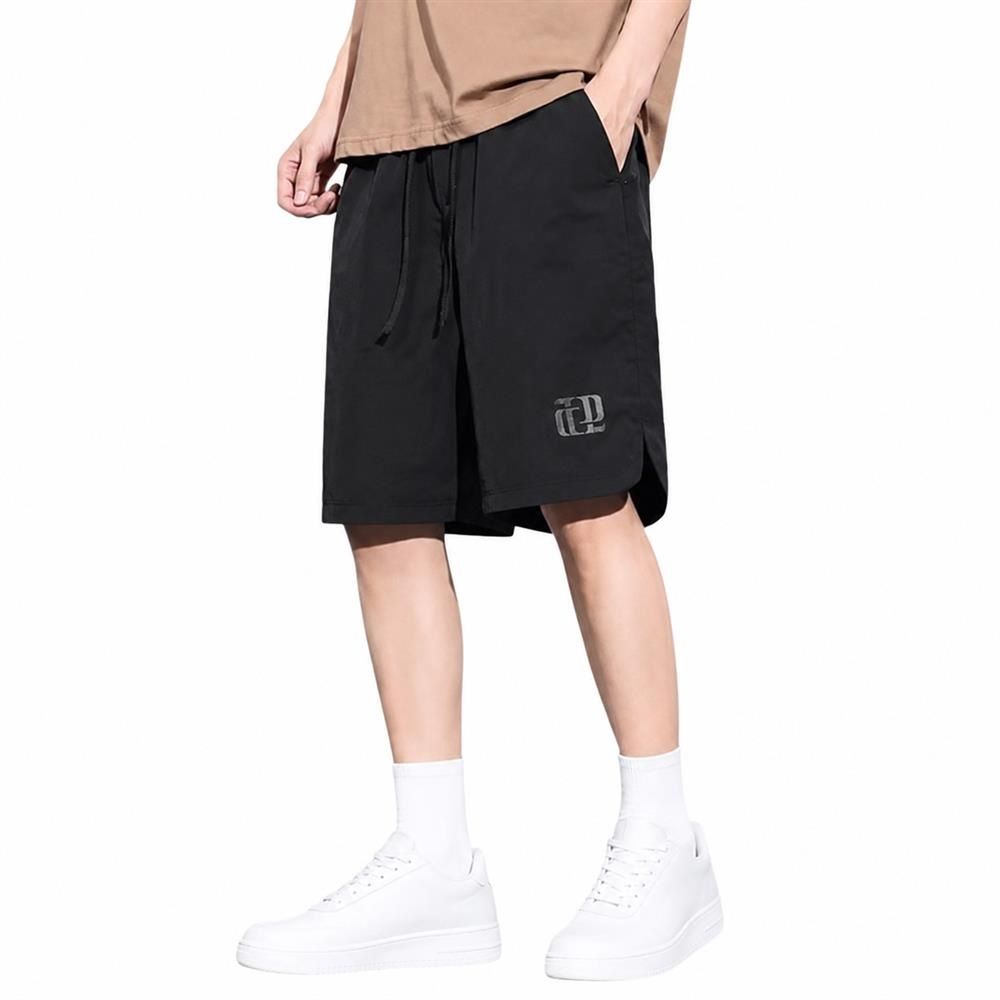 　　　 ◆◇◆売れている秘密◆◇◆ 【お洒落なメンズ ショートパンツ】ルーズなシルエットとシンプルなロゴデザインが特徴のハーフパンツ メンズです。されたカジュアルスタイルを演出し、どんなTシャツにも合わせやすい1着。普段着としてはもちろん、ちょっとしたお出かけにも大活躍する夏の万能アイテムです。 【ひんやり快適な接触冷感 パンツ】肌に触れた瞬間に冷たさを感じる吸汗速乾 短パンです。通気性に優れた薄手の生地を採用しており、汗をかいてもベタつかず、一日中爽やかな穿き心地をキープ。夏の暑い日でも涼しい 半ズボンとして快適に過ごせます。 【ストレスフリーな履き心地】ゆったりとした幅広の五分丈 ワイドパンツなので、体の動きを妨げずリラックスして着用できます。ウエスト部分はドローコード付きでサイズ調整も簡単。日常のルームウェアとしてはもちろん、軽いランニングなどのスポーツウェア カジュアルとしても最適です。 【丈夫で長持ち、イージーケア】型崩れしにくいなポリエステルブレンド素材のイージーパンツです。自宅の洗濯機で丸洗い可能で、洗濯後も乾きやすくシワになりにくいのが嬉しいポイント。毎日アクティブに動き回る男性の強い味方となる機能的なメンズ 短パンです。 【選べるカラーとサイズ展開】ベーシックなブラックやカーキなど、着回しやすいカラーをラインナップしたメンズ カジュアルパンツ。豊富なサイズ展開で、様々な体型の方にジャストフィットします。自分用にはもちろん、旦那様や彼氏、ご友人への夏ギフトとしても喜ばれるショートパンツです。 　　　◆◇◆注意事項◆◇◆ご覧のモニターの環境、撮影環境により実物と色味が異なって見える場合がございます。湿った状態で他のものと擦り合わせると色が移る恐れがあります。濃色品の洗濯時は、白色、淡色と分けて洗ってください。説明 【トレンド感溢れるデザイン】されたシルエットが魅力のメンズハーフパンツです。シンプルながらもおしゃれな英字ロゴと、裾のサイドスリットがアクセントになり、大人のこなれ感を演出します。カジュアルな日常使いからストリートスタイルまで、夏のメンズファッションをおしゃれに彩ります。 【驚きの吸汗速乾性と涼感】汗をかいてもすぐに乾く接触冷感ショートパンツです。肌に触れた瞬間にひんやりとした心地よさを提供し、湿度の高い季節でもドライで快適な着用感をキープします。ベタつきを抑え、スポーツショートパンツとしても高い機能性を発揮する一枚です。 【ストレスフリーな履き心地】ウエスト部分は調節可能なドローコード仕様のメンズゴムズボンです。体型に合わせて程よくフィットし、締め付け感のないリラックスした着用感を実現します。ゆったりとしたワイドショートパンツのシルエットで、動きやすくお出かけも快適です。 【耐久性と簡単お手入れ】摩擦に強く型崩れしにくいな薄手イージーパンツです。自宅での洗濯機洗いに対応しており、汗をかきやすい夏場でも毎日清潔にご着用いただけます。シワになりにくく乾きやすいため、旅行や出張時のメンズ夏ズボンとしても重宝します。 【幅広いシーンとギフトに】豊富なサイズ展開で、様々な体型の方に似合うゆったりカジュアルパンツです。ご自身用にはもちろん、旦那様や彼氏、ご友人への誕生日プレゼントや父の日の贈り物としても喜ばれます。日常のルームウェア、ランニング、アウトドアにも最適です。
